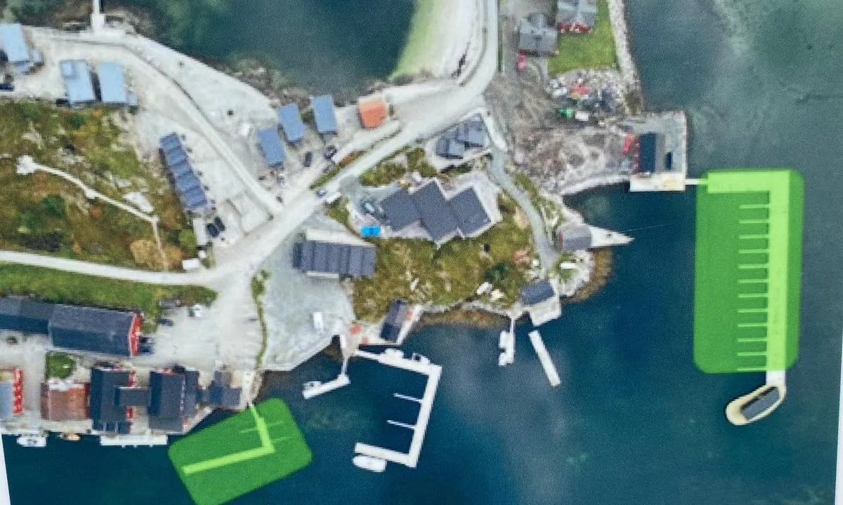 Lovund, Hamnholmen: {"base": "no", "no": "Gjestehavna som er markert gr\u00f8nt heter Hamnholmbrygga & Hildring havn. Den innerste brygga har en stor badstue ytterst. Gjestehavna i midten heter Lovund Arkipel (Lovund Rorbu Hotell)", "se": "G\u00e4sthamnen som \u00e4r markerad gr\u00f6nt heter Hamnholmbryggan & Hildring hamn. Den innersta bryggan har en stor bastu ytterst. G\u00e4sthamnen i mitten heter Lovund Arkipel (Lovund Rorbu Hotell)", "en": "The guest harbour marked in green is called Hamnholmbrygga & Hildring harbour. The innermost pier has a large sauna at the far end. The guest harbour in the middle is called Lovund Arkipel (Lovund Rorbu Hotel).", "da": "G\u00e6stehavnen, som er markeret gr\u00f8nt, hedder Hamnholmbrygga & Hildring havn. Den inderste bro har en stor sauna yderst. G\u00e6stehavnen i midten hedder Lovund Arkipel (Lovund Rorbu Hotel)", "fr": "Le port de plaisance marqu\u00e9 en vert s'appelle Hamnholmbrygga & Hildring havn. Le quai le plus int\u00e9rieur a un grand sauna \u00e0 l'extr\u00e9mit\u00e9. Le port de plaisance au milieu s'appelle Lovund Arkipel (Lovund Rorbu Hotell)", "de": "Der in Gr\u00fcn markierte G\u00e4stehafen hei\u00dft Hamnholmbrygga & Hildring havn. Am \u00e4u\u00dferen Ende des inneren Stegs gibt es eine gro\u00dfe Sauna. Der mittlere G\u00e4stehafen hei\u00dft Lovund Arkipel (Lovund Rorbu Hotell)", "es": "El puerto de hu\u00e9spedes marcado en verde se llama Hamnholmbrygga & Hildring havn. El muelle m\u00e1s interior tiene una gran sauna en el extremo. El puerto de hu\u00e9spedes en el medio se llama Lovund Arkipel (Lovund Rorbu Hotell).", "it": "Il porto per gli ospiti indicato in verde si chiama Hamnholmbrygga & Hildring havn. Il pontile pi\u00f9 interno ha una grande sauna all'estremit\u00e0. Il porto per gli ospiti al centro si chiama Lovund Arkipel (Lovund Rorbu Hotell)", "pt": "O porto de visitantes marcado em verde chama-se Hamnholmbrygga & Hildring havn. O cais mais interno possui uma grande sauna na extremidade. O porto de visitantes no meio chama-se Lovund Arkipel (Lovund Rorbu Hotell)", "nl": "De jachthaven die groen gemarkeerd is heet Hamnholmbrygga & Hildring havn. De binnenste steiger heeft aan het uiteinde een grote sauna. De jachthaven in het midden heet Lovund Arkipel (Lovund Rorbu Hotel)", "pl": "Przysta\u0144 go\u015bcinna zaznaczona na zielono nazywa si\u0119 Hamnholmbrygga & Hildring havn. Najbardziej wewn\u0119trzne molo ma du\u017c\u0105 saun\u0119 na ko\u0144cu. Przysta\u0144 go\u015bcinna w \u015brodku nazywa si\u0119 Lovund Arkipel (Lovund Rorbu Hotell)", "uk": "\u0413\u043e\u0441\u0442\u044c\u043e\u0432\u0430 \u0433\u0430\u0432\u0430\u043d\u044c, \u043f\u043e\u0437\u043d\u0430\u0447\u0435\u043d\u0430 \u0437\u0435\u043b\u0435\u043d\u0438\u043c, \u043d\u0430\u0437\u0438\u0432\u0430\u0454\u0442\u044c\u0441\u044f Hamnholmbrygga & Hildring havn. \u041d\u0430\u0439\u0432\u043d\u0443\u0442\u0440\u0456\u0448\u043d\u0456\u0439 \u043f\u0440\u0438\u0447\u0430\u043b \u043c\u0430\u0454 \u0432\u0435\u043b\u0438\u043a\u0443 \u0441\u0430\u0443\u043d\u0443 \u0437\u043e\u0432\u043d\u0456. \u0413\u043e\u0441\u0442\u044c\u043e\u0432\u0430 \u0433\u0430\u0432\u0430\u043d\u044c \u043f\u043e\u0441\u0435\u0440\u0435\u0434\u0438\u043d\u0456 \u043d\u0430\u0437\u0438\u0432\u0430\u0454\u0442\u044c\u0441\u044f Lovund Arkipel (Lovund Rorbu Hotell)", "ro": "Portul pentru oaspe\u021bi marcat cu verde se nume\u0219te Hamnholmbrygga & Hildring havn. Cea mai interioar\u0103 debarcader\u0103 are o saun\u0103 mare la cap\u0103t. Portul pentru oaspe\u021bi din mijloc se nume\u0219te Lovund Arkipel (Lovund Rorbu Hotell).", "tr": "Misafir liman\u0131 ye\u015fil renkte i\u015faretlenmi\u015f olup 'Hamnholmbrygga & Hildring havn' ad\u0131n\u0131 ta\u015f\u0131r. \u0130\u00e7teki iskelede en d\u0131\u015f tarafta b\u00fcy\u00fck bir sauna bulunur. Ortadaki misafir liman\u0131 'Lovund Arkipel (Lovund Rorbu Hotell)' ad\u0131n\u0131 ta\u015f\u0131r.", "el": "\u0397 \u03be\u03ad\u03bd\u03b7 \u03bc\u03b1\u03c1\u03af\u03bd\u03b1 \u03c0\u03bf\u03c5 \u03b5\u03af\u03bd\u03b1\u03b9 \u03c3\u03b7\u03bc\u03b1\u03b4\u03b5\u03bc\u03ad\u03bd\u03b7 \u03bc\u03b5 \u03c0\u03c1\u03ac\u03c3\u03b9\u03bd\u03bf \u03bb\u03ad\u03b3\u03b5\u03c4\u03b1\u03b9 Hamnholmbrygga & Hildring havn. \u0397 \u03b5\u03c3\u03c9\u03c4\u03b5\u03c1\u03b9\u03ba\u03ae \u03c0\u03c1\u03bf\u03b2\u03bb\u03ae\u03c4\u03b1 \u03ad\u03c7\u03b5\u03b9 \u03bc\u03b9\u03b1 \u03bc\u03b5\u03b3\u03ac\u03bb\u03b7 \u03c3\u03ac\u03bf\u03c5\u03bd\u03b1 \u03c3\u03c4\u03bf \u03c4\u03ad\u03bb\u03bf\u03c2 \u03c4\u03b7\u03c2. \u0397 \u03be\u03ad\u03bd\u03b7 \u03bc\u03b1\u03c1\u03af\u03bd\u03b1 \u03c3\u03c4\u03b7 \u03bc\u03ad\u03c3\u03b7 \u03bb\u03ad\u03b3\u03b5\u03c4\u03b1\u03b9 Lovund Arkipel (\u039e\u03b5\u03bd\u03bf\u03b4\u03bf\u03c7\u03b5\u03af\u03bf Lovund Rorbu).", "cs": "P\u0159\u00edstav pro hosty ozna\u010den\u00fd zelen\u011b se jmenuje Hamnholmbrygga & Hildring havn. Nejvnit\u0159n\u011bj\u0161\u00ed molo m\u00e1 na konci velkou saunu. P\u0159\u00edstav pro hosty uprost\u0159ed se jmenuje Lovund Arkipel (Lovund Rorbu Hotell)", "hu": "A z\u00f6lddel jel\u00f6lt vend\u00e9gharbor Hamnholmbrygga & Hildring havn n\u00e9ven ismert. A legbels\u0151 m\u00f3l\u00f3n van egy nagy szauna a v\u00e9g\u00e9n. A k\u00f6z\u00e9ps\u0151 vend\u00e9gharbor Lovund Arkipel (Lovund Rorbu Hotel) n\u00e9ven ismert.", "fi": "Vierassatama, joka on merkitty vihre\u00e4ll\u00e4, on nimelt\u00e4\u00e4n Hamnholmbrygga & Hildring havn. Sisimm\u00e4ss\u00e4 laiturissa on suuri sauna laiturin p\u00e4\u00e4ss\u00e4. Keskimm\u00e4inen vierassatama on nimelt\u00e4\u00e4n Lovund Arkipel (Lovund Rorbu Hotell)", "bg": "\u0413\u043e\u0441\u0442\u0443\u0432\u0430\u0449\u043e\u0442\u043e \u043f\u0440\u0438\u0441\u0442\u0430\u043d\u0438\u0449\u0435, \u043a\u043e\u0435\u0442\u043e \u0435 \u043e\u0442\u0431\u0435\u043b\u044f\u0437\u0430\u043d\u043e \u0432 \u0437\u0435\u043b\u0435\u043d\u043e, \u0441\u0435 \u043d\u0430\u0440\u0438\u0447\u0430 Hamnholmbrygga & Hildring havn. \u041d\u0430\u0439-\u0432\u044a\u0442\u0440\u0435\u0448\u043d\u043e\u0442\u043e \u043f\u0440\u0438\u0441\u0442\u0430\u043d\u0438\u0449\u0435 \u0438\u043c\u0430 \u0433\u043e\u043b\u044f\u043c\u0430 \u0441\u0430\u0443\u043d\u0430 \u043d\u0430 \u043d\u0430\u0439-\u0432\u044a\u043d\u0448\u043d\u0430\u0442\u0430 \u0447\u0430\u0441\u0442. \u0413\u043e\u0441\u0442\u0443\u0432\u0430\u0449\u043e\u0442\u043e \u043f\u0440\u0438\u0441\u0442\u0430\u043d\u0438\u0449\u0435 \u0432 \u0441\u0440\u0435\u0434\u0430\u0442\u0430 \u0441\u0435 \u043d\u0430\u0440\u0438\u0447\u0430 Lovund Arkipel (Lovund Rorbu Hotell)", "sr": "\u0413\u043e\u0441\u0442\u0443\u0458\u0443\u045b\u0430 \u043b\u0443\u043a\u0430 \u043a\u043e\u0458\u0430 \u0458\u0435 \u043e\u0431\u0435\u043b\u0435\u0436\u0435\u043d\u0430 \u0437\u0435\u043b\u0435\u043d\u043e\u043c \u0431\u043e\u0458\u043e\u043c \u0437\u043e\u0432\u0435 \u0441\u0435 Hamnholmbrygga & Hildring havn. \u0423\u043d\u0443\u0442\u0440\u0430\u0448\u045a\u0438 \u0434\u0435\u043e \u043f\u0440\u0438\u0441\u0442\u0430\u043d\u0438\u0448\u0442\u0430 \u0438\u043c\u0430 \u0432\u0435\u043b\u0438\u043a\u0443 \u0441\u0430\u0443\u043d\u0443 \u043d\u0430 \u0441\u0430\u043c\u043e\u043c \u043a\u0440\u0430\u0458\u0443. \u0413\u043e\u0441\u0442\u0443\u0458\u0443\u045b\u0430 \u043b\u0443\u043a\u0430 \u0443 \u0441\u0440\u0435\u0434\u0438\u043d\u0438 \u0441\u0435 \u0437\u043e\u0432\u0435 Lovund Arkipel (Lovund Rorbu Hotel)", "et": "Roheline m\u00e4rgitud k\u00fclalissadam on nimega Hamnholmbrygga & Hildring sadam. Sisemine kai sisaldab suurt sauna kai otsas. Keskel asuv k\u00fclalissadam on nimega Lovund Arhipelaag (Lovund Rorbu Hotell)", "lv": "Viesu piest\u0101tne, kas atz\u012bm\u0113ta za\u013c\u0101 kr\u0101s\u0101, saucas Hamnholmbrygga & Hildring havn. Iek\u0161\u0113j\u0101 piest\u0101tne ir ar lielu saunu gal\u0101. Viesu piest\u0101tne vid\u016b saucas Lovund Arkipel (Lovund Rorbu Hotell)", "lt": "Sve\u010di\u0173 uostas pa\u017eym\u0117tas \u017ealiai vadinasi Hamnholmbrygga & Hildring havn. Vidiniame prieplaukos gale yra didel\u0117 pirtis i\u0161or\u0117je. Viduriniame sve\u010di\u0173 uoste yra Lovund Arkipel (Lovund Rorbu Hotell)"}