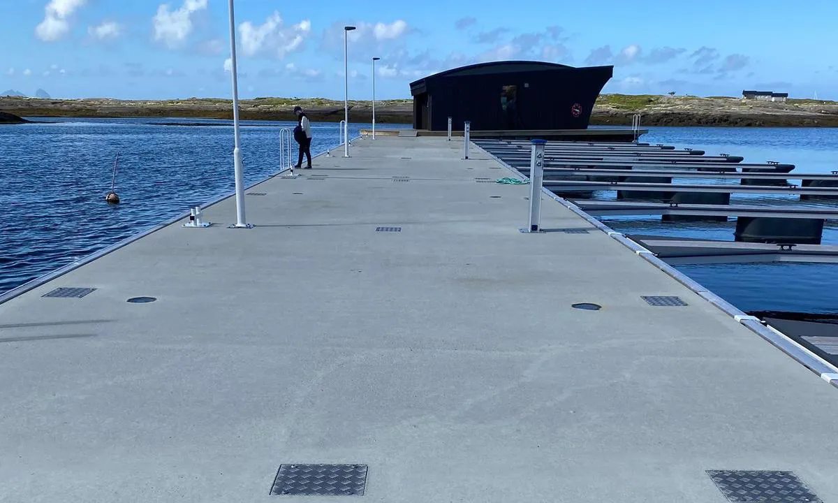 Lovund, Hamnholmen: {"base": "no", "no": "Badstue ytterst", "se": "Bastu ytterst", "en": "Sauna, located at the outer edge", "da": "Sauna yderst", "fr": "Sauna \u00e0 l'ext\u00e9rieur", "de": "Sauna am \u00e4u\u00dferen Ende", "es": "Sauna exterior", "it": "Sauna esterna", "pt": "Sauna mais ao largo", "nl": "Sauna aan de buitenkant", "pl": "Sauna na samym ko\u0144cu", "uk": "\u0421\u0430\u0443\u043d\u0430 \u043d\u0430 \u043a\u0440\u0430\u044e", "ro": "Saun\u0103 \u00een exterior", "tr": "En d\u0131\u015fta sauna", "el": "\u03a3\u03ac\u03bf\u03c5\u03bd\u03b1 \u03c3\u03c4\u03b7\u03bd \u03ac\u03ba\u03c1\u03b7", "cs": "Sauna na konci", "hu": "Szauna a legk\u00fcls\u0151 r\u00e9szen", "fi": "Sauna ulkona", "bg": "\u0421\u0430\u0443\u043d\u0430 \u043d\u0430\u0439-\u0432\u044a\u043d\u0448\u043d\u0430", "sr": "\u0421\u0430\u0443\u043d\u0430 \u043d\u0430 \u0441\u0430\u043c\u043e\u043c \u043a\u0440\u0430\u0458\u0443", "et": "Saun \u00e4\u00e4rmises otsas", "lv": "Pirts vieta pie \u0101rmalas", "lt": "Sauna pa\u010dioje pabaigoje"}