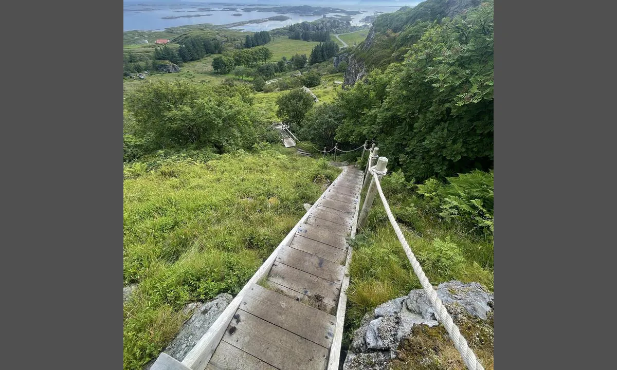 Lovund Rorbu Hotell: Naturstien opp til lundeura er veldig godt tilrettelagt.