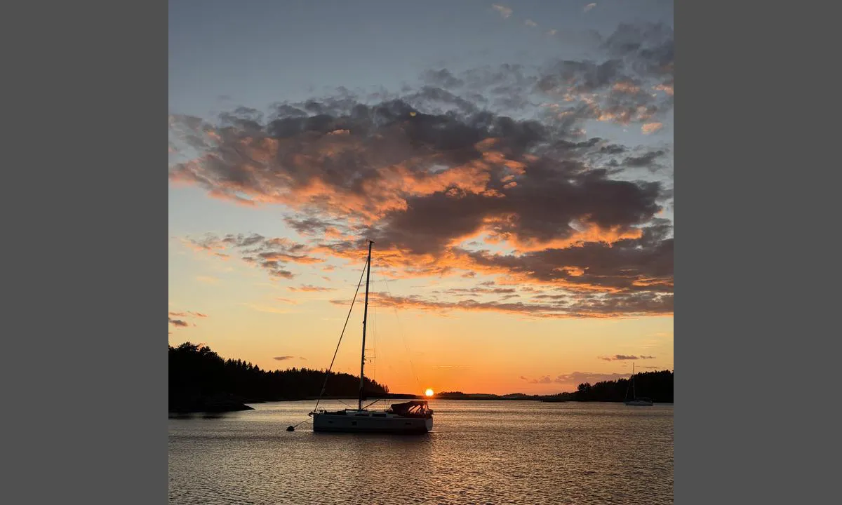 Lurö Bösshamn: {"base": "no", "no": "To SXK b\u00f8yer i bukta og godt med plass for flere p\u00e5 svai. \u00c5pen mot N\u00d8, men eller greit med le. Fine stier p\u00e5 Lur\u00f6", "se": "Tv\u00e5 SXK-bojar i bukten och gott om plats f\u00f6r flera p\u00e5 svaj. \u00d6ppen mot NO, men annars bra med l\u00e4. Fina stigar p\u00e5 Lur\u00f6.", "en": "Two SXK buoys in the bay and plenty of room for more at anchor. Open towards NE, but otherwise fairly sheltered. Nice trails on Lur\u00f6", "da": "To SXK b\u00f8jer i bugten og godt med plads til flere for anker. \u00c5ben mod NE, men ellers godt med l\u00e6. Fine stier p\u00e5 Lur\u00f6", "fr": "Deux bou\u00e9es SXK dans la baie et de la place pour plusieurs autres au mouillage. Ouvert vers le NE, sinon bien abrit\u00e9. Belles sentiers sur Lur\u00f6", "de": "Zwei SXK-Bojen in der Bucht und viel Platz f\u00fcr mehrere Boote zum Schwojen. Offen nach NO, aber ansonsten gut gesch\u00fctzt. Sch\u00f6ne Wege auf Lur\u00f6", "es": "To SXK boyas en la bah\u00eda y buen espacio para m\u00e1s barcos al ancla. Abierto hacia NE, pero en general bien protegido. Bonitos senderos en Lur\u00f6", "it": "Due boe SXK nella baia e ampio spazio per altre imbarcazioni all'ancora. Aperto verso NE, ma altrimenti riparato. Bei sentieri su Lur\u00f6", "pt": "Boias SXK na ba\u00eda e bastante espa\u00e7o para mais barcos ao fundeio. Aberta para NE, mas caso contr\u00e1rio, bem protegida. Trilhas agrad\u00e1veis em Lur\u00f6.", "nl": "Twee SXK boeien in de baai en voldoende ruimte voor meer schepen om voor anker te gaan. Open richting NO, maar verder voldoende beschutting. Mooie paden op Lur\u00f6.", "pl": "Do boi SXK w zatoce i du\u017co miejsca dla wi\u0119kszej ilo\u015bci na kotwicy. Otwarta w kierunku NE, ale w przeciwnym razie dobrze os\u0142oni\u0119ta. Pi\u0119kne \u015bcie\u017cki na Lur\u00f6.", "uk": "\u0414\u043e SXK \u0431\u0443\u0439\u043a\u0456\u0432 \u0443 \u0437\u0430\u0442\u043e\u0446\u0456 \u0454 \u0431\u0430\u0433\u0430\u0442\u043e \u043c\u0456\u0441\u0446\u044f \u0434\u043b\u044f \u0442\u0438\u0445, \u0449\u043e \u043d\u0430 \u044f\u043a\u043e\u0440\u0456. \u0412\u0456\u0434\u043a\u0440\u0438\u0442\u043e \u0434\u043e \u041f\u043d\u0421\u0445, \u0430\u043b\u0435 \u0432 \u0456\u043d\u0448\u043e\u043c\u0443 \u0432\u0438\u043f\u0430\u0434\u043a\u0443 \u0434\u043e\u0431\u0440\u0435 \u0437\u0430\u0445\u0438\u0449\u0435\u043d\u043e. \u0413\u0430\u0440\u043d\u0456 \u0441\u0442\u0435\u0436\u043a\u0438 \u043d\u0430 \u041b\u0443\u0440\u043e", "ro": "Boele SXK \u00een golf \u0219i loc suficient pentru altele pe ancor\u0103. Deschis spre NE, dar altfel bine protejat. Trasee frumoase pe Lur\u00f6", "tr": "Koyda SXK \u015famand\u0131ralar\u0131 ve daha fazla tekne i\u00e7in yeterli alan suda serbest\u00e7e pozisyon almak i\u00e7in mevcut. Kuzeydo\u011fuya a\u00e7\u0131k, ama aksi halde iyi koruma sa\u011flan\u0131yor. Lur\u00f6'de g\u00fczel patikalar", "el": "\u03a5\u03c0\u03ac\u03c1\u03c7\u03bf\u03c5\u03bd \u03c3\u03b7\u03bc\u03b1\u03bd\u03c4\u03ae\u03c1\u03b5\u03c2 SXK \u03c3\u03c4\u03bf\u03bd \u03ba\u03cc\u03bb\u03c0\u03bf \u03ba\u03b1\u03b9 \u03b1\u03c1\u03ba\u03b5\u03c4\u03cc\u03c2 \u03c7\u03ce\u03c1\u03bf\u03c2 \u03b3\u03b9\u03b1 \u03ac\u03bb\u03bb\u03bf\u03c5\u03c2 \u03b1\u03b3\u03ba\u03c5\u03c1\u03bf\u03b2\u03bf\u03bb\u03b7\u03bc\u03ad\u03bd\u03bf\u03c5\u03c2. \u0391\u03bd\u03bf\u03b9\u03c7\u03c4\u03cc \u03c0\u03c1\u03bf\u03c2 \u0392\u0391, \u03b1\u03bb\u03bb\u03ac \u03ba\u03b1\u03c4\u03ac \u03c4\u03b1 \u03ac\u03bb\u03bb\u03b1 \u03c0\u03c1\u03bf\u03c3\u03c6\u03ad\u03c1\u03b5\u03b9 \u03ba\u03b1\u03bb\u03ae \u03c0\u03c1\u03bf\u03c3\u03c4\u03b1\u03c3\u03af\u03b1. \u03a5\u03c0\u03ad\u03c1\u03bf\u03c7\u03b1 \u03bc\u03bf\u03bd\u03bf\u03c0\u03ac\u03c4\u03b9\u03b1 \u03c3\u03c4\u03bf Lur\u00f6.", "cs": "SXK b\u00f3je v z\u00e1toce a dost m\u00edsta pro dal\u0161\u00ed lod\u011b na kotv\u011b. Otev\u0159eno k severov\u00fdchodu, ale jinak dobr\u00e1 ochrana. Kr\u00e1sn\u00e9 stezky na ostrov\u011b Lur\u00f6", "hu": "SXK b\u00f3j\u00e1k a \u00f6b\u00f6lben \u00e9s sok hely a t\u00f6bbieknek horgonyon. Nyitott az \u00c9K-i sz\u00e9l fel\u00e9, egy\u00e9bk\u00e9nt j\u00f3l v\u00e9dett. Sz\u00e9p \u00f6sv\u00e9nyek Lur\u00f6-n.", "fi": "SXK-poijuja lahdelmassa, ja tilaa riitt\u00e4\u00e4 useammalle ankkuroituneelle. Avoin koilliseen, mutta muuten hyvin suojainen. Kauniita polkuja Lur\u00f6ll\u00e4.", "bg": "\u0414\u0432\u0435 \u0448\u0430\u043c\u0430\u043d\u0434\u0443\u0440\u0438 \u043d\u0430 SXK \u0432 \u0437\u0430\u043b\u0438\u0432\u0430 \u0438 \u0434\u043e\u0441\u0442\u0430\u0442\u044a\u0447\u043d\u043e \u043c\u044f\u0441\u0442\u043e \u0437\u0430 \u043e\u0449\u0435 \u043f\u043b\u0430\u0432\u0430\u0442\u0435\u043b\u043d\u0438 \u0441\u044a\u0434\u043e\u0432\u0435 \u043d\u0430 \u043a\u043e\u0442\u0432\u0430. \u041e\u0442\u0432\u043e\u0440\u0435\u043d\u043e \u043a\u044a\u043c \u0441\u0435\u0432\u0435\u0440\u043e\u0438\u0437\u0442\u043e\u043a, \u043d\u043e \u0438\u043d\u0430\u0447\u0435 \u0441\u044a\u0441 \u0437\u0430\u0434\u043e\u0432\u043e\u043b\u0438\u0442\u0435\u043b\u043d\u0430 \u0437\u0430\u0449\u0438\u0442\u0435\u043d\u043e\u0441\u0442 \u043e\u0442 \u0432\u044f\u0442\u044a\u0440. \u041a\u0440\u0430\u0441\u0438\u0432\u0438 \u043f\u044a\u0442\u0435\u043a\u0438 \u043d\u0430 \u041b\u0443\u0440\u044c\u043e.", "sr": "Postoje SXK bove u zalivu i dovoljno mesta za sidrenje. Otvoreno prema SI, ali ina\u010de dobar zaklon. Lepi putevi na Lur\u00f6.", "et": "SXK poid lahes ja palju ruumi rohkematele ankruvetele. Avatud NE suunas, kuid muidu on hea kaitse. Kaunid rajad Lur\u00f6l.", "lv": "SXK bojas l\u012bc\u012b un daudz vietas vair\u0101k\u0101m, kas grib \u0161\u016bpoties <i>p\u00e5 svai</i>. Atv\u0113rts pret ZAV, bet cit\u0101di labi ar patv\u0113rumu. Skaistas takas uz Lur\u00f6", "lt": "SXK pl\u016bdurai \u012flankoje ir u\u017etenka vietos daugiau inkaruotiems laivams. Atvira \u0160R v\u0117jui, bet kitaip gerai apsaugota. Gra\u017e\u016bs takai Lur\u00f6 saloje"}
