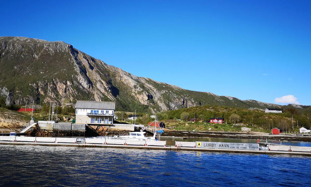 Lurøy - Torshavn: Det er fin sti opp til Lurfjellet (685m)med passe stigning, uten skumle parti og fantastisk utsikt fra toppen.
Foto: Bernt Aanonsen