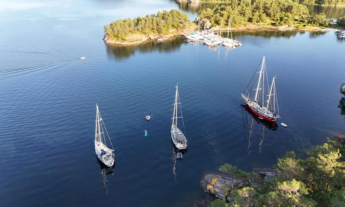 Lykjelsøy: {"base": "no", "no": "Nydelig Julidag, ankret ved siden av Laura Dekker!", "se": "H\u00e4rlig juli dag, ankrad bredvid Laura Dekker!", "en": "Beautiful July day, anchored next to Laura Dekker!", "da": "Smuk julidag, forankret ved siden af Laura Dekker!", "fr": "Magnifique journ\u00e9e de juillet, ancr\u00e9 \u00e0 c\u00f4t\u00e9 de Laura Dekker\u00a0!", "de": "Herrlicher Julitag, vor Anker neben Laura Dekker!", "es": "Hermoso d\u00eda de julio, \u00a1anclado junto a Laura Dekker!", "it": "Bellissima giornata di luglio, ancorati accanto a Laura Dekker!", "pt": "<p>Lindo dia de julho, ancorados ao lado de Laura Dekker!</p>", "nl": "Prachtige julidag, verankerd naast Laura Dekker!", "pl": "Pi\u0119kny lipcowy dzie\u0144, zakotwiczony obok Laury Dekker!", "uk": "\u041f\u0440\u0435\u043a\u0440\u0430\u0441\u043d\u0438\u0439 \u043b\u0438\u043f\u043d\u0435\u0432\u0438\u0439 \u0434\u0435\u043d\u044c, \u043a\u0438\u043d\u0443\u043b\u0438 \u044f\u043a\u0456\u0440 \u043f\u043e\u0440\u0443\u0447 \u0437 \u041b\u0430\u0443\u0440\u043e\u044e \u0414\u0435\u043a\u043a\u0435\u0440!", "ro": "Zi minunat\u0103 de iulie, ancorat l\u00e2ng\u0103 Laura Dekker!", "tr": "G\u00fczel bir Temmuz g\u00fcn\u00fc, Laura Dekker'in yan\u0131nda demir att\u0131k!", "el": "\u03a5\u03c0\u03ad\u03c1\u03bf\u03c7\u03b7 \u0399\u03bf\u03c5\u03bb\u03b9\u03b1\u03bd\u03ae \u03bc\u03ad\u03c1\u03b1, \u03b1\u03b3\u03ba\u03c5\u03c1\u03bf\u03b2\u03bf\u03bb\u03b7\u03bc\u03ad\u03bd\u03bf\u03b9 \u03b4\u03af\u03c0\u03bb\u03b1 \u03c3\u03c4\u03b7 Laura Dekker!", "cs": "Kr\u00e1sn\u00fd \u010dervencov\u00fd den, zakotveno vedle Laury Dekkerov\u00e9!", "hu": "<p>Gy\u00f6ny\u00f6r\u0171 j\u00faliusi nap, horgonyzott Laura Dekker mellett!</p>", "fi": "Ihana hein\u00e4kuun p\u00e4iv\u00e4, ankkuroituna Laura Dekkerin viereen!", "bg": "\u041f\u0440\u0435\u043a\u0440\u0430\u0441\u0435\u043d \u044e\u043b\u0441\u043a\u0438 \u0434\u0435\u043d, \u0437\u0430\u043a\u043e\u0442\u0432\u0435\u043d \u0434\u043e \u041b\u0430\u0443\u0440\u0430 \u0414\u0435\u043a\u0435\u0440!", "sr": "\u0414\u0438\u0432\u0430\u043d \u0458\u0443\u043b\u0441\u043a\u0438 \u0434\u0430\u043d, \u0443\u0441\u0438\u0434\u0440\u0435\u043d\u0438 \u043f\u043e\u0440\u0435\u0434 \u041b\u0430\u0443\u0440\u0435 \u0414\u0435\u043a\u0435\u0440!", "et": "Kaunis juulip\u00e4ev, ankrus Laura Dekkeri k\u00f5rval!", "lv": "Br\u012bni\u0161\u0137\u012bga j\u016blija diena, enkurots blakus Laurai Dekerei!", "lt": "Nuostabi liepos diena, inkaras \u0161alia Laura Dekker!"}