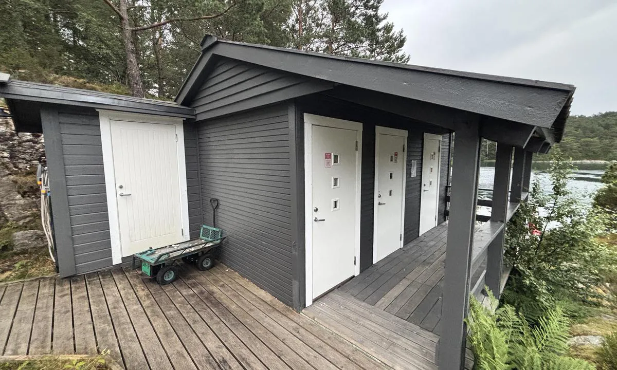 Lykjelsøy: {"base": "no", "no": "Servicebygg med toalett og vann, en kort g\u00e5tur fra bryggeanlegget", "se": "Servicebyggnad med toalett och vatten, en kort promenad fr\u00e5n brygganl\u00e4ggningen", "en": "Service building with toilet and water, a short walk from the pier facilities", "da": "Servicebygning med toilet og vand, en kort g\u00e5tur fra bryggeanl\u00e6gget", "fr": "B\u00e2timent de service avec toilettes et eau, \u00e0 une courte distance de marche de l'embarcad\u00e8re", "de": "Servicegeb\u00e4ude mit Toilette und Wasser, einen kurzen Spaziergang vom Steganlage entfernt", "es": "Edificio de servicios con inodoros y agua, a un corto paseo del muelle", "it": "Struttura di servizio con toilette e acqua, a breve distanza a piedi dal molo", "pt": "Edif\u00edcio de servi\u00e7o com banheiro e \u00e1gua, a uma curta caminhada do cais", "nl": "Servicegebouw met toilet en water, een korte wandeling vanaf de aanlegsteiger", "pl": "Budynek us\u0142ugowy z toalet\u0105 i wod\u0105, kr\u00f3tki spacer od stanowiska cumowniczego", "uk": "C\u0435\u0440\u0432\u0456\u0441\u043d\u0430 \u0431\u0443\u0434\u0456\u0432\u043b\u044f \u0437 \u0442\u0443\u0430\u043b\u0435\u0442\u043e\u043c \u0456 \u0432\u043e\u0434\u043e\u044e, \u043a\u043e\u0440\u043e\u0442\u043a\u0430 \u043f\u0440\u043e\u0433\u0443\u043b\u044f\u043d\u043a\u0430 \u0432\u0456\u0434 \u043f\u0440\u0438\u0441\u0442\u0430\u043d\u0456", "ro": "Cl\u0103dire de servicii cu toalet\u0103 \u0219i ap\u0103, la o scurt\u0103 plimbare de doc", "tr": "K\u0131y\u0131 tesisi tuvalet ve su imkanlar\u0131yla birlikte olup, iskele tesislerinden k\u0131sa bir y\u00fcr\u00fcy\u00fc\u015f mesafesindedir.", "el": "\u039a\u03c4\u03ae\u03c1\u03b9\u03bf \u03c5\u03c0\u03b7\u03c1\u03b5\u03c3\u03b9\u03ce\u03bd \u03bc\u03b5 \u03c4\u03bf\u03c5\u03b1\u03bb\u03ad\u03c4\u03b5\u03c2 \u03ba\u03b1\u03b9 \u03bd\u03b5\u03c1\u03cc, \u03bb\u03af\u03b3\u03b1 \u03b2\u03ae\u03bc\u03b1\u03c4\u03b1 \u03bc\u03b1\u03ba\u03c1\u03b9\u03ac \u03b1\u03c0\u03cc \u03c4\u03b7\u03bd \u03b1\u03c0\u03bf\u03b2\u03ac\u03b8\u03c1\u03b1", "cs": "Servisn\u00ed budova s toaletou a vodou, kr\u00e1tk\u00e1 proch\u00e1zka od p\u0159\u00edstavn\u00edho za\u0159\u00edzen\u00ed", "hu": "Szolg\u00e1ltat\u00f3 \u00e9p\u00fclet WC-vel \u00e9s v\u00edzzel, egy r\u00f6vid s\u00e9t\u00e1ra a m\u00f3l\u00f3t\u00f3l", "fi": "Palvelurakennuksessa on wc ja vett\u00e4, lyhyt k\u00e4velymatka laiturialueelta", "bg": "\u0421\u0433\u0440\u0430\u0434\u0430 \u0437\u0430 \u0443\u0441\u043b\u0443\u0433\u0438 \u0441 \u0442\u043e\u0430\u043b\u0435\u0442\u043d\u0430 \u0438 \u0432\u043e\u0434\u0430, \u043d\u0430 \u043a\u0440\u0430\u0442\u043a\u043e \u0440\u0430\u0437\u0441\u0442\u043e\u044f\u043d\u0438\u0435 \u043f\u0435\u0448\u0430 \u043e\u0442 \u043f\u0440\u0438\u0441\u0442\u0430\u043d\u0430", "sr": "Zgrada za usluge sa toaletom i vodom, kratka \u0161etnja od pristani\u0161ta", "et": "Teenindushoone koos tualeti ja veega, l\u00fchikese jalutusk\u00e4igu kaugusel kai rajatisest", "lv": "Servisa \u0113ka ar tualet\u0113m un \u016bdeni, \u012bsa g\u0101jiena att\u0101lum\u0101 no piest\u0101tnes", "lt": "Aptarnavimo pastatas su tualetu ir vandeniu, trumpas pasivaik\u0161\u010diojimas nuo prieplaukos \u012frengini\u0173"}