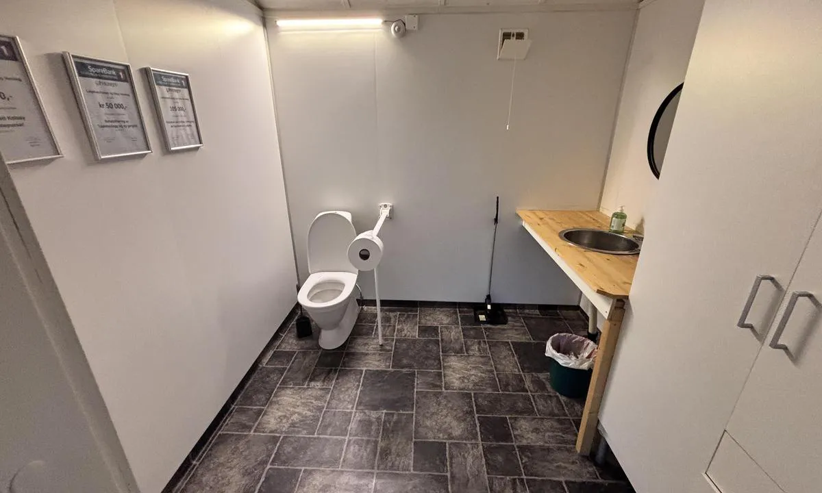 Lykjelsøy: {"base": "no", "no": "Fine toaletter (vann toalett) med vask", "se": "Fina toaletter (vattentoalett) med tv\u00e4tt", "en": "Nice toilets (water toilet) with sink", "da": "Fine toiletter (vandtoilet) med h\u00e5ndvask", "fr": "Belles toilettes (toilettes \u00e0 eau) avec lavabo", "de": "Feine Toiletten (Wassertoiletten) mit Waschbecken", "es": "Ba\u00f1os excelentes (retrete de agua) con lavabo", "it": "Servizi igienici di qualit\u00e0 (toilette con acqua) con lavandino", "pt": "Bons sanit\u00e1rios (sanit\u00e1rio de \u00e1gua) com pia", "nl": "Mooie toiletten (watertoiletten) met wasbak", "pl": "Dobre toalety (toaleta wodna) z umywalk\u0105", "uk": "\u0425\u043e\u0440\u043e\u0448\u0456 \u0442\u0443\u0430\u043b\u0435\u0442\u0438 (\u0432\u043e\u0434\u044f\u043d\u0438\u0439 \u0442\u0443\u0430\u043b\u0435\u0442) \u0437 \u0443\u043c\u0438\u0432\u0430\u043b\u044c\u043d\u0438\u043a\u0430\u043c\u0438", "ro": "Toalete bune (toalete cu ap\u0103) cu chiuvet\u0103", "tr": "G\u00fczel tuvaletler (su tuvaleti) ile lavabo", "el": "\u0395\u03be\u03b1\u03b9\u03c1\u03b5\u03c4\u03b9\u03ba\u03ad\u03c2 \u03c4\u03bf\u03c5\u03b1\u03bb\u03ad\u03c4\u03b5\u03c2 (\u03bd\u03b5\u03c1\u03cc \u03c4\u03bf\u03c5\u03b1\u03bb\u03ad\u03c4\u03b1) \u03bc\u03b5 \u03bd\u03b9\u03c0\u03c4\u03ae\u03c1\u03b1", "cs": "P\u011bkn\u00e9 toalety (vodn\u00ed toalety) s umyvadlem", "hu": "J\u00f3 min\u0151s\u00e9g\u0171 vizes WC-k mosd\u00f3val", "fi": "Hienot vessat (vesivessa) pesualtaalla", "bg": "\u0414\u043e\u0431\u0440\u0438 \u0442\u043e\u0430\u043b\u0435\u0442\u043d\u0438 (\u0441 \u0432\u043e\u0434\u043d\u0430 \u0441\u0438\u0441\u0442\u0435\u043c\u0430), \u043e\u0431\u043e\u0440\u0443\u0434\u0432\u0430\u043d\u0438 \u0441 \u043c\u0438\u0432\u043a\u0438", "sr": "Fini toaleti (vodeni toaleti) sa umivaonicima", "et": "K\u00f5rgekvaliteetsed tualetid (veetualetid) koos kraanikausiga", "lv": "Labi tualetes (\u016bdens tualetes) ar izlietni", "lt": "Geri tualetai (vandens tualetai) su kriaukle"}