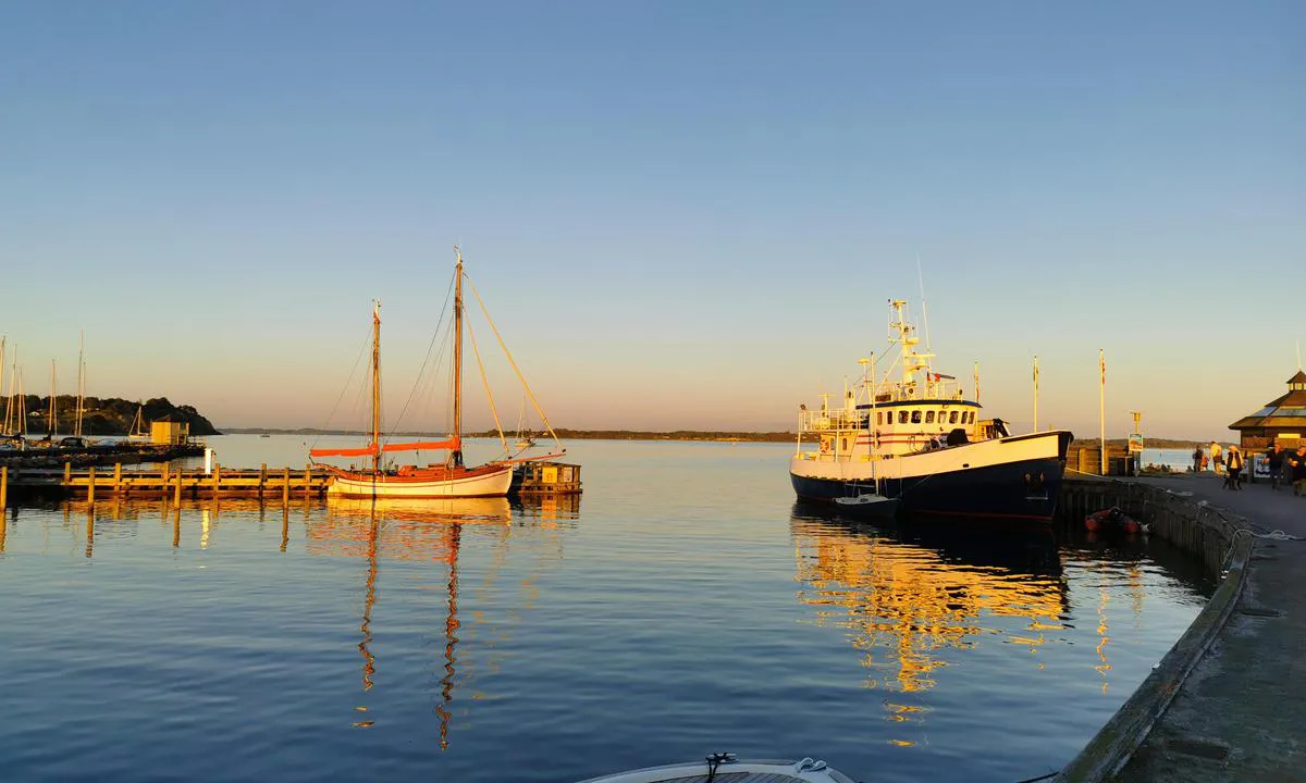 Lynæs Havn: {"base": "da", "no": "\"Gammel havn\"/ vest havn. Enkelte gjeste langskipsplasser.", "se": "\"Gammal hamn\"/ v\u00e4st hamn. Enskilda g\u00e4st l\u00e5ngskeppsplatser.", "en": "\"Old Harbour\"/ West Harbour. Some guest berths alongside.", "da": "\"Gammel havn\"/ vest havn. Enkelte g\u00e6ste langskibspladser."}