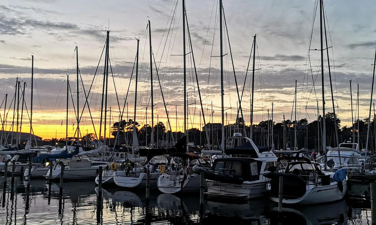 Lynæs Havn: {"base": "da", "no": "Se etter bredde p\u00e5 plass p\u00e5 gr\u00f8nt skilt.", "se": "Titta efter bredd p\u00e5 plats p\u00e5 gr\u00f6nt m\u00e4rke.", "en": "Look for the berth width on the green sign.", "da": "Kig efter bredde af plads p\u00e5 gr\u00f8nt skilt."}
