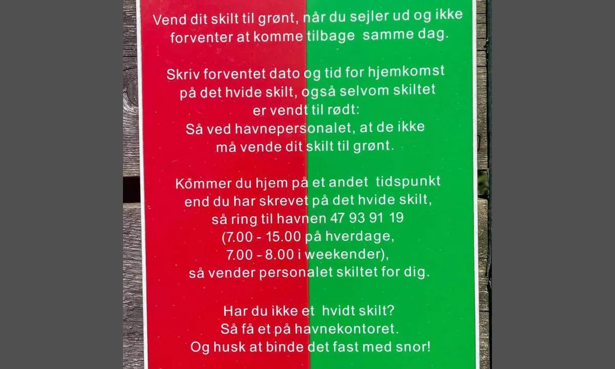 Lynæs Havn: {"base": "da", "no": "Se etter gr\u00f8nt skilt ved p\u00e6leplasser. Det kan v\u00e6re hvitt skilt under med plass-eiers hjemkomstdato/-tid. Skiltet blir vendt til r\u00f8dt dagen f\u00f8r hjemkomst (ingen garanti for at man kan bli p\u00e5 en plass mer enn en dag, men sannsynligheten for at m\u00e5tte flytte til en annen plass er liten).", "se": "S\u00f6k efter gr\u00f6nt m\u00e4rke vid p\u00e5leplatser. Det kan finnas vitt m\u00e4rke underr med plats\u00e4garens hemkomstdatum/tid. M\u00e4rket v\u00e4nds till r\u00f6tt dagen f\u00f6re hemkomsten (ingen garanti f\u00f6r att man kan stanna p\u00e5 en plats mer \u00e4n en dag, men sannolikheten att beh\u00f6va flytta till en annan plats \u00e4r liten).", "en": "Look for green signs at the pile berths. There may be a white sign underneath with the berth owner's return date/time. The sign will be turned to red the day before the owner returns (no guarantee that you can stay at a berth for more than one day, but the likelihood of having to move to another berth is small).", "da": "Kig efter gr\u00f8nt skilt ved p\u00e6le pladser. Der kan v\u00e6re hvidt skilt under med plads ejers hjemkomst dato/tid. Skilt bliver vendt til r\u00f8dt dagen f\u00f8r hjemkomst (ingen garanti for at man blive p\u00e5 en plads mere end en dag, men sandsynligheden for at skulle flytte til anden plads er lille)."}