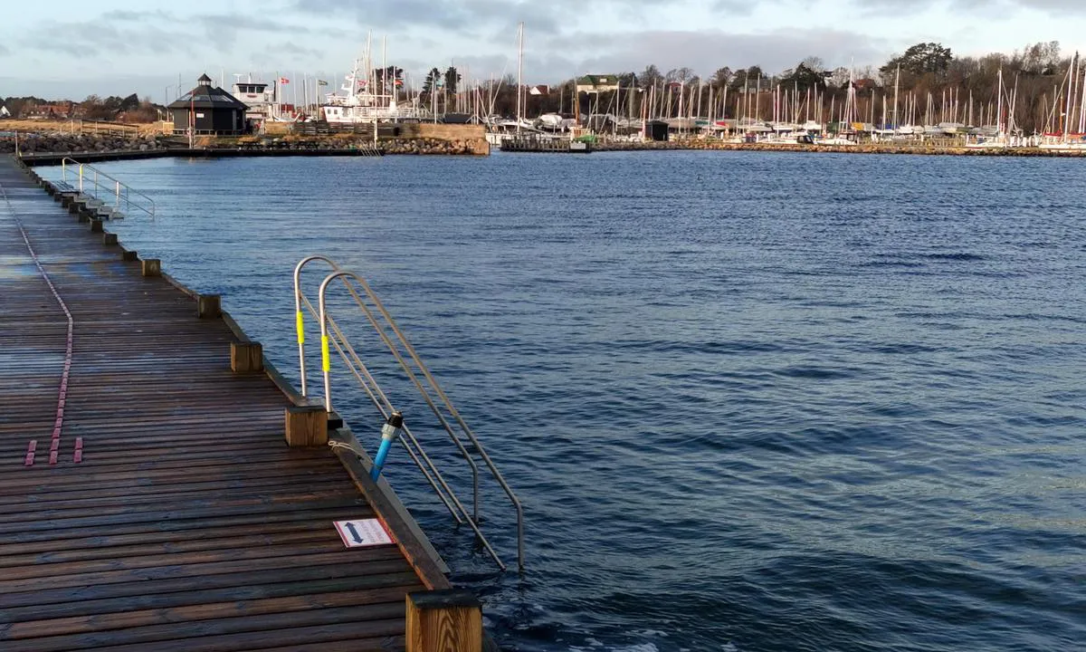 Lynæs Havn: {"base": "da", "no": "Utover sandstrand ved surfesenter, dette badeanlegget med grunt vann.", "se": "F\u00f6rutom sandstrand vid surfcentret, denna badanl\u00e4ggning med grunt vatten.", "en": "Besides the sandy beach at the surf center, this bathing facility has shallow water.", "da": "Udover sandstrand ved surf center, dette badeanl\u00e6g med lavt vand."}