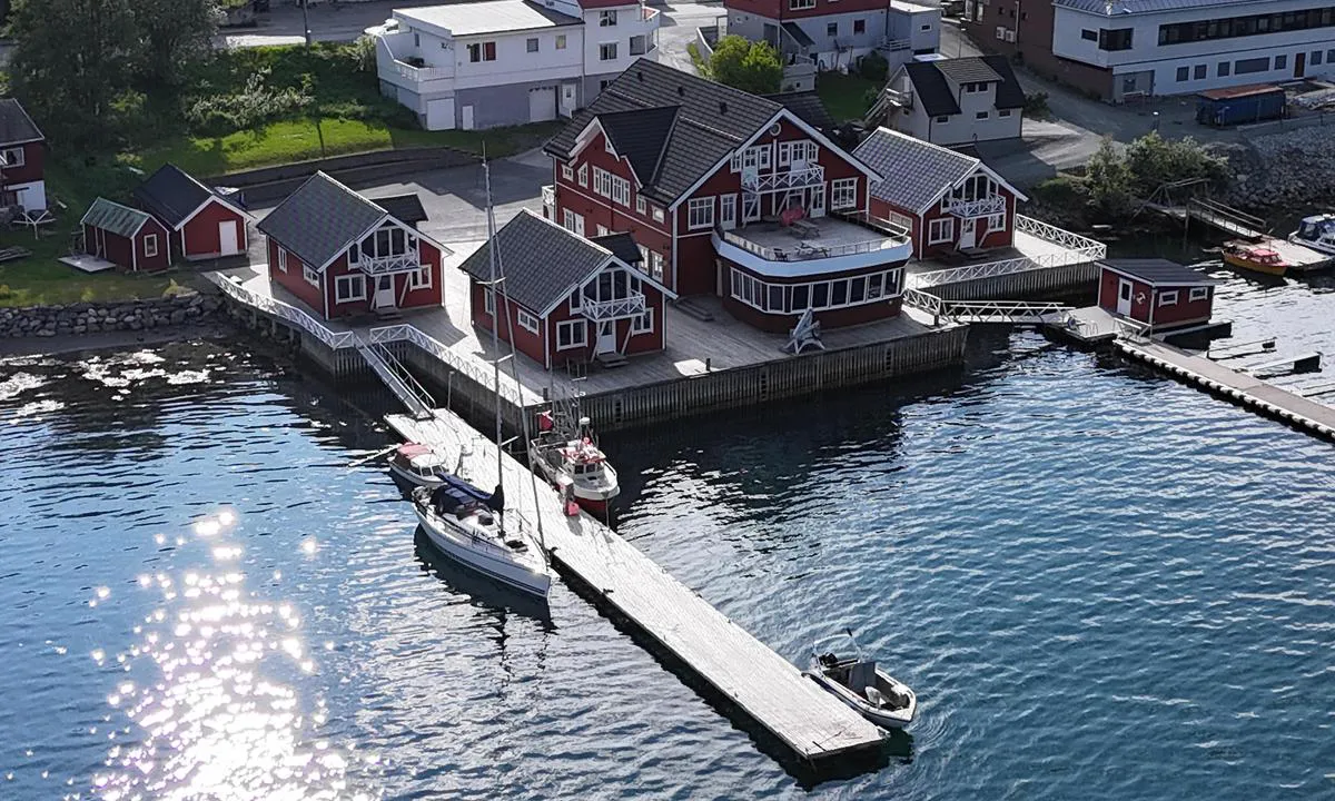 Lyngen: {"base": "no", "no": "Gestpontoon utanf\u00f6r S\u00f6rheim hytteutleing og pup", "se": "G\u00e4stpontoon utanf\u00f6r S\u00f6rheim hytteutleie och pub", "en": "Guest pontoon outside S\u00f6rheim cabin rental and pub", "da": "G\u00e6steponton uden for S\u00f6rheim hytteudlejning og pub", "fr": "Pontons d'invit\u00e9s \u00e0 l'ext\u00e9rieur de S\u00f6rheim, location de chalets et auberge", "de": "G\u00e4steponton vor S\u00f6rheim H\u00fcttenzuf\u00fchrung und Pup", "es": "Ponton de invitados fuera del alquiler de caba\u00f1as S\u00f6rheim y el pub", "it": "Pontone per ospiti fuori da S\u00f6rheim noleggio di cabine e pub", "pt": "Pontal dos visitantes fora de S\u00f6rheim, aluguel de chal\u00e9s e bar", "nl": "Gastenponton buiten S\u00f6rheim hutverhuur en pub", "pl": "Ponton go\u015bcinny na zewn\u0105trz wynajmu domk\u00f3w S\u00f6rheim i pubu", "uk": "\u0413\u043e\u0441\u0442\u044c\u043e\u0432\u0438\u0439 \u043f\u043e\u043d\u0442\u043e\u043d \u043d\u0430\u0432\u043f\u0440\u043e\u0442\u0438 S\u00f6rheim hytteutleing og pup", "ro": "Pontoon pentru oaspe\u021bi \u00een afara S\u00f6rheim cabane de \u00eenchiriat \u0219i pub", "tr": "Konuk pontonu S\u00f6rheim hytteutleiesi ve pupun d\u0131\u015f\u0131nda", "el": "\u03a0\u03c1\u03bf\u03b2\u03bb\u03ae\u03c4\u03b1 \u03c6\u03b9\u03bb\u03bf\u03be\u03b5\u03bd\u03af\u03b1\u03c2 \u03ad\u03be\u03c9 \u03b1\u03c0\u03cc \u03c4\u03b7\u03bd \u03b5\u03bd\u03bf\u03b9\u03ba\u03af\u03b1\u03c3\u03b7 \u03b5\u03be\u03bf\u03c7\u03b9\u03ba\u03ce\u03bd \u03c3\u03c0\u03b9\u03c4\u03b9\u03ce\u03bd \u03ba\u03b1\u03b9 \u03c4\u03b7\u03bd \u03c0\u03b1\u03bc\u03c0 S\u00f6rheim", "cs": "Hostuj\u00edc\u00ed ponton p\u0159ed pron\u00e1jmem chat a hospodou S\u00f6rheim", "hu": "Vend\u00e9gpontoon a S\u00f6rheim kunyh\u00f3b\u00e9rl\u00e9s \u00e9s kocsma el\u0151tt", "fi": "Vieraslaituri S\u00f6rheimin hyttevuokrauksen ja pubin ulkopuolella", "bg": "\u0413\u043e\u0441\u0442 \u043f\u043e\u043d\u0442\u043e\u043d \u0438\u0437\u0432\u044a\u043d S\u00f6rheim \u0445\u0438\u0436\u0430 \u043f\u043e\u0434 \u043d\u0430\u0435\u043c \u0438 \u043a\u0440\u044a\u0447\u043c\u0430", "sr": "Gostuju\u0107i ponton ispred S\u00f6rheim Hytteutleing i pab", "et": "K\u00fclalisponton v\u00e4ljaspool S\u00f6rheimi h\u00fcttide \u00fc\u00fcrimist ja pubi", "lv": "Viesu pontons \u0101rpus S\u00f6rheim hytteutleing un pup", "lt": "Sve\u010dio pontonas prie <i>S\u00f6rheim</i> vasarnami\u0173 nuomos ir u\u017eeigos"}