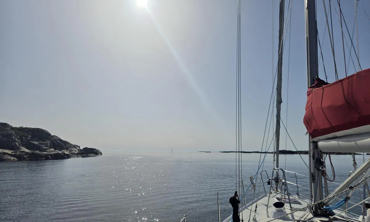 Lyngholmane - Høvåg: {"base": "no", "no": "Kort vei ut i leia.", "se": "Kort v\u00e4g ut i farleden.", "en": "Short way out to the fairway.", "da": "Kort vej ud i sejl\u00e5ren.", "fr": "Court chemin vers la voie de navigation.", "de": "Kurzer Weg bis zur Fahrrinne.", "es": "Corta distancia hacia la ruta de navegaci\u00f3n.", "it": "Breve distanza verso la rotta principale.", "pt": "Caminho curto para sair na rota de navega\u00e7\u00e3o.", "nl": "Korte afstand naar de vaargeul.", "pl": "Kr\u00f3tki dystans do wyj\u015bcia na szlak.", "uk": "\u041a\u043e\u0440\u043e\u0442\u043a\u0430 \u0434\u043e\u0440\u043e\u0433\u0430 \u0434\u043e \u043a\u0443\u0440\u0441\u0456\u0432.", "ro": "Drum scurt p\u00e2n\u0103 la rut\u0103.", "tr": "Liman yolunda k\u0131sa mesafe.", "el": "\u039c\u03b9\u03ba\u03c1\u03ae \u03b1\u03c0\u03cc\u03c3\u03c4\u03b1\u03c3\u03b7 \u03bc\u03ad\u03c7\u03c1\u03b9 \u03c4\u03bf\u03bd \u03b4\u03af\u03b1\u03c5\u03bb\u03bf.", "cs": "Kr\u00e1tk\u00e1 cesta na voln\u00e9 mo\u0159e.", "hu": "R\u00f6vid \u00fat a haj\u00f3z\u00f3 \u00fatvonalig.", "fi": "Lyhyt matka ulos v\u00e4yl\u00e4lle.", "bg": "\u041a\u0440\u0430\u0442\u044a\u043a \u043f\u044a\u0442 \u043d\u0430\u0432\u044a\u043d \u043f\u043e \u043a\u0443\u0440\u0441\u0430.", "sr": "Kratak put do puta.", "et": "L\u00fchike tee v\u00e4lja teele.", "lv": "\u012ass ce\u013c\u0161 uz mar\u0161rutu.", "lt": "Trumpas atstumas iki i\u0161\u0117jimo \u012f \u0161vytur\u012f."}