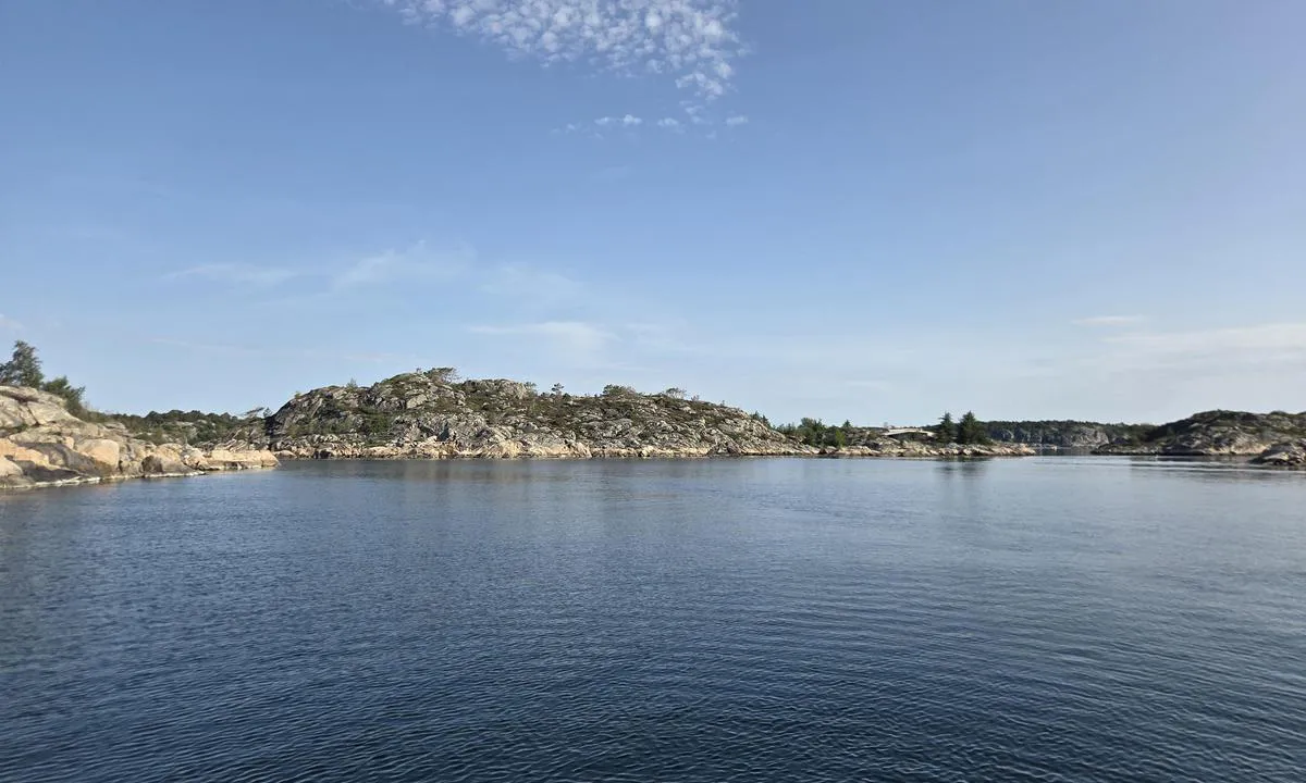 Lyngholmane - Høvåg: {"base": "no", "no": "Bassenget mellom Lyngholmene.", "se": "Bass\u00e4ngen mellan Lyngholmarna.", "en": "The basin between the Lyngholmene islands.", "da": "Bassinet mellem Lyngholmene.", "fr": "Le bassin entre les \u00eeles Lyngholmene.", "de": "Das Becken zwischen den Lyngholm-Inseln.", "es": "La cuenca entre los Lyngholmene.", "it": "La piscina tra Lyngholmene.", "pt": "A bacia entre os Lyngholmenes.", "nl": "Het bassin tussen de Lyngholmene.", "pl": "Basen mi\u0119dzy Lyngholmene.", "uk": "\u0411\u0430\u0441\u0435\u0439\u043d \u043c\u0456\u0436 \u041b\u044e\u043d\u0491\u0433\u043e\u043b\u044c\u043c\u0430\u043c\u0438.", "ro": "Bazinul dintre insulele Lyngholmene.", "tr": "Lyngholm adalar\u0131n\u0131n aras\u0131ndaki havuz.", "el": "\u0397 \u03bb\u03b5\u03ba\u03ac\u03bd\u03b7 \u03bc\u03b5\u03c4\u03b1\u03be\u03cd Lyngholmene.", "cs": "Baz\u00e9n mezi Lyngholmene.", "hu": "A Lyngholmene k\u00f6z\u00f6tt tal\u00e1lhat\u00f3 medence.", "fi": "Allas Lyngholmenien v\u00e4lill\u00e4.", "bg": "\u0411\u0430\u0441\u0435\u0439\u043d\u044a\u0442 \u043c\u0435\u0436\u0434\u0443 \u041b\u044e\u043d\u0445\u043e\u043b\u043c\u0435\u043d\u0435.", "sr": "\u0411\u0430\u0441\u0435\u043d \u0438\u0437\u043c\u0435\u0452\u0443 \u041b\u0438\u043d\u0433\u0445\u043e\u043b\u043c\u0435\u043d\u0430.", "et": "Lyngholmide vahel asuv bassein.", "lv": "Baseins starp Lyngholmas sal\u0101m.", "lt": "Baseinas tarp Lyngholmo sal\u0173."}