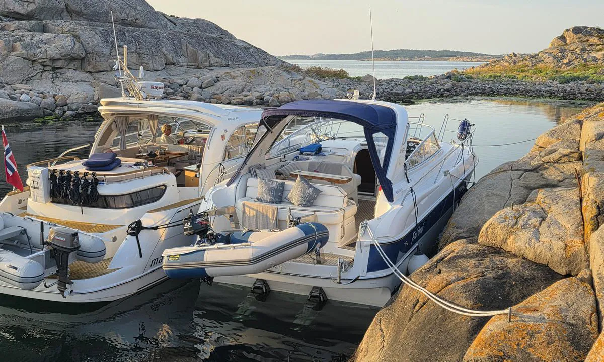 Lyngnhuvudet: {"base": "no", "no": "Enkelt \u00e5 fort\u00f8ye til bolter i fjellet", "se": "Enkelt att f\u00f6rt\u00f6ja till bultar i berget", "en": "Easy to moor to bolts in the rock", "da": "Nemt at fort\u00f8je til bolte i klippen", "fr": "Facile \u00e0 amarrer aux boulons dans le rocher", "de": "Einfaches Festmachen an Felsenbolzen", "es": "F\u00e1cil amarrar a los pernos en la roca", "it": "Facile ormeggiare ai bulloni nella roccia", "pt": "F\u00e1cil amarrar aos parafusos na rocha", "nl": "Eenvoudig om vast te maken aan bouten in de rots", "pl": "\u0141atwo cumowa\u0107 do bolc\u00f3w w skale", "uk": "\u041b\u0435\u0433\u043a\u043e \u0448\u0432\u0430\u0440\u0442\u0443\u0432\u0430\u0442\u0438\u0441\u044c \u0434\u043e \u0431\u043e\u043b\u0442\u0456\u0432 \u0443 \u0441\u043a\u0435\u043b\u044f\u0445", "ro": "Simplu de andocat la bol\u021burile \u00eenfipte \u00een st\u00e2nc\u0103", "tr": "Kaya c\u0131vatalar\u0131na ba\u011flamak kolay", "el": "\u0395\u03cd\u03ba\u03bf\u03bb\u03bf \u03bd\u03b1 \u03b4\u03ad\u03c3\u03b5\u03c4\u03b5 \u03c3\u03b5 \u03bc\u03c0\u03bf\u03c5\u03bb\u03cc\u03bd\u03b9\u03b1 \u03c3\u03c4\u03bf\u03bd \u03b2\u03c1\u03ac\u03c7\u03bf", "cs": "Snadn\u00e9 uv\u00e1z\u00e1n\u00ed k z\u00e1vor\u00e1m ve sk\u00e1le", "hu": "K\u00f6nny\u0171 kik\u00f6tni a szikl\u00e1kba f\u00fart csavarokhoz", "fi": "Helppo kiinnitty\u00e4 kallion pultteihin", "bg": "\u041b\u0435\u0441\u043d\u043e \u0435 \u0434\u0430 \u0441\u0435 \u0437\u0430\u0432\u044a\u0440\u0436\u0435 \u0437\u0430 \u0431\u043e\u043b\u0442\u043e\u0432\u0435 \u0432 \u0441\u043a\u0430\u043b\u0430\u0442\u0430", "sr": "Lako je privezati se za zavrtnjeve u steni", "et": "Lihtne kinnitada poltide abil kaljude k\u00fclge", "lv": "Viegli pietauvoties pie klint\u012b iedz\u012btiem skr\u016bv\u0113m", "lt": "Lengva prisitvirtinti prie uolos var\u017et\u0173"}