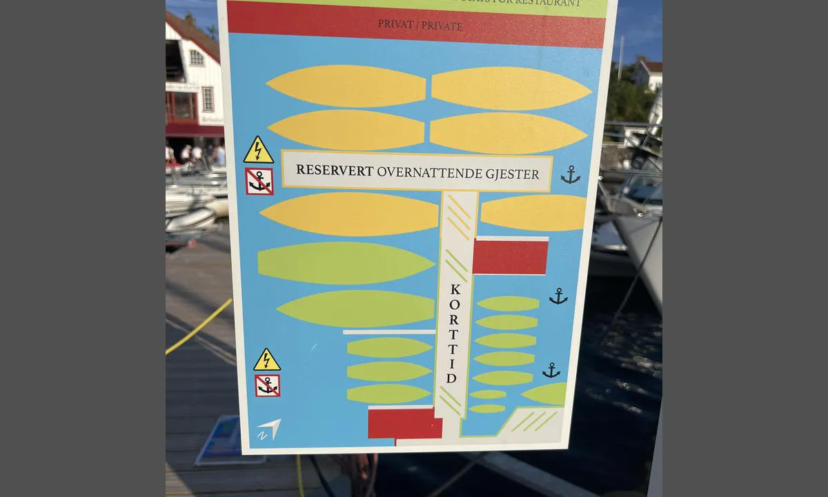 Lyngør Seilmakerverksted: {"base": "no", "no": "Denne oversikten viser overnattingsplasser ved bryggen. Juli 2025.", "se": "Denna \u00f6versikt visar \u00f6vernattningsplatser vid bryggan. Juli 2025.", "en": "This overview shows the berths at the dock. July 2025.", "da": "Denne oversigt viser overnatningspladser ved broen. Juli 2025.", "fr": "Cette vue d'ensemble montre des places d'h\u00e9bergement au quai. Juillet 2025.", "de": "Diese \u00dcbersicht zeigt \u00dcbernachtungspl\u00e4tze am Steg. Juli 2025.", "es": "<p>Esta vista muestra los lugares de alojamiento en el muelle. Julio 2025.</p>", "it": "Questa panoramica mostra i posti di ormeggio al molo. Luglio 2025.", "pt": "Esta vis\u00e3o geral mostra os locais de pernoita no cais. Julho 2025.", "nl": "Dit overzicht toont slaapplaatsen bij de kade. Juli 2025.", "pl": "Niniejszy przegl\u0105d przedstawia miejsca noclegowe przy nabrze\u017cu. Lipiec 2025.", "uk": "\u0426\u0435\u0439 \u043e\u0433\u043b\u044f\u0434 \u043f\u043e\u043a\u0430\u0437\u0443\u0454 \u043c\u0456\u0441\u0446\u044f \u0434\u043b\u044f \u043d\u043e\u0447\u0456\u0432\u043b\u0456 \u0431\u0456\u043b\u044f \u043f\u0440\u0438\u0447\u0430\u043b\u0443. \u041b\u0438\u043f\u0435\u043d\u044c 2025.", "ro": "Aceast\u0103 prezentare general\u0103 arat\u0103 locurile de cazare la debarcader. Iulie 2025.", "tr": "Bu genel bak\u0131\u015f, iskeledeki konaklama yerlerini g\u00f6stermektedir. Temmuz 2025.", "el": "\u0391\u03c5\u03c4\u03ae \u03b7 \u03b5\u03c0\u03b9\u03c3\u03ba\u03cc\u03c0\u03b7\u03c3\u03b7 \u03b4\u03b5\u03af\u03c7\u03bd\u03b5\u03b9 \u03c4\u03bf\u03c5\u03c2 \u03c7\u03ce\u03c1\u03bf\u03c5\u03c2 \u03b4\u03b9\u03b1\u03bd\u03c5\u03ba\u03c4\u03ad\u03c1\u03b5\u03c5\u03c3\u03b7\u03c2 \u03c3\u03c4\u03b7\u03bd \u03b1\u03c0\u03bf\u03b2\u03ac\u03b8\u03c1\u03b1. \u0399\u03bf\u03cd\u03bb\u03b9\u03bf\u03c2 2025.", "cs": "Tento p\u0159ehled ukazuje m\u00edsta k p\u0159enocov\u00e1n\u00ed u mola. \u010cervenec 2025.", "hu": "Ez az \u00e1ttekint\u00e9s a m\u00f3l\u00f3n l\u00e9v\u0151 sz\u00e1ll\u00e1shelyeket mutatja. 2025 j\u00falius.", "fi": "T\u00e4m\u00e4 yleiskatsaus n\u00e4ytt\u00e4\u00e4 laiturin vieraspaikat. Hein\u00e4kuu 2025.", "bg": "\u0422\u043e\u0437\u0438 \u043f\u0440\u0435\u0433\u043b\u0435\u0434 \u043f\u043e\u043a\u0430\u0437\u0432\u0430 \u043c\u0435\u0441\u0442\u0430 \u0437\u0430 \u043f\u0440\u0435\u043d\u043e\u0449\u0443\u0432\u0430\u043d\u0435 \u043d\u0430 \u043f\u0440\u0438\u0441\u0442\u0430\u043d\u0438\u0449\u0435\u0442\u043e. \u042e\u043b\u0438 2025.", "sr": "\u041e\u0432\u0430\u0458 \u043f\u0440\u0435\u0433\u043b\u0435\u0434 \u043f\u043e\u043a\u0430\u0437\u0443\u0458\u0435 \u043c\u0435\u0441\u0442\u0430 \u0437\u0430 \u043f\u0440\u0435\u043d\u043e\u045b\u0438\u0448\u0442\u0435 \u043d\u0430 \u043f\u0440\u0438\u0441\u0442\u0430\u043d\u0438\u0448\u0442\u0443. \u0408\u0443\u043b 2025.", "et": "See \u00fclevaade n\u00e4itab sildade juures asuvaid \u00f6\u00f6bimiskohti. Juuli 2025.", "lv": "\u0160aj\u0101 p\u0101rskat\u0101 ir redzamas naktsm\u012btnes pie piest\u0101tnes. 2025. gada j\u016blijs.", "lt": "\u0160i ap\u017evalga rodo nakvyn\u0117s vietas prie prieplaukos. 2025 m. liepa."}