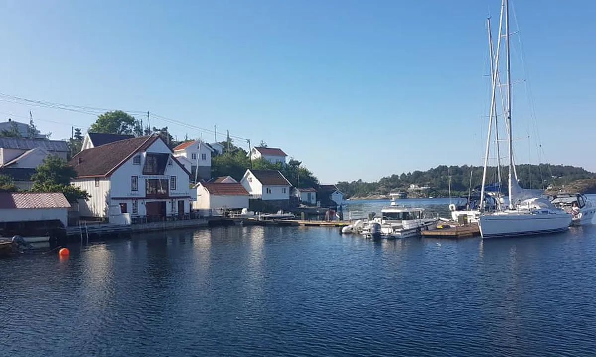 Gjestehavna på Lyngør ligger rett utenfor Seilmakerfruens Kro.