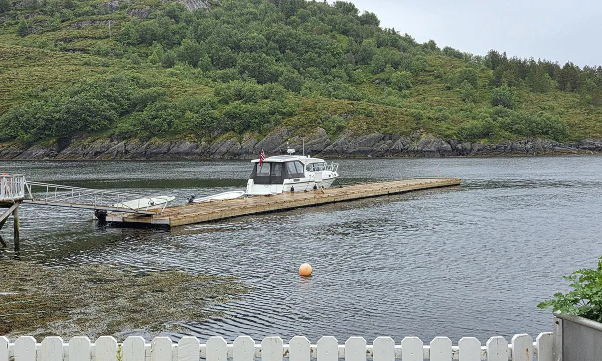 Lyngvågen kafe: {"base": "no", "no": "1 av 2 brygger. Str\u00f8m p\u00e5 brygga, men ikke vann.", "se": "1 av 2 bryggor. Str\u00f6m p\u00e5 bryggan, men inget vatten.", "en": "1 of 2 piers. Power on the pier, but no water.", "da": "1 af 2 broer. Str\u00f8m p\u00e5 broen, men ikke vand.", "fr": "1 des 2 quais. \u00c9lectricit\u00e9 sur le quai, mais pas d'eau.", "de": "1 von 2 Stegen. Strom am Steg, aber kein Wasser.", "es": "1 de 2 muelles. Electricidad en el muelle, pero no hay agua.", "it": "1 di 2 moli. Elettricit\u00e0 al molo, ma niente acqua.", "pt": "1 de 2 cais. Eletricidade no cais, mas sem \u00e1gua.", "nl": "1 van de 2 steigers. Stroom op de steiger, maar geen water.", "pl": "1 z 2 pomost\u00f3w. Pr\u0105d na pomo\u015bcie, ale brak wody.", "uk": "1 \u0437 2 \u043f\u0440\u0438\u0441\u0442\u0430\u043d\u0435\u0439. \u041d\u0430 \u043f\u0440\u0438\u0447\u0430\u043b\u0456 \u0454 \u0435\u043b\u0435\u043a\u0442\u0440\u0438\u043a\u0430, \u0430\u043b\u0435 \u043d\u0435\u043c\u0430\u0454 \u0432\u043e\u0434\u0438.", "ro": "1 din 2 dane. Curent pe ponton, dar f\u0103r\u0103 ap\u0103.", "tr": "\u0130skelelerden 1 tanesi. \u0130skelede elektrik var, ama su yok.", "el": "1 \u03b1\u03c0\u03cc 2 \u03b1\u03c0\u03bf\u03b2\u03ac\u03b8\u03c1\u03b5\u03c2. \u03a1\u03b5\u03cd\u03bc\u03b1 \u03c3\u03c4\u03b7\u03bd \u03b1\u03c0\u03bf\u03b2\u03ac\u03b8\u03c1\u03b1, \u03b1\u03bb\u03bb\u03ac \u03cc\u03c7\u03b9 \u03bd\u03b5\u03c1\u03cc.", "cs": "1 ze 2 mol. Elekt\u0159ina na mole, ale \u017e\u00e1dn\u00e1 voda.", "hu": "Az egyik a k\u00e9t m\u00f3l\u00f3 k\u00f6z\u00fcl. \u00c1ram van a m\u00f3l\u00f3n, de v\u00edz nincs.", "fi": "1/2 laituri. Laiturilla on s\u00e4hk\u00f6, mutta ei vett\u00e4.", "bg": "1 \u043e\u0442 2 \u043a\u0435\u0439a. \u0417\u0430\u0445\u0440\u0430\u043d\u0432\u0430\u043d\u0435 \u043d\u0430 \u043a\u0435\u044f, \u043d\u043e \u0431\u0435\u0437 \u0432\u043e\u0434\u0430.", "sr": "1 od 2 vezova. Struja na vezu, ali nema vode.", "et": "1 kahest kaiast. Elektrivarustus kail, kuid mitte vett.", "lv": "1 no 2 piest\u0101tn\u0113m. Elektr\u012bba pie piest\u0101tnes, bet nav \u016bdens.", "lt": "1 i\u0161 2 prieplauk\u0173. Prieplaukoje yra elektra, bet n\u0117ra vandens."}