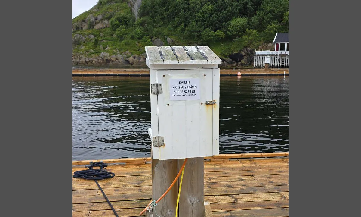 Lyngvågen kafe: {"base": "no", "no": "Kun str\u00f8m p\u00e5 brygga, vann bare fra en slange p\u00e5 land, usikker rekkevidde.\r\n32amp CEE eller vanlig schuko kontakter.", "se": "Endast str\u00f6m p\u00e5 bryggan, vatten endast fr\u00e5n en slang p\u00e5 land, os\u00e4ker r\u00e4ckvidd. 32amp CEE eller vanliga schuko kontakter.", "en": "Only electricity on the dock, water only from a hose on land, uncertain range.<br>32amp CEE or regular schuko connectors.", "da": "Kun str\u00f8m p\u00e5 broen, vand kun fra en slange p\u00e5 land, usikker r\u00e6kkevidde.<br>32amp CEE eller almindelige Schuko kontakter.", "fr": "\u00c9lectricit\u00e9 uniquement sur le quai, eau uniquement \u00e0 partir d'un tuyau \u00e0 terre, port\u00e9e incertaine. Prises 32amp CEE ou schuko standard.", "de": "Nur Strom am Anleger, Wasser nur von einem Schlauch an Land, unsichere Reichweite.<br>32amp CEE oder normale Schuko-Steckdosen.", "es": "Solo electricidad en el muelle; agua solo de una manguera en tierra, alcance incierto. Conexiones de 32 amperios CEE o enchufes schuko normales.", "it": "Solo corrente sul molo, acqua solo da un tubo a terra, portata incerta.<br>32 ampere CEE o normali prese schuko.", "pt": "Apenas eletricidade no cais, \u00e1gua apenas de uma mangueira em terra, alcance incerto. Conectores de 32 amp CEE ou comuns (Schuko).", "nl": "Alleen stroom op de steiger, water alleen via een slang op het land, onzeker bereik. 32amp CEE of gewone schuko aansluitingen.", "pl": "Tylko pr\u0105d na molo, woda jedynie z w\u0119\u017ca na l\u0105dzie, niepewny zasi\u0119g. 32amp CEE lub standardowe z\u0142\u0105cza schuko.", "uk": "\u041b\u0438\u0448\u0435 \u0435\u043b\u0435\u043a\u0442\u0440\u0438\u043a\u0430 \u043d\u0430 \u043f\u0440\u0438\u0447\u0430\u043b\u0456, \u0432\u043e\u0434\u0430 \u0442\u0456\u043b\u044c\u043a\u0438 \u0437\u0456 \u0448\u043b\u0430\u043d\u0433\u0443 \u043d\u0430 \u0431\u0435\u0440\u0435\u0437\u0456, \u043d\u0435\u0432\u0438\u0437\u043d\u0430\u0447\u0435\u043d\u0438\u0439 \u0440\u0430\u0434\u0456\u0443\u0441 \u0434\u0456\u0457. 32\u0430\u043c\u043f CEE \u0430\u0431\u043e \u0437\u0432\u0438\u0447\u0430\u0439\u043d\u0456 Schuko \u0440\u043e\u0437'\u0454\u043c\u0438.", "ro": "Doar curent pe dig, ap\u0103 doar de la un furtun pe uscat, raz\u0103 de ac\u021biune nesigur\u0103. Conectori 32amp CEE sau schuko standard.", "tr": "\u0130skelede sadece elektrik var, su sadece karadaki bir hortumdan sa\u011flan\u0131yor, menzil belirsiz.<br>32 amp CEE veya normal schuko prizleri.", "el": "\u039c\u03cc\u03bd\u03bf \u03c1\u03b5\u03cd\u03bc\u03b1 \u03c3\u03c4\u03b7\u03bd \u03b1\u03c0\u03bf\u03b2\u03ac\u03b8\u03c1\u03b1, \u03bd\u03b5\u03c1\u03cc \u03bc\u03cc\u03bd\u03bf \u03b1\u03c0\u03cc \u03ad\u03bd\u03b1\u03bd \u03c3\u03c9\u03bb\u03ae\u03bd\u03b1 \u03c3\u03c4\u03b7\u03bd \u03c3\u03c4\u03b5\u03c1\u03b9\u03ac, \u03b1\u03b2\u03ad\u03b2\u03b1\u03b9\u03b7 \u03b5\u03bc\u03b2\u03ad\u03bb\u03b5\u03b9\u03b1. 32amp CEE \u03ae \u03ba\u03b1\u03bd\u03bf\u03bd\u03b9\u03ba\u03ad\u03c2 \u03c3\u03c5\u03bd\u03b4\u03ad\u03c3\u03b5\u03b9\u03c2 \u03c3\u03bf\u03cd\u03ba\u03bf.", "cs": "Pouze proud na molu, voda jen z hadice na pevnin\u011b, nejist\u00fd dosah. 32amp CEE nebo b\u011b\u017en\u00e9 schuko kontakty.", "hu": "Csak \u00e1ram a m\u00f3l\u00f3n, v\u00edz csak egy t\u00f6ml\u0151r\u0151l a parton, bizonytalan hat\u00f3t\u00e1vols\u00e1g. 32 amper CEE vagy hagyom\u00e1nyos schuko csatlakoz\u00f3k.", "fi": "S\u00e4hk\u00f6\u00e4 laiturilla, vett\u00e4 vain maalla olevasta letkusta, ep\u00e4varma kantama. 32 ampeerin CEE tai tavalliset Schuko-pistorasiat.", "bg": "\u0418\u043c\u0430 \u0441\u0430\u043c\u043e \u0442\u043e\u043a \u043d\u0430 \u043f\u0440\u0438\u0441\u0442\u0430\u043d\u0430, \u0432\u043e\u0434\u0430 \u0441\u0430\u043c\u043e \u043e\u0442 \u043c\u0430\u0440\u043a\u0443\u0447 \u043d\u0430 \u0431\u0440\u0435\u0433\u0430 \u0441 \u043d\u0435\u043e\u043f\u0440\u0435\u0434\u0435\u043b\u0435\u043d \u043e\u0431\u0441\u0435\u0433. 32\u0430\u043c\u043f CEE \u0438\u043b\u0438 \u043e\u0431\u0438\u043a\u043d\u043e\u0432\u0435\u043d\u0438 \u0448\u0443\u043a\u043e \u043a\u043e\u043d\u0442\u0430\u043a\u0442\u0438.", "sr": "Samo struja na pristani\u0161tu, voda samo iz creva na kopnu, nesiguran domet.<br>32amp CEE ili uobi\u010dajene schuko uti\u010dnice.", "et": "Elektrit sadamakail, vesi ainult maismaal asuvast voolikust, ebakindel ulatus. 32A CEE v\u00f5i tavalised Schuko pistikupesad.", "lv": "Pie piest\u0101tnes ir elektr\u012bba, \u016bdens tikai no \u0161\u013c\u016btenes uz sauszemes, neskaidrs sasniedzam\u012bbas att\u0101lums.<br>32amp CEE vai parastie schuko kontakti.", "lt": "Elektra tik prieplaukoje, vanduo tik i\u0161 \u017earnos ant kranto, neai\u0161kus diapazonas. 32amp CEE arba \u012fprasti Schuko ki\u0161tukai."}