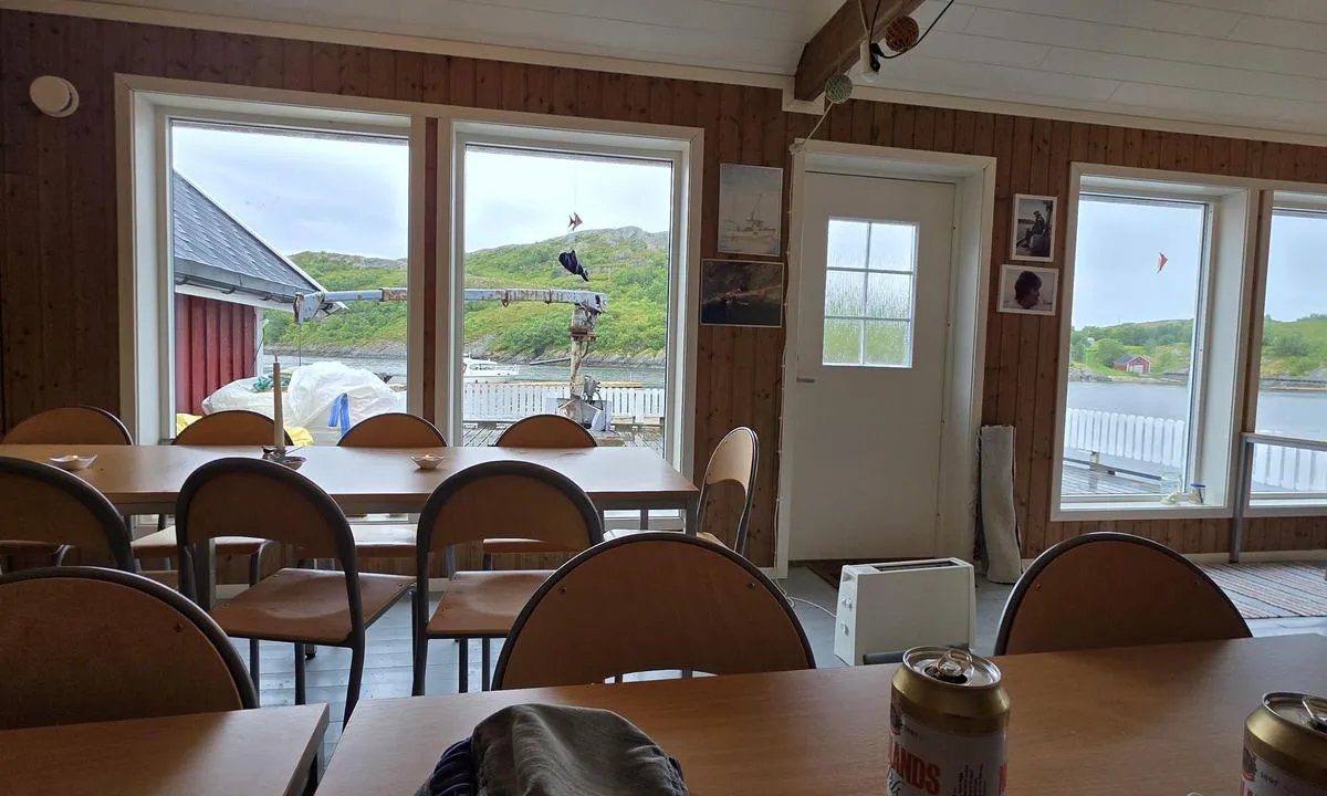 Lyngvågen kafe: {"base": "no", "no": "Kafe med bedehus style , enkel god mat.", "se": "Kaf\u00e9 med b\u00f6nhusstil, enkel god mat.", "en": "Cafe with mission hall style, simple good food.", "da": "Caf\u00e9 med bedehus stil, enkel god mad.", "fr": "Caf\u00e9 de style salle paroissiale, cuisine simple et bonne.", "de": "Caf\u00e9 im Missionshausstil, einfache gute Kost.", "es": "Cafeter\u00eda con estilo de casa de oraci\u00f3n, comida sencilla y buena.", "it": "Caff\u00e8 in stile casa di preghiera, cibo semplice e buono.", "pt": "Caf\u00e9 com estilo de casa de culto, comida simples e boa.", "nl": "Koffiehuis met kerk-achtige stijl, eenvoudig goed eten.", "pl": "Kawiarnia utrzymana w stylu domu modlitwy, proste i dobre jedzenie.", "uk": "\u041a\u0430\u0444\u0435 \u0432 \u0441\u0442\u0438\u043b\u0456 \u043c\u0456\u0441\u0446\u0435\u0432\u043e\u0433\u043e \u043c\u043e\u043b\u0438\u0442\u043e\u0432\u043d\u043e\u0433\u043e \u0431\u0443\u0434\u0438\u043d\u043a\u0443, \u043f\u0440\u043e\u0441\u0442\u0430 \u0441\u043c\u0430\u0447\u043d\u0430 \u0457\u0436\u0430.", "ro": "Cafenea cu stil s\u0103tesc , m\u00e2ncare simpl\u0103 \u0219i bun\u0103.", "tr": "Beyt\u00fclstili kafe, basit ve lezzetli yemekler.", "el": "\u039a\u03b1\u03c6\u03ad \u03bc\u03b5 \u03c3\u03c4\u03c5\u03bb \u03b5\u03ba\u03ba\u03bb\u03b7\u03c3\u03af\u03b1\u03c2, \u03b1\u03c0\u03bb\u03cc \u03ba\u03b1\u03bb\u03cc \u03c6\u03b1\u03b3\u03b7\u03c4\u03cc.", "cs": "Kav\u00e1rna ve stylu modlitebn\u00edho domu, jednoduch\u00e9 dobr\u00e9 j\u00eddlo.", "hu": "K\u00e1v\u00e9z\u00f3 imah\u00e1zi st\u00edlusban, egyszer\u0171 j\u00f3 \u00e9telek.", "fi": "Kahvila seurakuntatalon tyyliin, yksinkertaista hyv\u00e4\u00e4 ruokaa.", "bg": "\u041a\u0430\u0444\u0435\u043d\u0435 \u0432 \u0441\u0442\u0438\u043b \u043c\u043e\u043b\u0438\u0442\u0432\u0435\u043d \u0434\u043e\u043c, \u043e\u0431\u0438\u043a\u043d\u043e\u0432\u0435\u043d\u0430 \u0434\u043e\u0431\u0440\u0430 \u0445\u0440\u0430\u043d\u0430.", "sr": "\u041a\u0430\u0444\u0438\u045b \u0443 \u0441\u0442\u0438\u043b\u0443 \u0446\u0440\u043a\u0432\u0435\u043d\u0435 \u043a\u0443\u045b\u0435, \u0458\u0435\u0434\u043d\u043e\u0441\u0442\u0430\u0432\u043d\u0430 \u0434\u043e\u0431\u0440\u0430 \u0445\u0440\u0430\u043d\u0430.", "et": "Kohvik, millel on palvela stiil, lihtne hea toit.", "lv": "Kafejn\u012bca ar dievnama stilu, vienk\u0101r\u0161i labi \u0113dieni.", "lt": "Kavin\u0117 su ba\u017eny\u010dios sal\u0117s stiliumi, paprastas geras maistas."}