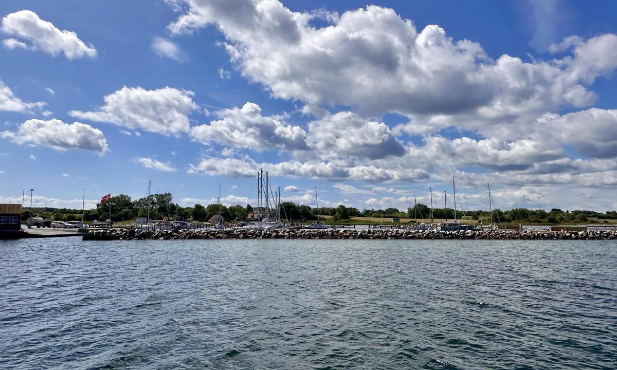 Lyø Lystbådehavn: {"base": "no", "no": "Ly\u00f8 havn. \r\nNoe trang innseiling til havna.", "se": "Ly\u00f8 hamn. N\u00e5got tr\u00e5ng insegling till hamnen.", "en": "Ly\u00f8 harbour.<br>Somewhat narrow entrance to the harbour.", "da": "Ly\u00f8 havn.<br>En smule trang indsejling til havnen.", "fr": "Port de Ly\u00f8. <br> Une entr\u00e9e de port quelque peu \u00e9troite.", "de": "Ly\u00f8 Hafen.<br>Etwas enge Einfahrt zum Hafen.", "es": "Puerto de Ly\u00f8. <br>Entrada algo estrecha al puerto.", "it": "Porto di Ly\u00f8.<br>Entrata un po' stretta nel porto.", "pt": "Ly\u00f8 havn. <br> Navega\u00e7\u00e3o de entrada um pouco apertada para o porto.", "nl": "Ly\u00f8 haven.<br>Noe smalle doorvaart naar de haven.", "pl": "Port Ly\u00f8. Troch\u0119 ciasne wej\u015bcie do portu.", "uk": "\u041f\u043e\u0440\u0442 \u041b\u044c\u043e. \u0414\u0435\u0449\u043e \u0432\u0443\u0437\u044c\u043a\u0438\u0439 \u0432\u0445\u0456\u0434 \u0434\u043e \u043f\u043e\u0440\u0442\u0443.", "ro": "Portul Ly\u00f8. <br />Intrare oarecum \u00eengust\u0103 \u00een port.", "tr": "Ly\u00f8 liman\u0131. Limana giri\u015f biraz dar.", "el": "\u039b\u03b9\u03bc\u03ac\u03bd\u03b9 Ly\u00f8.<br>\u039b\u03af\u03b3\u03bf \u03c3\u03c4\u03b5\u03bd\u03ae \u03b5\u03af\u03c3\u03bf\u03b4\u03bf\u03c2 \u03c0\u03c1\u03bf\u03c2 \u03c4\u03bf \u03bb\u03b9\u03bc\u03ac\u03bd\u03b9.", "cs": "P\u0159\u00edstav Ly\u00f8. Pom\u011brn\u011b \u00fazk\u00fd vjezd do p\u0159\u00edstavu.", "hu": "Ly\u00f8 kik\u00f6t\u0151. A kik\u00f6t\u0151 bej\u00e1rata kiss\u00e9 sz\u0171k.", "fi": "Ly\u00f8 satama.<br>Noe ahdas v\u00e4yl\u00e4 satamaan.", "bg": "\u041f\u0440\u0438\u0441\u0442\u0430\u043d\u0438\u0449\u0435 \u041b\u044e. \u0414\u043e\u0441\u0442\u0430 \u0442\u0435\u0441\u0435\u043d \u0432\u0445\u043e\u0434 \u043a\u044a\u043c \u043f\u0440\u0438\u0441\u0442\u0430\u043d\u0438\u0449\u0435\u0442\u043e.", "sr": "\u041b\u0438\u00f8 \u043b\u0443\u043a\u0430.<br>\u041d\u0435\u0448\u0442\u043e \u0443\u0441\u043a\u0438 \u0443\u043b\u0430\u0437 \u0443 \u043b\u0443\u043a\u0443.", "et": "Ly\u00f8 sadam. Sadamasse sisenemine on veidi kitsas.", "lv": "Ly\u00f8 osta. Nedaudz \u0161aura ieeja ost\u0101.", "lt": "Ly\u00f8 uostas.<br>Noe siauras \u012fplaukimas \u012f uost\u0105."}