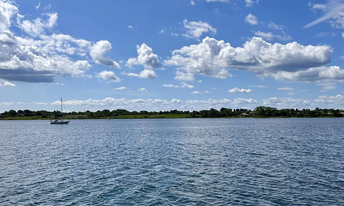 Lyø Svaihavn: {"base": "no", "no": "Mot sydvestlig retning.", "se": "Mot sydv\u00e4stlig riktning.", "en": "In a southwesterly direction.", "da": "Mod sydvestlig retning.", "fr": "En direction sud-ouest.", "de": "In Richtung S\u00fcdwest.", "es": "Hacia la direcci\u00f3n suroeste.", "it": "In direzione sud-ovest.", "pt": "Em dire\u00e7\u00e3o sudoeste.", "nl": "In zuidwestelijke richting.", "pl": "W kierunku po\u0142udniowo-zachodnim.", "uk": "\u041d\u0430 \u043f\u0456\u0432\u0434\u0435\u043d\u043d\u043e-\u0437\u0430\u0445\u0456\u0434\u043d\u0438\u0439 \u043d\u0430\u043f\u0440\u044f\u043c\u043e\u043a.", "ro": "\u00cen direc\u021bia sud-vest.", "tr": "G\u00fcneybat\u0131 y\u00f6n\u00fcne do\u011fru.", "el": "\u03a0\u03c1\u03bf\u03c2 \u03bd\u03bf\u03c4\u03b9\u03bf\u03b4\u03c5\u03c4\u03b9\u03ba\u03ae \u03ba\u03b1\u03c4\u03b5\u03cd\u03b8\u03c5\u03bd\u03c3\u03b7.", "cs": "Na jihoz\u00e1padn\u00ed sm\u011br.", "hu": "D\u00e9l-nyugati ir\u00e1nyba.", "fi": "Lounaaseen p\u00e4in.", "bg": "\u0412 \u044e\u0433\u043e\u0437\u0430\u043f\u0430\u0434\u043d\u0430 \u043f\u043e\u0441\u043e\u043a\u0430.", "sr": "Prema jugozapadnom pravcu.", "et": "L\u00f5unasuunas.", "lv": "Uz dienvidrietumu virzien\u0101.", "lt": "Pietvakari\u0173 kryptimi."}
