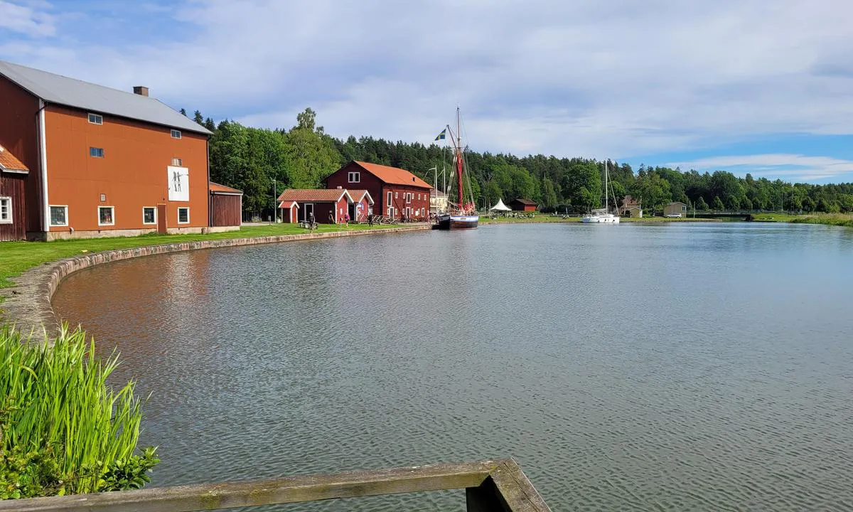 Lyrestad: {"base": "de", "no": "Utsikt fra nord mot gjestehavnen og servicebygget.", "se": "Utsikt fr\u00e5n norr mot g\u00e4sthamnen och servicebyggnaden.", "en": "View from the north of the guest harbor and service building.", "da": "Udsigt fra nord mod g\u00e6stehavnen og servicebygningen.", "fr": "Vue du nord sur le port d'accueil et le b\u00e2timent de service.", "de": "Blick von Norden auf den Gasthafen und Servicegeb\u00e4ude.", "es": "Vista desde el norte hacia el puerto de visitantes y el edificio de servicios.", "it": "Vista da nord sul porto per gli ospiti e sull'edificio dei servizi.", "pt": "Vista do norte para o porto de convidados e edif\u00edcio de servi\u00e7os.", "nl": "Uitzicht vanuit het noorden op de passantenhaven en het servicegebouw.", "pl": "Widok z p\u00f3\u0142nocy na port go\u015bcinny i budynek serwisowy.", "uk": "\u0412\u0438\u0434 \u0437 \u043f\u0456\u0432\u043d\u043e\u0447\u0456 \u043d\u0430 \u0433\u043e\u0441\u0442\u044c\u043e\u0432\u0443 \u0433\u0430\u0432\u0430\u043d\u044c \u0442\u0430 \u0441\u0435\u0440\u0432\u0456\u0441\u043d\u0443 \u0431\u0443\u0434\u0456\u0432\u043b\u044e.", "ro": "Priveli\u0219te de la nord c\u0103tre portul de agrement \u0219i cl\u0103direa de servicii.", "tr": "Kuzeyden misafir liman\u0131 ve servis binas\u0131na bak\u0131\u015f.", "el": "\u0398\u03ad\u03b1 \u03b1\u03c0\u03cc \u03c4\u03bf\u03bd \u03b2\u03bf\u03c1\u03c1\u03ac \u03c0\u03c1\u03bf\u03c2 \u03c4\u03bf \u03bb\u03b9\u03bc\u03ac\u03bd\u03b9 \u03c6\u03b9\u03bb\u03bf\u03be\u03b5\u03bd\u03af\u03b1\u03c2 \u03ba\u03b1\u03b9 \u03c4\u03bf \u03ba\u03c4\u03af\u03c1\u03b9\u03bf \u03c5\u03c0\u03b7\u03c1\u03b5\u03c3\u03b9\u03ce\u03bd.", "cs": "Pohled ze severu na p\u0159\u00edstav pro hosty a servisn\u00ed budovu.", "hu": "Kil\u00e1t\u00e1s \u00e9szak fel\u0151l a vend\u00e9gkik\u00f6t\u0151re \u00e9s a szolg\u00e1ltat\u00f3 \u00e9p\u00fcletre.", "fi": "N\u00e4kym\u00e4 pohjoisesta vierasvenesatamaan ja palvelurakennukseen.", "bg": "\u0418\u0437\u0433\u043b\u0435\u0434 \u043e\u0442 \u0441\u0435\u0432\u0435\u0440 \u043a\u044a\u043c \u0433\u043e\u0441\u0442\u0443\u0432\u0430\u0449\u043e\u0442\u043e \u043f\u0440\u0438\u0441\u0442\u0430\u043d\u0438\u0449\u0435 \u0438 \u0441\u0435\u0440\u0432\u0438\u0437\u043d\u0430\u0442\u0430 \u0441\u0433\u0440\u0430\u0434\u0430.", "sr": "Pogled sa severa na gostinsku luku i servisnu zgradu.", "et": "Vaade p\u00f5hjast k\u00fclalissadamale ja teenindushoonele.", "lv": "Skats no zieme\u013ciem uz viesu ostu un apkalpo\u0161anas \u0113ku.", "lt": "Vaizdas i\u0161 \u0161iaur\u0117s \u012f sve\u010di\u0173 uost\u0105 ir paslaug\u0173 pastat\u0105."}
