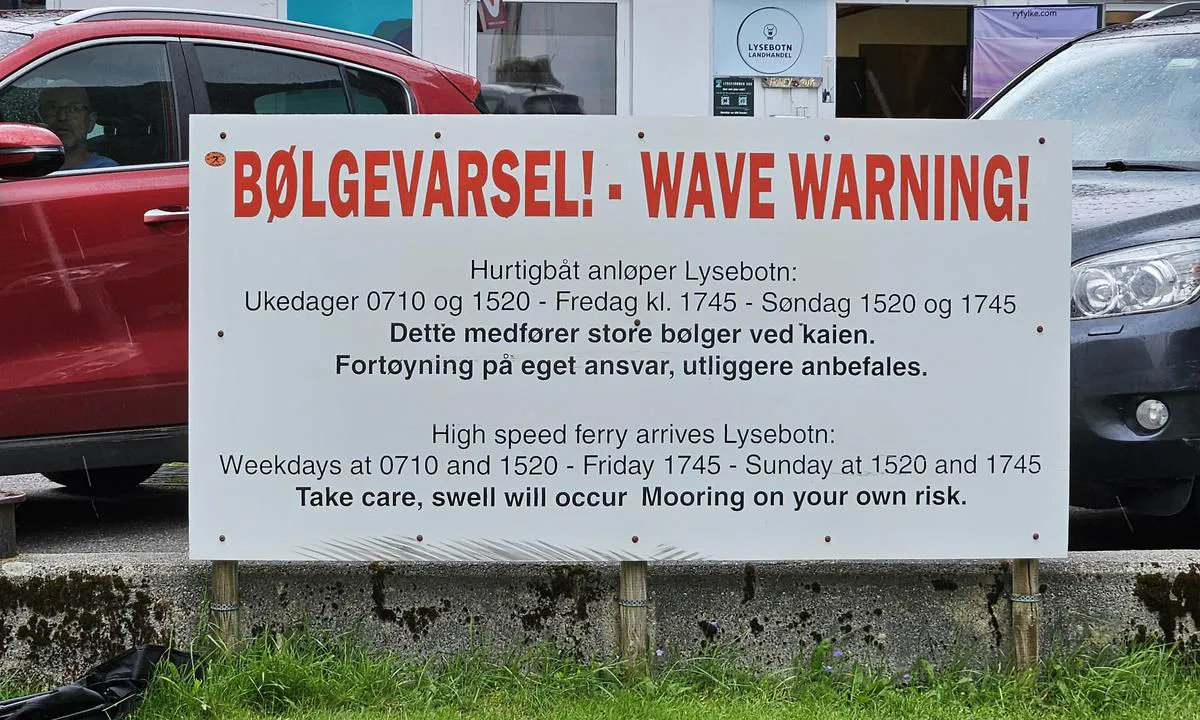 Lysebotn: {"base": "en", "no": "Jeg, som l\u00e5 ved brygga, opplevde det ikke som et problem med god fendring og gode trosses. Men det vil vekke deg om morgenen.", "se": "Jag, som l\u00e5g vid kajen, upplevde det inte som ett problem med bra fendertar och bra rep. Men det kommer att v\u00e4cka dig p\u00e5 morgonen.", "en": "I, laying at the quay, experienced it not as a problem with well fender an well ropes. But it will wake you up in the morning.", "da": "Jeg, liggende ved kajen, oplevede det ikke som et problem med gode fendere og gode tovv\u00e6rk. Men det vil v\u00e6kke dig om morgenen.", "fr": "Moi, amarr\u00e9 au quai, je n'ai pas ressenti cela comme un probl\u00e8me avec de bons pare-battages et de bonnes amarres. Mais cela vous r\u00e9veillera le matin.", "de": "Ich, am Kai liegend, habe es nicht als Problem mit guten Fendern und guten Leinen erlebt. Aber es wird Sie am Morgen wecken.", "es": "Yo, estando en el muelle, no lo experiment\u00e9 como un problema con buenos defensas y buenas cuerdas. Pero te despertar\u00e1 por la ma\u00f1ana.", "it": "Io, ormeggiato al molo, non l'ho vissuto come un problema con buoni parabordi e buone cime. Ma ti sveglier\u00e0 al mattino.", "pt": "Eu, atracado no cais, n\u00e3o experimentei isso como um problema com bons defensores e boas cordas. Mas isso ir\u00e1 te acordar de manh\u00e3.", "nl": "Ik, liggend aan de kade, ervoer het niet als een probleem met goede stootkussens en goede touwen. Maar het zal je 's ochtends wakker maken.", "pl": "Ja, le\u017c\u0105c przy nabrze\u017cu, nie odczu\u0142em to jako problem dzi\u0119ki dobrym odbijaczom i dobrze mocowanym linom. Ale to obudzi ci\u0119 rano.", "uk": "\u042f, \u043f\u0440\u0438\u0448\u0432\u0430\u0440\u0442\u043e\u0432\u0430\u043d\u0438\u0439 \u0431\u0456\u043b\u044f \u043f\u0440\u0438\u0447\u0430\u043b\u0443, \u043d\u0435 \u0432\u0432\u0430\u0436\u0430\u0432 \u0446\u0435 \u043f\u0440\u043e\u0431\u043b\u0435\u043c\u043e\u044e \u0437\u0430\u0432\u0434\u044f\u043a\u0438 \u0434\u043e\u0431\u0440\u0435 \u0437\u0430\u043a\u0440\u0456\u043f\u043b\u0435\u043d\u0438\u043c \u0444\u0435\u043d\u0434\u0435\u0440\u0430\u043c \u0456 \u043d\u0430\u0434\u0456\u0439\u043d\u0438\u043c \u043a\u0430\u043d\u0430\u0442\u0430\u043c. \u0410\u043b\u0435 \u0446\u0435 \u0440\u043e\u0437\u0431\u0443\u0434\u0438\u0442\u044c \u0432\u0430\u0441 \u0432\u0440\u0430\u043d\u0446\u0456.", "ro": "Eu, aflat la chei, nu am experimentat acest lucru ca pe o problem\u0103, av\u00e2nd ap\u0103r\u0103tori \u0219i par\u00e2me bune. Dar v\u0103 va trezi diminea\u021ba.", "tr": "Ben, iskelede yatarken, iyi usturma\u00e7a ve iyi halatlarla bir sorun olarak deneyimlemedim. Ancak sabah sizi uyand\u0131racakt\u0131r.", "el": "\u0395\u03b3\u03ce, \u03cc\u03c4\u03b1\u03bd \u03ae\u03bc\u03bf\u03c5\u03bd \u03b4\u03b5\u03bc\u03ad\u03bd\u03bf\u03c2 \u03c3\u03c4\u03b7\u03bd \u03b1\u03c0\u03bf\u03b2\u03ac\u03b8\u03c1\u03b1, \u03b4\u03b5\u03bd \u03c4\u03bf \u03b2\u03af\u03c9\u03c3\u03b1 \u03c9\u03c2 \u03c0\u03c1\u03cc\u03b2\u03bb\u03b7\u03bc\u03b1 \u03bc\u03b5 \u03ba\u03b1\u03bb\u03ad\u03c2 \u03c0\u03c1\u03bf\u03c3\u03ba\u03c1\u03bf\u03c5\u03c3\u03c4\u03ae\u03c1\u03b5\u03c2 \u03ba\u03b1\u03b9 \u03ba\u03b1\u03bb\u03ac \u03c3\u03c7\u03bf\u03b9\u03bd\u03b9\u03ac. \u0391\u03bb\u03bb\u03ac \u03b8\u03b1 \u03c3\u03b5 \u03be\u03c5\u03c0\u03bd\u03ae\u03c3\u03b5\u03b9 \u03c4\u03bf \u03c0\u03c1\u03c9\u03af.", "cs": "J\u00e1, le\u017e\u00edc\u00ed u n\u00e1b\u0159e\u017e\u00ed, jsem to nepoci\u0165oval jako probl\u00e9m s dob\u0159e um\u00edst\u011bn\u00fdm fendrem a dobr\u00fdmi lany. Ale r\u00e1no v\u00e1s to probud\u00ed.", "hu": "\u00c9n, a rakparton fek\u00fcdve, nem tapasztaltam probl\u00e9m\u00e1t j\u00f3l elhelyezett pufferekkel \u00e9s k\u00f6telekkel. De reggel fel fog \u00e9breszteni.", "fi": "Min\u00e4, joka makaamassa laiturilla, en kokenut sit\u00e4 ongelmaksi hyvill\u00e4 lepuuttajilla ja hyvill\u00e4 k\u00f6ysill\u00e4. Mutta se her\u00e4tt\u00e4\u00e4 sinut aamulla.", "bg": "\u0410\u0437, \u0437\u0430\u043a\u043e\u0442\u0432\u0435\u043d \u043d\u0430 \u043a\u0435\u044f, \u043d\u0435 \u0433\u043e \u0432\u044a\u0437\u043f\u0440\u0438\u0435\u0445 \u043a\u0430\u0442\u043e \u043f\u0440\u043e\u0431\u043b\u0435\u043c \u0441 \u0434\u043e\u0431\u0440\u0435 \u0440\u0430\u0437\u043f\u043e\u043b\u043e\u0436\u0435\u043d\u0438\u0442\u0435 \u0431\u0443\u0444\u0435\u0440\u0438 \u0438 \u0432\u044a\u0436\u0435\u0442\u0430. \u041d\u043e \u0449\u0435 \u0432\u0438 \u0441\u044a\u0431\u0443\u0434\u0438 \u0441\u0443\u0442\u0440\u0438\u043d\u0442\u0430.", "sr": "Ja, le\u017eao na pristani\u0161tu, nisam to do\u017eiveo kao problem uz dobar odbojnik i dobre u\u017eadi. Ali \u0107e te probuditi ujutru.", "et": "Mina, kai \u00e4\u00e4res seistes, ei kogenud seda probleemina t\u00e4nu headele pardapatjadele ja headele k\u00f6itele. Kuid see \u00e4ratab sind hommikul.", "lv": "Es, gu\u013cot pie piest\u0101tnes, to neuztv\u0113ru k\u0101 probl\u0113mu ar labiem fenderiem un lab\u0101m virv\u0113m. Bet tas j\u016bs pamodin\u0101s no r\u012bta.", "lt": "A\u0161, gul\u0117damas prie krantin\u0117s, tai nepatyriau kaip problem\u0105 su gerais atmu\u0161\u0117jais ir geromis virv\u0117mis. Bet tai pa\u017eadins jus ryte."}