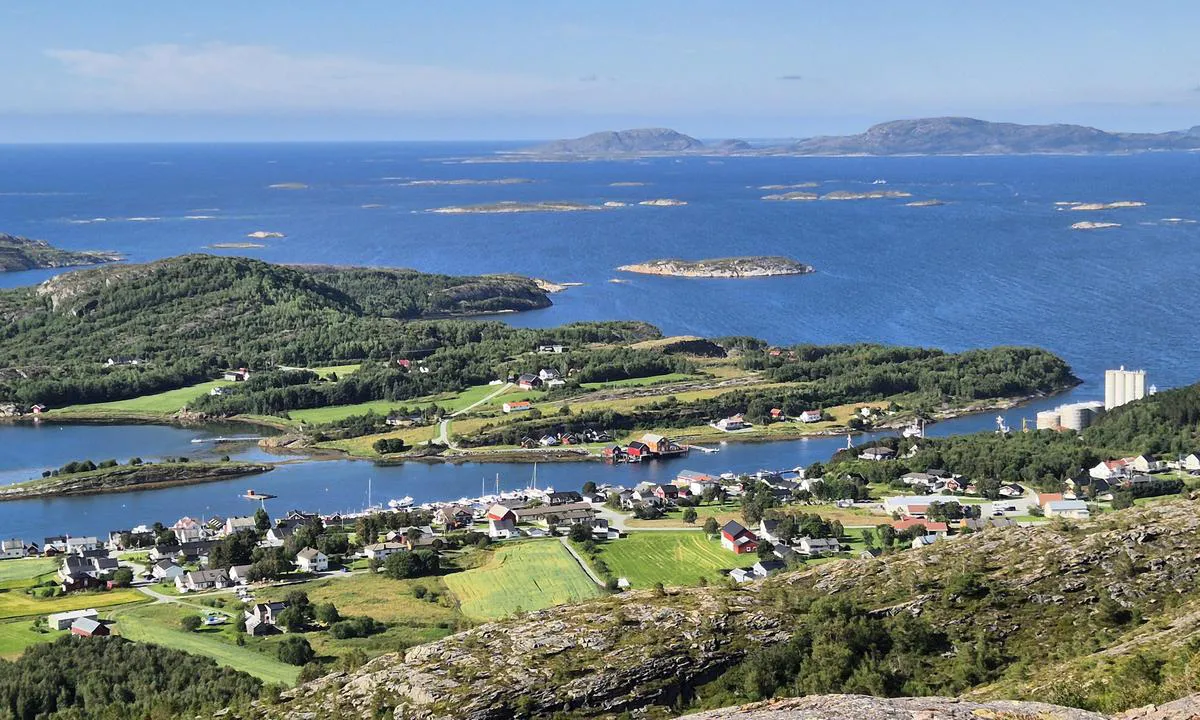 Lysøysund Båtklubb: {"base": "no", "no": "Lys\u00f8ysundet fra utsiktstoppen R\u00f8mmesfjellet like ved", "se": "Lys\u00f8ysundet fr\u00e5n utsiktsplatsen R\u00f8mmesfjellet alldeles bredvid", "en": "Lys\u00f8ysundet from the viewpoint at R\u00f8mmesfjellet nearby", "da": "Lys\u00f8ysundet fra udsigtstoppen R\u00f8mmesfjellet lige ved"}