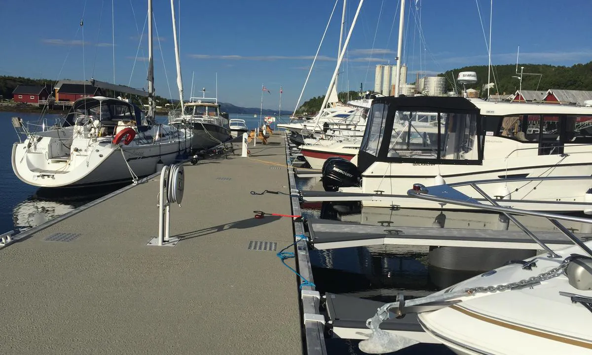 Lysøysund Båtklubb: Fine omgivelser i Løsøysundet.
Gode brygger med bord og benker.