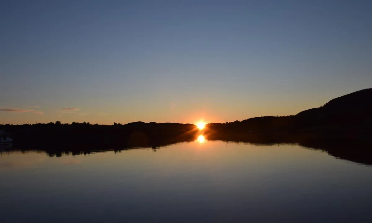 Lysøysund Båtklubb: Solen går i havet ved gjestebrygga.