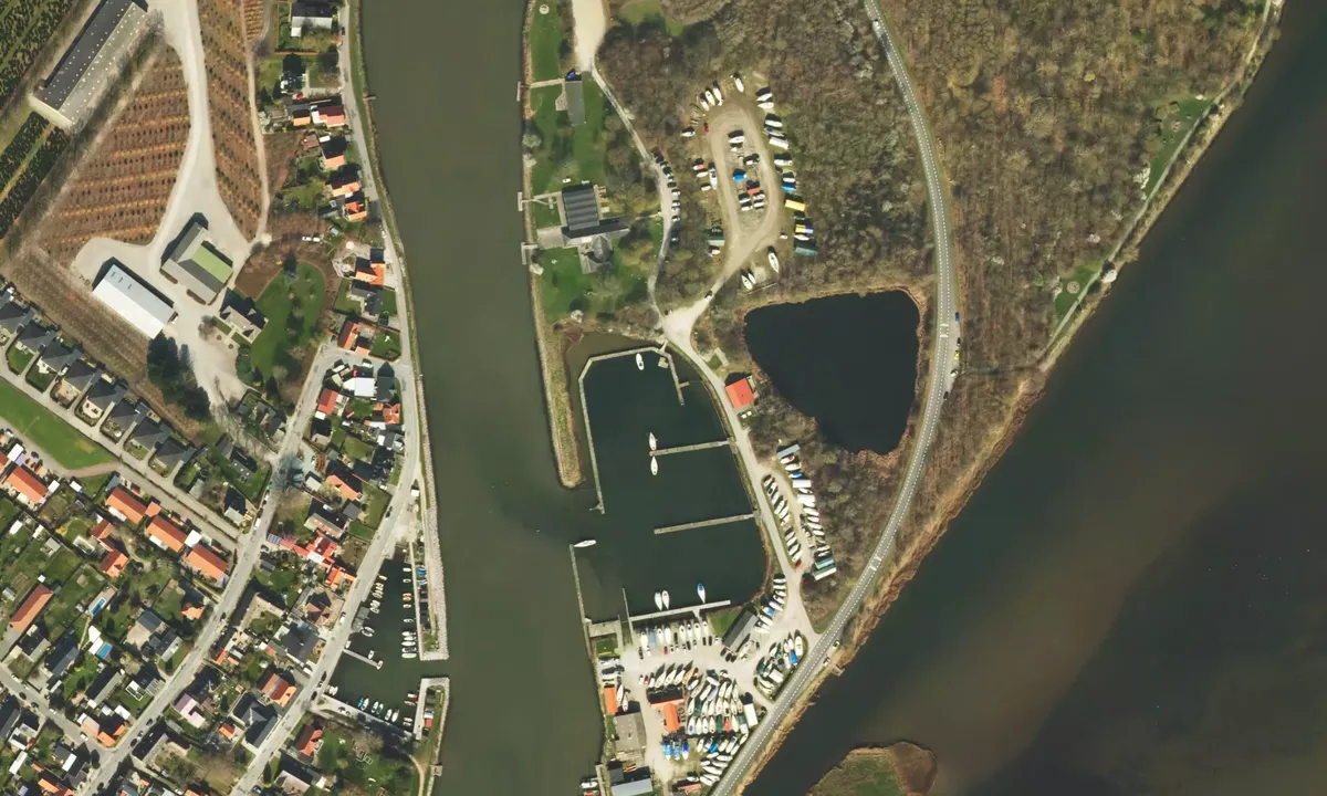 Flyfoto av Lystbådehavnen Stige Ø