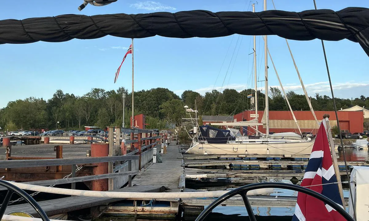 Mågerø Marina: {"base": "no", "no": "Helt kurant, praktisk beliggende og rimelig. Men spesielt sjarmerende er det ikke.", "se": "Helt okej, praktiskt bel\u00e4get och prisv\u00e4rt. Men s\u00e4rskilt charmigt \u00e4r det inte.", "en": "Completely decent, practically located, and affordable. But it is not particularly charming.", "da": "Helt kurant, praktisk beliggende og rimelig. Men specielt charmerende er det ikke.", "fr": "Tout \u00e0 fait correct, bien situ\u00e9 et abordable. Mais ce n'est pas particuli\u00e8rement charmant.", "de": "V\u00f6llig in Ordnung, praktisch gelegen und preiswert. Aber besonders charmant ist es nicht.", "es": "Completamente razonable, situado de manera pr\u00e1ctica y econ\u00f3mico. Pero no es especialmente encantador.", "it": "Completamente adeguato, situato in posizione pratica e conveniente. Ma non \u00e8 particolarmente affascinante.", "pt": "Totalmente razo\u00e1vel, praticamente localizado e acess\u00edvel. Mas especialmente encantador, n\u00e3o \u00e9.", "nl": "Helemaal in orde, praktisch gelegen en redelijk geprijsd. Maar speciaal charmant is het niet.", "pl": "Ca\u0142kowicie przyzwoity, dogodnie po\u0142o\u017cony i przyst\u0119pny cenowo. Ale nie jest to szczeg\u00f3lnie urokliwe.", "uk": "\u0426\u0456\u043b\u043a\u043e\u043c \u043f\u0440\u0438\u0441\u0442\u043e\u0439\u043d\u0435, \u043f\u0440\u0430\u043a\u0442\u0438\u0447\u043d\u043e \u0440\u043e\u0437\u0442\u0430\u0448\u043e\u0432\u0430\u043d\u0435 \u0442\u0430 \u0434\u043e\u0441\u0442\u0443\u043f\u043d\u0435. \u0410\u043b\u0435 \u043e\u0441\u043e\u0431\u043b\u0438\u0432\u043e \u0447\u0430\u0440\u0456\u0432\u043d\u0438\u043c \u0446\u0435 \u043d\u0435 \u0454.", "ro": "Complet adecvat, practic situat \u0219i accesibil. Dar nu este deosebit de fermec\u0103tor.", "tr": "Tamam\u0131yla uygun, pratik bir konumda ve makul fiyatl\u0131. Ancak \u00f6zellikle \u00e7ekici de\u011fil.", "el": "\u0391\u03c0\u03bf\u03bb\u03cd\u03c4\u03c9\u03c2 \u03c4\u03c5\u03c0\u03b9\u03ba\u03cc, \u03c0\u03c1\u03b1\u03ba\u03c4\u03b9\u03ba\u03ac \u03c4\u03bf\u03c0\u03bf\u03b8\u03b5\u03c4\u03b7\u03bc\u03ad\u03bd\u03bf \u03ba\u03b1\u03b9 \u03bf\u03b9\u03ba\u03bf\u03bd\u03bf\u03bc\u03b9\u03ba\u03cc. \u0391\u03bb\u03bb\u03ac \u03b4\u03b5\u03bd \u03b5\u03af\u03bd\u03b1\u03b9 \u03b9\u03b4\u03b9\u03b1\u03af\u03c4\u03b5\u03c1\u03b1 \u03b3\u03bf\u03b7\u03c4\u03b5\u03c5\u03c4\u03b9\u03ba\u03cc.", "cs": "Docela slu\u0161n\u00e9, prakticky um\u00edst\u011bn\u00e9 a za rozumnou cenu. Ale nen\u00ed to nijak zvl\u00e1\u0161\u0165 p\u016fvabn\u00e9.", "hu": "Teljesen megfelel\u0151, praktikusan elhelyezked\u0151 \u00e9s megfizethet\u0151. De k\u00fcl\u00f6n\u00f6sebben b\u00e1jos nem.", "fi": "T\u00e4ysin kunnollinen, k\u00e4yt\u00e4nn\u00f6llisesti sijaitseva ja kohtuuhintainen. Mutta erityisen vieh\u00e4tt\u00e4v\u00e4 se ei ole.", "bg": "\u041d\u0430\u043f\u044a\u043b\u043d\u043e \u043f\u0440\u0438\u0435\u043c\u043b\u0438\u0432\u043e, \u0443\u0434\u043e\u0431\u043d\u043e \u0440\u0430\u0437\u043f\u043e\u043b\u043e\u0436\u0435\u043d\u043e \u0438 \u0434\u043e\u0441\u0442\u044a\u043f\u043d\u043e. \u041d\u043e \u043e\u0441\u043e\u0431\u0435\u043d\u043e \u043e\u0447\u0430\u0440\u043e\u0432\u0430\u0442\u0435\u043b\u043d\u043e \u043d\u0435 \u0435.", "sr": "Potpuno pristojno, prakti\u010dno locirano i povoljno. Ali posebno \u0161armantno nije.", "et": "T\u00e4iesti korralik, praktiliselt asetsev ja soodne. Kuid see ei ole eriti v\u00f5luv.", "lv": "Piln\u012bgi k\u0101rt\u012bb\u0101, praktiski izvietota un pie\u0146emama. Bet \u012bpa\u0161i \u0161armanta t\u0101 nav.", "lt": "Visi\u0161kai tinkama, prakti\u0161kai \u012fsik\u016brusi ir nebrangi. Ta\u010diau ypatingai \u017eavi n\u0117ra."}