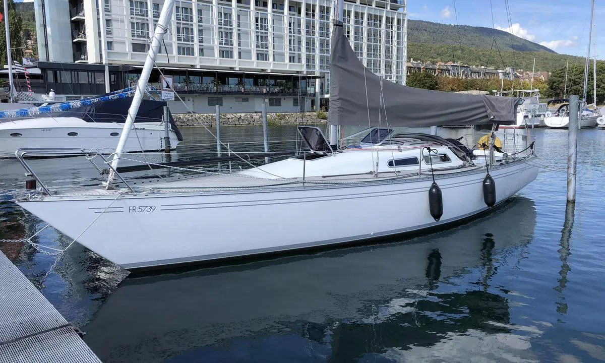 Main Port of Neuchatel: {"base": "de", "no": "Kaiplasser p\u00e5 pontongene p\u00e5 begge sider foran hotellet", "se": "F\u00f6rt\u00f6jningsplatser p\u00e5 ponton p\u00e5 b\u00e5da sidor framf\u00f6r hotellet", "en": "Berths at the pontoon on both sides in front of the hotel", "da": "Liggepladser ved ponton p\u00e5 begge sider foran hotel", "fr": "Emplacements sur le ponton de chaque c\u00f4t\u00e9 devant l'h\u00f4tel", "de": "Liegepl\u00e4tze am Ponton beiderseits vor Hotel", "es": "Amarres en el pont\u00f3n a ambos lados frente al hotel", "it": "Ormeggi su entrambi i lati del pontone davanti all'hotel", "pt": "Lugares de amarra\u00e7\u00e3o no cais de ambos os lados em frente ao hotel", "nl": "Ligplaatsen aan de ponton aan beide zijden voor het hotel", "pl": "Miejsca do cumowania przy pomo\u015bcie po obu stronach przed hotelem", "uk": "\u041f\u0440\u0438\u0447\u0430\u043b\u0438 \u0437 \u043e\u0431\u043e\u0445 \u0431\u043e\u043a\u0456\u0432 \u043f\u043e\u043d\u0442\u043e\u043d\u0456\u0432 \u043f\u0435\u0440\u0435\u0434 \u0433\u043e\u0442\u0435\u043b\u0435\u043c", "ro": "Locuri de ancorare la ponton pe ambele p\u0103r\u021bi \u00een fa\u021ba hotelului", "tr": "Otelin \u00f6n\u00fcnde pontonun her iki yan\u0131nda yana\u015fma yerleri", "el": "\u0398\u03ad\u03c3\u03b5\u03b9\u03c2 \u03b5\u03bb\u03bb\u03b9\u03bc\u03b5\u03bd\u03b9\u03c3\u03bc\u03bf\u03cd \u03c3\u03c4\u03b7\u03bd \u03c0\u03bb\u03c9\u03c4\u03ae \u03c0\u03c1\u03bf\u03b2\u03bb\u03ae\u03c4\u03b1 \u03ba\u03b1\u03b9 \u03c3\u03c4\u03b9\u03c2 \u03b4\u03cd\u03bf \u03c0\u03bb\u03b5\u03c5\u03c1\u03ad\u03c2 \u03bc\u03c0\u03c1\u03bf\u03c3\u03c4\u03ac \u03b1\u03c0\u03cc \u03c4\u03bf \u03be\u03b5\u03bd\u03bf\u03b4\u03bf\u03c7\u03b5\u03af\u03bf", "cs": "Kotvi\u0161t\u011b u pontonu na obou stran\u00e1ch p\u0159ed hotelem", "hu": "Helyek a pontonon mindk\u00e9t oldalon a hotel el\u0151tt", "fi": "Kiinnityspaikat ponttonilla molemmin puolin hotellin edustalla", "bg": "\u041c\u0435\u0441\u0442\u0430 \u0437\u0430 \u043f\u0440\u0438\u0441\u0442\u0430\u0432\u0430\u043d\u0435 \u043d\u0430 \u043f\u043e\u043d\u0442\u043e\u043d\u0430 \u043e\u0442 \u0434\u0432\u0435\u0442\u0435 \u0441\u0442\u0440\u0430\u043d\u0438 \u043f\u0440\u0435\u0434 \u0445\u043e\u0442\u0435\u043b\u0430", "sr": "VeZovi(\u0434\u043e\u043a\u043e\u0432\u0438) \u043d\u0430 \u043f\u043e\u043d\u0442\u043e\u043d\u0443 \u0441\u0430 \u043e\u0431\u0435 \u0441\u0442\u0440\u0430\u043d\u0435 \u0438\u0441\u043f\u0440\u0435\u0434 \u0445\u043e\u0442\u0435\u043b\u0430", "et": "Kohad pontooni k\u00fclgedel hotelli ees", "lv": "Pietauvo\u0161an\u0101s vietas pie pontona ab\u0101s pus\u0113s pie viesn\u012bcas", "lt": "\u0160vartavimo vietos prie pontono i\u0161 abiej\u0173 pusi\u0173 prie\u0161ais vie\u0161but\u012f"}