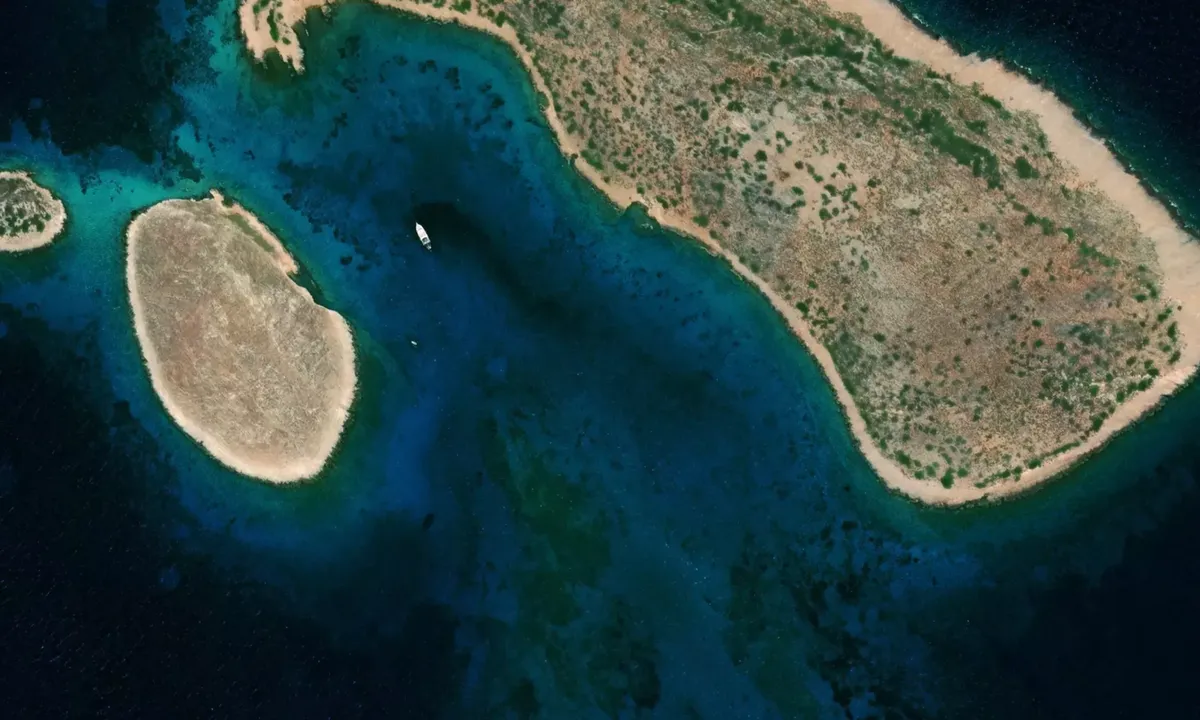 Flyfoto av Makronisi South