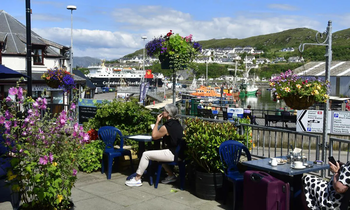 Mallaig Harbour Authority: Maillag er ein koseleg liten by som er endestasjonen for tog.  
Frå her kan ein ta "Harry Potter" toget og køyre over viadukten som er med i filmen.  Det er og mange fergeforbindelsar her.