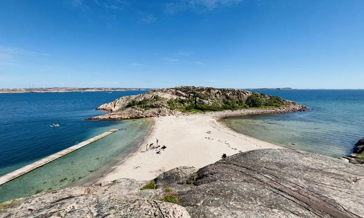 Malmön - Fiskehamnen: {"base": "no", "no": "Badestranden P\u00e4rlan p\u00e5 \u00f8stsiden av \u00f8ya.", "se": "Badstranden P\u00e4rlan p\u00e5 \u00f6stsidan av \u00f6n.", "en": "The bathing beach P\u00e4rlan on the east side of the island.", "da": "Badestranden Perlen p\u00e5 \u00f8stsiden af \u00f8en.", "fr": "La plage de baignade P\u00e4rlan sur le c\u00f4t\u00e9 est de l'\u00eele.", "de": "Der Badestrand P\u00e4rlan an der Ostseite der Insel.", "es": "La playa P\u00e4rlan en el lado este de la isla.", "it": "La spiaggia per il bagno P\u00e4rlan sul lato est dell'isola.", "pt": "A praia P\u00e4rlan no lado leste da ilha.", "nl": "Het strand P\u00e4rlan aan de oostkant van het eiland.", "pl": "Pla\u017ca P\u00e4rlan po wschodniej stronie wyspy.", "uk": "\u041f\u043b\u044f\u0436 \u041f\u044f\u0440\u043b\u0430\u043d \u043d\u0430 \u0441\u0445\u0456\u0434\u043d\u0456\u0439 \u0441\u0442\u043e\u0440\u043e\u043d\u0456 \u043e\u0441\u0442\u0440\u043e\u0432\u0430.", "ro": "Plaja P\u00e4rlan pe partea de est a insulei.", "tr": "Adan\u0131n do\u011fu taraf\u0131ndaki P\u00e4rlan plaj\u0131.", "el": "\u0397 \u03c0\u03b1\u03c1\u03b1\u03bb\u03af\u03b1 \u03a0\u03ad\u03c1\u03bb\u03b1\u03bd \u03c3\u03c4\u03b7\u03bd \u03b1\u03bd\u03b1\u03c4\u03bf\u03bb\u03b9\u03ba\u03ae \u03c0\u03bb\u03b5\u03c5\u03c1\u03ac \u03c4\u03bf\u03c5 \u03bd\u03b7\u03c3\u03b9\u03bf\u03cd.", "cs": "Pl\u00e1\u017e P\u00e4rlan na v\u00fdchodn\u00ed stran\u011b ostrova.", "hu": "A P\u00e4rlan strand az sziget keleti oldal\u00e1n.", "fi": "Uimaranta Helmi saaren it\u00e4puolella.", "bg": "\u041f\u043b\u0430\u0436\u044a\u0442 \u041f\u00e4rlan \u043d\u0430 \u0438\u0437\u0442\u043e\u0447\u043d\u0430\u0442\u0430 \u0441\u0442\u0440\u0430\u043d\u0430 \u043d\u0430 \u043e\u0441\u0442\u0440\u043e\u0432\u0430.", "sr": "\u041f\u043b\u0430\u0436\u0430 \u041f\u00e4r\u043b\u0430\u043d \u043d\u0430 \u0438\u0441\u0442\u043e\u0447\u043d\u043e\u0458 \u0441\u0442\u0440\u0430\u043d\u0438 \u043e\u0441\u0442\u0440\u0432\u0430.", "et": "Ujumisrand P\u00e4rlan saare idak\u00fcljel.", "lv": "Peldvieta P\u00e4rlan salas austrumu pus\u0113.", "lt": "Papl\u016bdimys P\u00e4rlan rytin\u0117je salos pus\u0117je."}