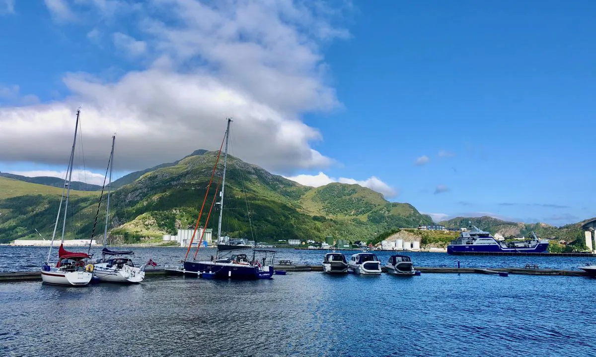 Måløy gjestehavn har god plass, men vinden fra nord tok godt. Fin venteplass om du skal runde Stadt og vinden ikke spiller på lag.
Drivstoff hos Måløy Båtservice tvers over sundet, på styrbord side etter at du har passert bura på tur vestover. Selvbetjening på ei lita flytebrygge med gode dybder for seilbåter.
KIWI ligger innenfor kort gangavstand fra havna. 
Inkludert i havneavgiften er tilgang til sanitærhuset med dusj, toaletter og vaskemaskiner. Sistnevnte må betales for. 
Vær kjapp dusjen, for tidsinnstilt bevegelsesensitiv lysbryter slukker dusjrommene om ingen beveger seg i rommet der vaskemaskinene står...!?!.