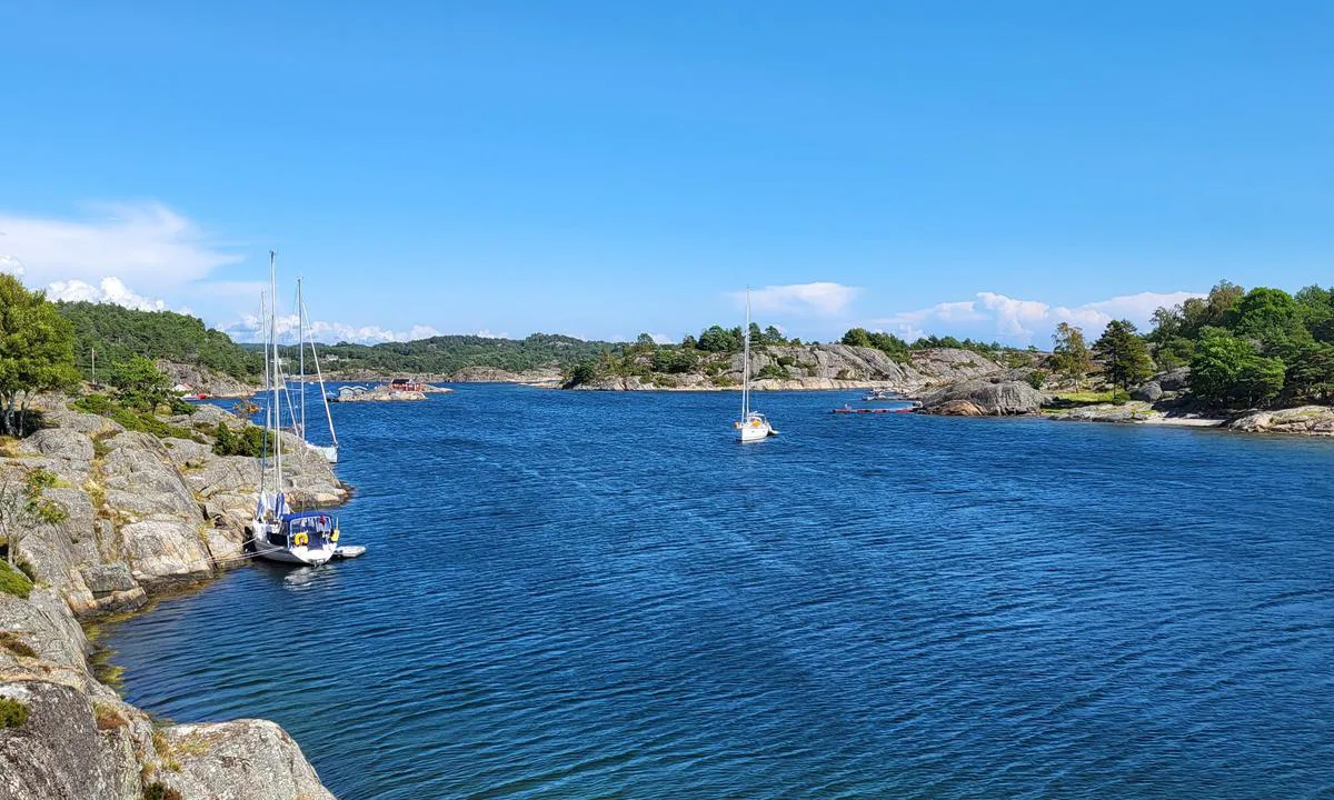 Maløyene: Den sydlige bukta mot Yttre Maløya. Noen muligheter for longside mot berget i vest hvis du har store fendere.