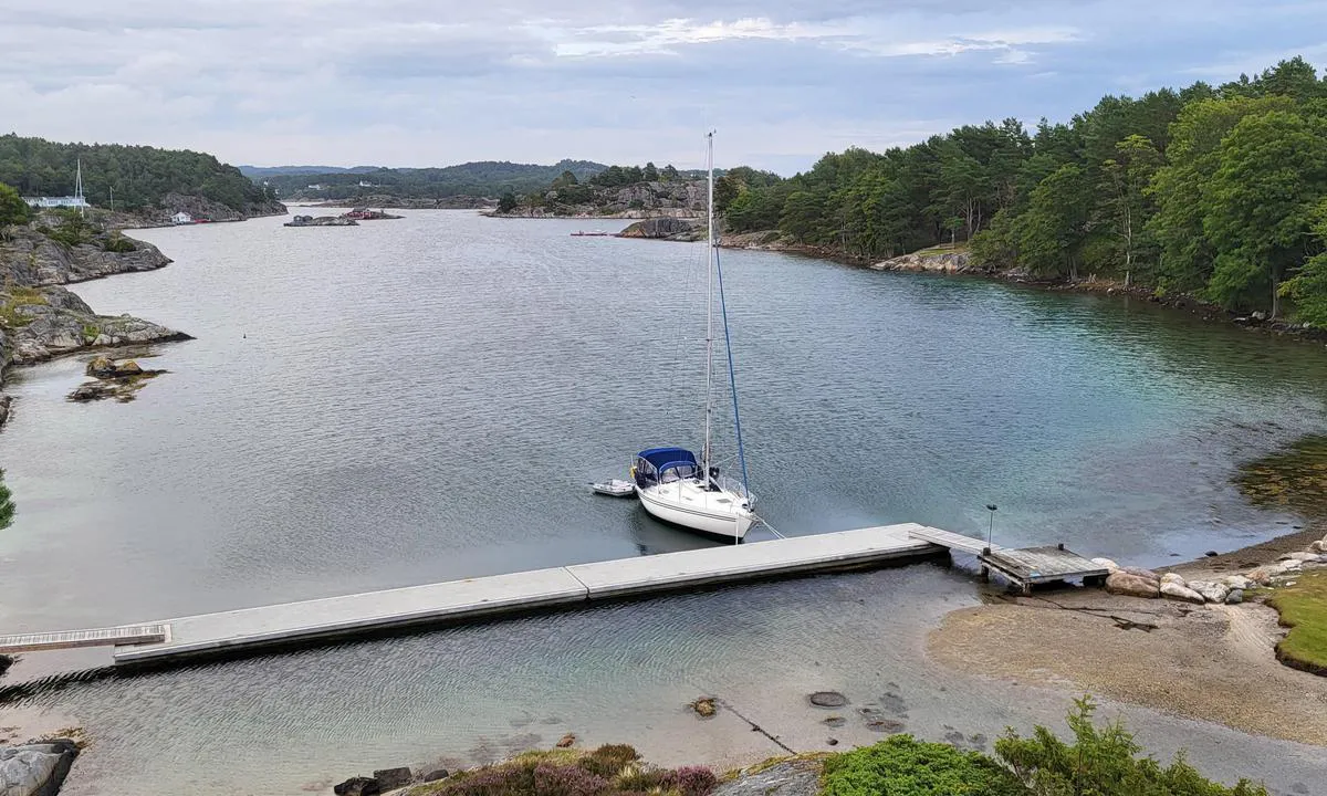 Maløyene: Bukta syd mot Yttre Maløya. Godt med svaiplass, og bolter for nose inn på berget i vest. Mulig med store fendere å finne longside mulighetet