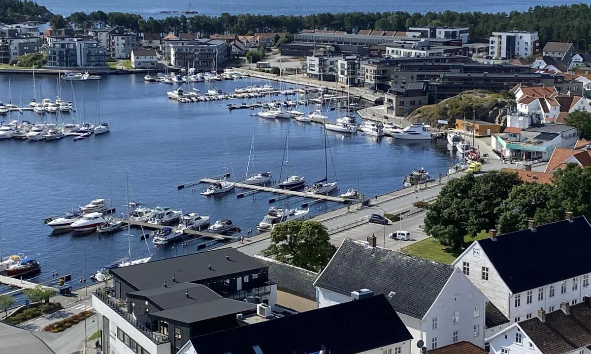 Mandal Gjestehavn: Utsikt sørover fra utsiktsplassen over byen.