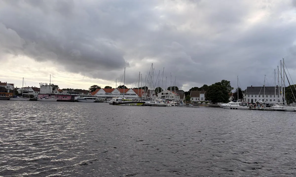 Mandal Gjestehavn: {"base": "no", "no": "Pir 2,3 og 4 sett fra Pir6", "se": "Pir 2,3 och 4 sett fr\u00e5n Pir6", "en": "Piers 2, 3 and 4 viewed from Pier 6", "da": "Piere 2, 3 og 4 set fra Piere 6", "fr": "Ponton 2, 3 et 4 vus depuis le Ponton 6", "de": "Pier 2, 3 und 4 betrachtet von Pier 6", "es": "Muelle 2,3 y 4 vistos desde el Muelle 6", "it": "Molo 2, 3 e 4 visti da Molo 6", "pt": "Cais 2, 3 e 4 vistos do Cais 6", "nl": "Pieren 2, 3 en 4 gezien vanaf Pier 6", "pl": "Mole 2, 3 i 4 widziane z Mola 6", "uk": "\u041f\u0456\u0440\u0441 2, 3 \u0456 4 \u043e\u0433\u043b\u044f\u0434\u0430\u044e\u0442\u044c\u0441\u044f \u0437 \u041f\u0456\u0440\u0441 6", "ro": "Cheiurile 2,3 \u0219i 4 v\u0103zute de pe Cheiul 6", "tr": "\u0130skele 2,3 ve 4, \u0130skele 6'dan g\u00f6r\u00fcnmektedir", "el": "\u03a0\u03c1\u03bf\u03b2\u03bb\u03ae\u03c4\u03b1 2, 3 \u03ba\u03b1\u03b9 4 \u03cc\u03c0\u03c9\u03c2 \u03c6\u03b1\u03af\u03bd\u03b5\u03c4\u03b1\u03b9 \u03b1\u03c0\u03cc \u03c4\u03b7\u03bd \u03a0\u03c1\u03bf\u03b2\u03bb\u03ae\u03c4\u03b1 6", "cs": "Molo 2, 3 a 4 z pohledu z Mola 6", "hu": "M\u00f3l\u00f3 2, 3 \u00e9s 4 n\u00e9zete M\u00f3l\u00f3 6-r\u00f3l", "fi": "Laiturit 2, 3 ja 4 n\u00e4htyn\u00e4 Laiturilta 6", "bg": "\u041f\u0438\u0440\u0441 2, 3 \u0438 4 \u0433\u043b\u0435\u0434\u0430\u043d\u0438 \u043e\u0442 \u041f\u0438\u0440\u0441 6", "sr": "\u041f\u0438\u0440 2, 3 \u0438 4 \u0432\u0438\u0452\u0435\u043d\u0438 \u0441\u0430 \u041f\u0438\u0440\u0430 6", "et": "Kai 2, 3 ja 4 vaadates kai 6 pealt", "lv": "Piest\u0101tne 2,3 un 4 redzama no Piest\u0101tnes 6", "lt": "2,3 ir 4 prieplaukos matomos nuo 6 prieplaukos"}