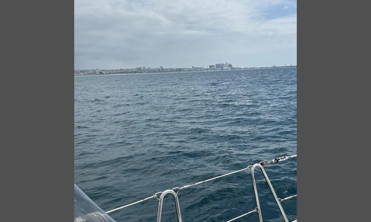 {"base": "no", "no": "Manta dett fra min anker posisjon p\u00e5 8,5 meters dybde. Server opp til 3 meter i niv\u00e5 forskjell Flo og fj\u00e6re.", "se": "Manta detta fr\u00e5n min ankarposition p\u00e5 8,5 meters djup. Serva upp till 3 meter i niv\u00e5skillnad Flod och ebb.", "en": "Monitor this from my anchor position at a depth of 8.5 meters. Be prepared for up to 3 meters in tidal level difference.", "da": "Manta dette fra min ankerposition p\u00e5 8,5 meters dybde. Der er op til 3 meter i niveauforskel mellem h\u00f8jvande og lavvande.", "fr": "Mante depuis ma position \u00e0 l'ancre \u00e0 une profondeur de 8,5 m\u00e8tres. Mar\u00e9es avec jusqu'\u00e0 3 m\u00e8tres de diff\u00e9rence de niveau entre haute mer et basse mer.", "de": "Beobachten Sie dies von meiner Ankerposition auf 8,5 Meter Tiefe. Der Wasserstand variiert bis zu 3 Meter zwischen Hoch- und Niedrigwasser.", "es": "Manta desplazada de mi posici\u00f3n de anclaje a una profundidad de 8,5 metros. Ajuste de hasta 3 metros en la diferencia del nivel por mareas alta y baja.", "it": "Manta da la mia posizione di ancoraggio a una profondit\u00e0 di 8,5 metri. Servire fino a 3 metri di variazione del livello della marea.", "pt": "Manta destacada da minha posi\u00e7\u00e3o de ancoragem a uma profundidade de 8,5 metros. Mar\u00e9 com at\u00e9 3 metros de diferen\u00e7a de n\u00edvel entre a mar\u00e9 alta e a baixa.", "nl": "Markeer deze vanaf mijn ankerpositie op 8,5 meter diepte. Bereik tot 3 meter in niveauverschil tussen vloed en eb.", "pl": "Nadaj t\u0119 wiadomo\u015b\u0107 z mojej pozycji kotwiczenia na g\u0142\u0119boko\u015bci 8,5 metra. R\u00f3\u017cnica poziomu woda wzrasta do 3 metr\u00f3w przy wysokim i niskim przyp\u0142ywie.", "uk": "\u041c\u0456\u0439 \u044f\u043a\u0456\u0440 \u0437\u0456\u0440\u0432\u0430\u0432\u0441\u044f \u043d\u0430 \u0433\u043b\u0438\u0431\u0438\u043d\u0456 8,5 \u043c\u0435\u0442\u0440\u0456\u0432. \u0412\u043e\u0434\u0430 \u043f\u0456\u0434\u043d\u0456\u043c\u0430\u0454\u0442\u044c\u0441\u044f \u0456 \u043e\u043f\u0443\u0441\u043a\u0430\u0454\u0442\u044c\u0441\u044f \u0434\u043e 3 \u043c\u0435\u0442\u0440\u0456\u0432 \u043f\u0456\u0434 \u0447\u0430\u0441 \u043f\u0440\u0438\u043f\u043b\u0438\u0432\u0443 \u0442\u0430 \u0432\u0456\u0434\u043f\u043b\u0438\u0432\u0443.", "ro": "Manta aceasta de la pozi\u021bia mea de ancorare la o ad\u00e2ncime de 8,5 metri. Serveste p\u00e2n\u0103 la 3 metri \u00een diferen\u021b\u0103 de nivel \u00eentre flux \u0219i reflux.", "tr": "Demir pozisyonumdan 8,5 metre derinlikte Manta d\u00fc\u015ft\u00fc. Gelgit s\u0131ras\u0131nda seviye fark\u0131 3 metreye kadar \u00e7\u0131kabilir.", "el": "\u039c\u03b5\u03c4\u03b1\u03ba\u03b9\u03bd\u03ae\u03c3\u03b5\u03b9 \u03b1\u03c5\u03c4\u03cc \u03b1\u03c0\u03cc \u03c4\u03b7 \u03b8\u03ad\u03c3\u03b7 \u03c4\u03b7\u03c2 \u03ac\u03b3\u03ba\u03c5\u03c1\u03ac\u03c2 \u03bc\u03bf\u03c5 \u03c3\u03b5 \u03b2\u03ac\u03b8\u03bf\u03c2 8,5 \u03bc\u03ad\u03c4\u03c1\u03c9\u03bd. \u03a5\u03c0\u03ac\u03c1\u03c7\u03b5\u03b9 \u03bc\u03b9\u03b1 \u03b4\u03b9\u03b1\u03c6\u03bf\u03c1\u03ac \u03b5\u03c0\u03b9\u03c0\u03ad\u03b4\u03bf\u03c5 \u03bc\u03ad\u03c7\u03c1\u03b9 \u03ba\u03b1\u03b9 3 \u03bc\u03ad\u03c4\u03c1\u03b1 \u03bc\u03b5\u03c4\u03b1\u03be\u03cd \u03c0\u03b1\u03bb\u03af\u03c1\u03c1\u03bf\u03b9\u03b1\u03c2 \u03ba\u03b1\u03b9 \u03ac\u03bc\u03c0\u03c9\u03c4\u03b7\u03c2.", "cs": "Manta det z m\u00e9 kotvi\u0161t\u011b v hloubce 8,5 metru. \u00darove\u0148 p\u0159\u00edlivu a odlivu m\u016f\u017ee dosahovat a\u017e 3 metry rozd\u00edlu.", "hu": "A horgony poz\u00edci\u00f3mr\u00f3l 8,5 m\u00e9ter m\u00e9lys\u00e9gb\u0151l t\u00f6rt\u00e9nt ez az \u00fczenet. A v\u00edzszint v\u00e1ltoz\u00e1sa el\u00e9rheti a 3 m\u00e9tert ap\u00e1ly-dag\u00e1ly eset\u00e9n.", "fi": "Veneeni ajautui pois ankkuripaikastani 8,5 metrin syvyydest\u00e4. Vuorovesi voi vaihdella jopa 3 metri\u00e4.", "bg": "\u041c\u0430\u043d\u0442\u0430 \u043f\u0430\u0434\u043d\u0430 \u043e\u0442 \u043c\u043e\u044f\u0442\u0430 \u043a\u043e\u0442\u0432\u0435\u043d\u0430 \u043f\u043e\u0437\u0438\u0446\u0438\u044f \u043d\u0430 \u0434\u044a\u043b\u0431\u043e\u0447\u0438\u043d\u0430 \u043e\u0442 8,5 \u043c\u0435\u0442\u0440\u0430. \u041f\u0440\u0438\u043b\u0438\u0432\u044a\u0442 \u043e\u0441\u0438\u0433\u0443\u0440\u044f\u0432\u0430 \u0434\u043e 3 \u043c\u0435\u0442\u0440\u0430 \u0440\u0430\u0437\u043b\u0438\u043a\u0430 \u0432 \u043d\u0438\u0432\u043e\u0442\u043e.", "sr": "Manta pala sa mog sidri\u0161nog polo\u017eaja na 8,5 metara dubine. Servira se do 3 metra u nivou razlike plime i oseke.", "et": "Manta ankratult positsioonilt s\u00fcgavusel 8,5 meetrit. Pakkuge kuni 3 meetri k\u00f5rgust erinevust t\u00f5usu ja m\u00f5\u00f5na vahel.", "lv": "Manta nokrita no manas enkura poz\u012bcijas 8,5 metru dzi\u013cum\u0101. Paisuma un b\u0113guma d\u0113\u013c var b\u016bt l\u012bdz 3 metriem augstuma at\u0161\u0137ir\u012bba.", "lt": "Manta i\u0161 mano inkarin\u0117s pozicijos 8,5 metr\u0173 gylyje. Tarnauja iki 3 metr\u0173 lygio skirtum\u0105 Potvynis ir atosl\u016bgis."}