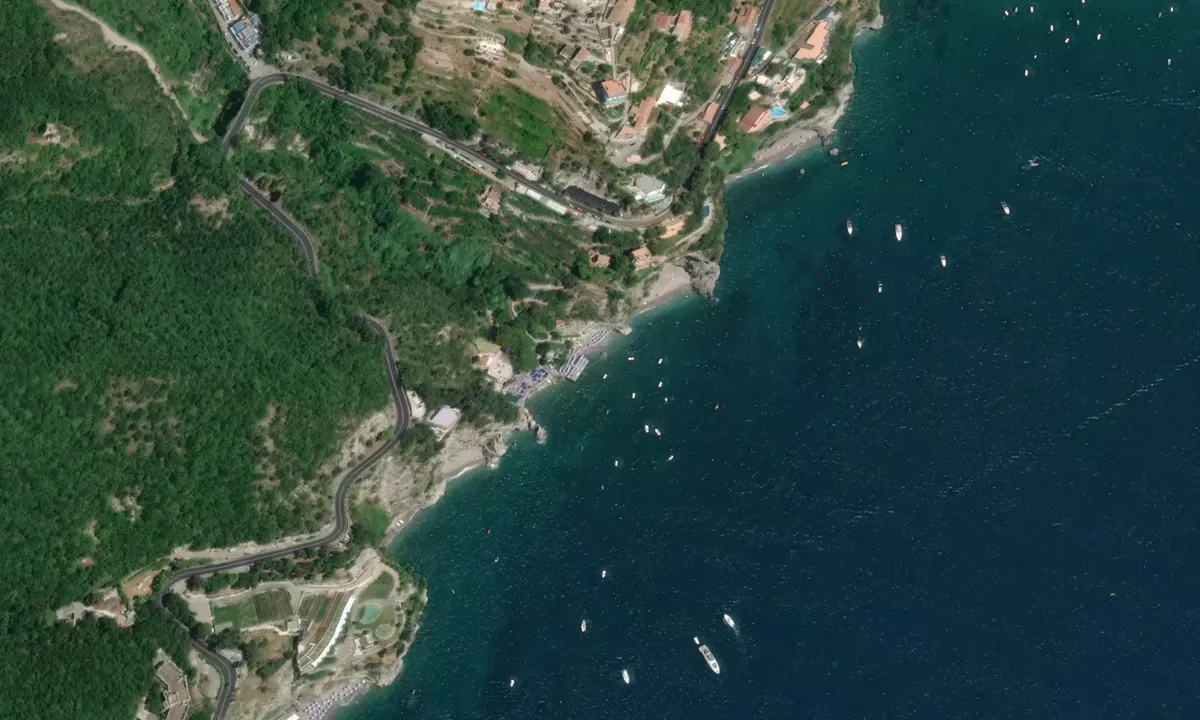 Flyfoto av Marina d’Albori