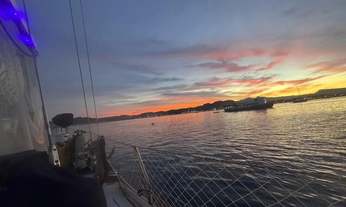 {"base": "en", "no": "Solnedgang fra ankringsplassen i La Paz rett utenfor Marina La Paz. Flott ankringsbunn, 16 minutter med jolle til marinaen, 50 pesos for et dagspass som gir deg tilgang til dokking, vann, s\u00f8ppelh\u00e5ndtering og veldig n\u00e6r tilgang til klesvask, restauranter. Dagligvarer finner du innen et par kilometer og veldig god shopping, bondemarkeder i helgene. Et spesielt sted.", "se": "Solnedg\u00e5ng fr\u00e5n ankringsplatsen i La Paz precis utanf\u00f6r Marina La Paz. Utm\u00e4rkt f\u00f6rt\u00f6jningsbotten, 16 minuter med jolle till marinan, 50 pesos f\u00f6r ett dagspass som ger dig tillg\u00e5ng till brygga, vatten, sopor och mycket n\u00e4ra tillg\u00e5ng till tv\u00e4tt, restauranger. Matbutiker finns inom ett par kilometer och mycket bra shopping, bondemarknader p\u00e5 helgerna. Speciell plats.", "en": "Sunset from the Anchorage in La Paz just off of Marina La Paz.  great holding ground, 16 minutes by Dinghy to the Marina, 50 pesos a day pass allows you docking, water, garbage and very close access to laundry, restaurants.  Groceries are within a couple km and very good shopping, Farmers markets on weekends.  Special place.", "da": "Solnedgang fra ankerpladsen i La Paz lige ud for Marina La Paz. Meget godt holdeomr\u00e5de, 16 minutter med gummib\u00e5d til marinaen, 50 pesos for et dagskort giver dig mulighed for at l\u00e6gge til, vand, skrald og meget t\u00e6t adgang til vaskeri og restauranter. Dagligvarer inden for et par km og meget gode indk\u00f8bsmuligheder; Farmer's markets i weekender. S\u00e6rligt sted.", "fr": "Coucher de soleil depuis le mouillage \u00e0 La Paz, juste \u00e0 c\u00f4t\u00e9 de la Marina La Paz. Excellent fond de mouillage, 16 minutes en annexe jusqu'\u00e0 la marina, un pass journalier de 50 pesos vous permet d'acc\u00e9der au quai, \u00e0 l'eau, aux poubelles et \u00e0 une proximit\u00e9 tr\u00e8s proche des blanchisseries et des restaurants. Les \u00e9piceries sont \u00e0 quelques kilom\u00e8tres et les magasins sont excellents, avec des march\u00e9s de producteurs le week-end. Endroit sp\u00e9cial.", "de": "Sonnenuntergang vom Ankerplatz in La Paz, direkt au\u00dferhalb der Marina La Paz. Hervorragendes Haltegebiet, 16 Minuten mit dem Schlauchboot zur Marina, ein Tagespass f\u00fcr 50 Pesos erm\u00f6glicht Ihnen das Anlegen, Wasser, M\u00fcllentsorgung und sehr nahegelegenen Zugang zu W\u00e4scherei, Restaurants. Lebensmittelgesch\u00e4fte sind innerhalb von ein paar Kilometern und bieten sehr gute Einkaufsm\u00f6glichkeiten, Bauernm\u00e4rkte am Wochenende. Ein besonderer Ort.", "es": "Puesta de sol desde el fondeadero en La Paz, justo frente a Marina La Paz. Gran tenedero, a 16 minutos en Dinghy de la Marina, pase diario de 50 pesos que permite amarre, agua, basura y muy cerca de lavander\u00eda, restaurantes. Los comestibles est\u00e1n a un par de kil\u00f3metros y muy buenas compras, mercados de agricultores los fines de semana. Lugar especial.", "it": "Tramonto dall'ancoraggio a La Paz appena fuori dalla Marina La Paz. Ottimo fondale, 16 minuti in gommone fino alla Marina, 50 pesos per un pass giornaliero ti permettono di ormeggiare, avere acqua, smaltimento rifiuti e accesso molto vicino a lavanderia e ristoranti. Generi alimentari a un paio di km e ottimo shopping. Mercati degli agricoltori nei fine settimana. Un posto speciale.", "pt": "P\u00f4r do sol da ancoragem em La Paz, logo ao largo da Marina La Paz. \u00d3timo local para fundear, 16 minutos de Dinghy at\u00e9 a Marina, 50 pesos por um passe di\u00e1rio que permite atracar, usar \u00e1gua, lixo e acesso muito pr\u00f3ximo a lavanderia, restaurantes. Supermercados a alguns quil\u00f4metros e \u00f3timas compras, mercados de agricultores nos fins de semana. Lugar especial.", "nl": "Zonsondergang vanaf de ankerplaats in La Paz, net buiten Marina La Paz. Goede ankergrond, 16 minuten met de bijboot naar de Marina, 50 pesos voor een dagpas geeft je toegang tot aanleggen, water, afval en zeer dichtbij toegang tot wasserij, restaurants. Boodschappen zijn binnen een paar kilometer te vinden en zeer goed winkelen, boerenmarkten in het weekend. Een speciale plek.", "pl": "Zach\u00f3d s\u0142o\u0144ca z kotwicowiska w La Paz tu\u017c obok Marina La Paz. \u015awietne miejsce do kotwiczenia, 16 minut pontonem do mariny, przepustka na dzie\u0144 za 50 pesos umo\u017cliwia cumowanie, dost\u0119p do wody, wyrzucanie \u015bmieci oraz bardzo bliski dost\u0119p do pralni i restauracji. Sklepy spo\u017cywcze s\u0105 w promieniu kilku kilometr\u00f3w i oferuj\u0105 bardzo dobre zakupy, a w weekendy odbywaj\u0105 si\u0119 targi farmer\u00f3w. Miejsce wyj\u0105tkowe.", "uk": "\u0417\u0430\u0445\u0456\u0434 \u0441\u043e\u043d\u0446\u044f \u0437 \u044f\u043a\u043e\u0440\u043d\u043e\u0457 \u0441\u0442\u043e\u044f\u043d\u043a\u0438 \u0432 \u041b\u0430-\u041f\u0430\u0441\u0456 \u043d\u0435\u0434\u0430\u043b\u0435\u043a\u043e \u0432\u0456\u0434 \u041c\u0430\u0440\u0438\u043d\u0438 \u041b\u0430-\u041f\u0430\u0441. \u041f\u0440\u0435\u043a\u0440\u0430\u0441\u043d\u0435 \u043c\u0456\u0441\u0446\u0435 \u0434\u043b\u044f \u0437\u0430\u043a\u0440\u0456\u043f\u043b\u0435\u043d\u043d\u044f, 16 \u0445\u0432\u0438\u043b\u0438\u043d \u043d\u0430 \u043d\u0430\u0434\u0443\u0432\u043d\u043e\u043c\u0443 \u0447\u043e\u0432\u043d\u0456 \u0434\u043e \u041c\u0430\u0440\u0438\u043d\u0438, \u0434\u0435\u043d\u043d\u0438\u0439 \u043f\u0440\u043e\u043f\u0443\u0441\u043a \u0432\u0430\u0440\u0442\u0456\u0441\u0442\u044e 50 \u043f\u0435\u0441\u043e \u0434\u043e\u0437\u0432\u043e\u043b\u044f\u0454 \u0448\u0432\u0430\u0440\u0442\u0443\u0432\u0430\u043d\u043d\u044f, \u0432\u043e\u0434\u0443, \u0432\u0438\u0432\u0435\u0437\u0435\u043d\u043d\u044f \u0441\u043c\u0456\u0442\u0442\u044f \u0442\u0430 \u0434\u0443\u0436\u0435 \u0431\u043b\u0438\u0437\u044c\u043a\u0438\u0439 \u0434\u043e\u0441\u0442\u0443\u043f \u0434\u043e \u043f\u0440\u0430\u043b\u044c\u043d\u0456, \u0440\u0435\u0441\u0442\u043e\u0440\u0430\u043d\u0456\u0432. \u041f\u0440\u043e\u0434\u0443\u043a\u0442\u043e\u0432\u0456 \u043c\u0430\u0433\u0430\u0437\u0438\u043d\u0438 \u0437\u043d\u0430\u0445\u043e\u0434\u044f\u0442\u044c\u0441\u044f \u043d\u0430 \u0432\u0456\u0434\u0441\u0442\u0430\u043d\u0456 \u043a\u0456\u043b\u044c\u043a\u043e\u0445 \u043a\u0456\u043b\u043e\u043c\u0435\u0442\u0440\u0456\u0432, \u0434\u0443\u0436\u0435 \u0433\u0430\u0440\u043d\u0438\u0439 \u0448\u043e\u043f\u0456\u043d\u0433, \u0444\u0435\u0440\u043c\u0435\u0440\u0441\u044c\u043a\u0456 \u0440\u0438\u043d\u043a\u0438 \u043d\u0430 \u0432\u0438\u0445\u0456\u0434\u043d\u0438\u0445. \u041e\u0441\u043e\u0431\u043b\u0438\u0432\u0435 \u043c\u0456\u0441\u0446\u0435.", "ro": "Apus de soare din ancorajul din La Paz, chiar \u00een apropierea Marinei La Paz. Loca\u021bie excelent\u0103 pentru ancorare, la 16 minute cu barca pneumatic\u0103 p\u00e2n\u0103 la Marina, un day-pass de 50 pesos \u00ee\u021bi permite acostarea, acces la ap\u0103, gunoi \u0219i acces foarte apropiat la sp\u0103l\u0103torie, restaurante. Magazine alimentare la c\u00e2\u021biva kilometri \u0219i cump\u0103r\u0103turi foarte bune, pie\u021be de fermieri \u00een timpul weekendului. Un loc special.", "tr": "Marina La Paz\u2019\u0131n hemen a\u00e7\u0131\u011f\u0131nda, La Paz'daki Demirleme Alan\u0131ndan G\u00fcn Bat\u0131m\u0131. M\u00fckemmel demirleme zemini, Marina'ya botla 16 dakika mesafede, g\u00fcnl\u00fck 50 peso ile iskeleye ba\u011flanma, su, \u00e7\u00f6p ve \u00e7ama\u015f\u0131rhane, restoranlara \u00e7ok yak\u0131n eri\u015fim sa\u011flar. Marketler birka\u00e7 kilometre mesafededir ve al\u0131\u015fveri\u015f imkanlar\u0131 olduk\u00e7a iyidir, hafta sonlar\u0131 \u00e7ift\u00e7i pazarlar\u0131 kurulmaktad\u0131r. \u00d6zel bir yer.", "el": "\u0397\u03bb\u03b9\u03bf\u03b2\u03b1\u03c3\u03af\u03bb\u03b5\u03bc\u03b1 \u03b1\u03c0\u03cc \u03c4\u03bf \u03b1\u03b3\u03ba\u03c5\u03c1\u03bf\u03b2\u03cc\u03bb\u03b9\u03bf \u03c3\u03c4\u03b7\u03bd \u039b\u03b1 \u03a0\u03b1\u03b6, \u03bb\u03af\u03b3\u03bf \u03ad\u03be\u03c9 \u03b1\u03c0\u03cc \u03c4\u03b7 \u039c\u03b1\u03c1\u03af\u03bd\u03b1 \u039b\u03b1 \u03a0\u03b1\u03b6. \u03a0\u03bf\u03bb\u03cd \u03ba\u03b1\u03bb\u03cc \u03c3\u03b7\u03bc\u03b5\u03af\u03bf \u03b1\u03b3\u03ba\u03cd\u03c1\u03c9\u03c3\u03b7\u03c2, 16 \u03bb\u03b5\u03c0\u03c4\u03ac \u03bc\u03b5 \u03c4\u03bf \u03c6\u03bf\u03c5\u03c3\u03ba\u03c9\u03c4\u03cc \u03bc\u03ad\u03c7\u03c1\u03b9 \u03c4\u03b7 \u039c\u03b1\u03c1\u03af\u03bd\u03b1, 50 \u03c0\u03ad\u03c3\u03bf\u03c2 \u03c4\u03b7\u03bd \u03b7\u03bc\u03b5\u03c1\u03ae\u03c3\u03b9\u03b1 \u03ba\u03ac\u03c1\u03c4\u03b1 \u03c0\u03bf\u03c5 \u03b5\u03c0\u03b9\u03c4\u03c1\u03ad\u03c0\u03b5\u03b9 \u03c0\u03c1\u03cc\u03c3\u03b4\u03b5\u03c3\u03b7, \u03bd\u03b5\u03c1\u03cc, \u03b1\u03c0\u03bf\u03c1\u03c1\u03af\u03bc\u03bc\u03b1\u03c4\u03b1 \u03ba\u03b1\u03b9 \u03c0\u03bf\u03bb\u03cd \u03ba\u03bf\u03bd\u03c4\u03b9\u03bd\u03ae \u03c0\u03c1\u03cc\u03c3\u03b2\u03b1\u03c3\u03b7 \u03c3\u03b5 \u03c0\u03bb\u03c5\u03bd\u03c4\u03ae\u03c1\u03b9\u03b1, \u03b5\u03c3\u03c4\u03b9\u03b1\u03c4\u03cc\u03c1\u03b9\u03b1. \u03a4\u03b1 \u03bc\u03c0\u03b1\u03ba\u03ac\u03bb\u03b9\u03ba\u03b1 \u03b5\u03af\u03bd\u03b1\u03b9 \u03c3\u03b5 \u03b1\u03c0\u03cc\u03c3\u03c4\u03b1\u03c3\u03b7 \u03bb\u03af\u03b3\u03c9\u03bd \u03c7\u03b9\u03bb\u03b9\u03bf\u03bc\u03ad\u03c4\u03c1\u03c9\u03bd \u03ba\u03b1\u03b9 \u03c5\u03c0\u03ac\u03c1\u03c7\u03b5\u03b9 \u03c0\u03bf\u03bb\u03cd \u03ba\u03b1\u03bb\u03cc \u03c8\u03ce\u03bd\u03b9\u03c3\u03bc\u03b1, \u03b1\u03b3\u03bf\u03c1\u03ad\u03c2 \u03b1\u03b3\u03c1\u03bf\u03c4\u03ce\u03bd \u03c4\u03b1 \u03a3\u03b1\u03b2\u03b2\u03b1\u03c4\u03bf\u03ba\u03cd\u03c1\u03b9\u03b1\u03ba\u03b1. \u0395\u03b9\u03b4\u03b9\u03ba\u03cc \u03bc\u03ad\u03c1\u03bf\u03c2.", "cs": "Z\u00e1pad slunce z kotvi\u0161t\u011b v La Paz p\u0159\u00edmo u Marina La Paz. Skv\u011bl\u00e9 kotvi\u0161t\u011b, 16 minut \u010dlunem k Marin\u011b, celodenn\u00ed vstupenka za 50 pesos umo\u017e\u0148uje dokov\u00e1n\u00ed, vodu, odpadky a velmi bl\u00edzk\u00fd p\u0159\u00edstup k pr\u00e1deln\u011b, restaurac\u00edm. Potraviny jsou do n\u011bkolika kilometr\u016f a velmi dobr\u00e9 n\u00e1kupy, farm\u00e1\u0159sk\u00e9 trhy o v\u00edkendech. Zvl\u00e1\u0161tn\u00ed m\u00edsto.", "hu": "Naplemente az Anchorage-b\u00f3l La Pazban, k\u00f6zvetlen\u00fcl a Marina La Paz mellett. Nagyon j\u00f3 horgonyz\u00f3hely, 16 perc dingivel a Marin\u00e1ig, 50 peso napi jegy dokkol\u00e1st, vizet, szem\u00e9telsz\u00e1ll\u00edt\u00e1st \u00e9s nagyon k\u00f6zeli hozz\u00e1f\u00e9r\u00e9st biztos\u00edt a mosod\u00e1hoz, \u00e9ttermekhez. Az \u00e9lelmiszerboltok p\u00e1r kilom\u00e9teren bel\u00fcl vannak, \u00e9s nagyon j\u00f3 bev\u00e1s\u00e1rl\u00e1si lehet\u0151s\u00e9gek \u00e1llnak rendelkez\u00e9sre. Gazdapiacok h\u00e9tv\u00e9g\u00e9n. K\u00fcl\u00f6nleges hely.", "fi": "Auringonlasku La Pazin ankkuripaikalta juuri Marina La Pazin ulkopuolella. Erinomainen pito, 16 minuutin matka kumiveneell\u00e4 Marinalle, 50 peson p\u00e4iv\u00e4passi mahdollistaa laituripaikan, veden, j\u00e4tehuollon ja eritt\u00e4in l\u00e4heisen p\u00e4\u00e4syn pyykkipalveluun ja ravintoloihin. Ruokakauppoja on parin kilometrin s\u00e4teell\u00e4, ja ostosmahdollisuudet ovat erinomaiset, viikonloppuisin on my\u00f6s maatilatoreja. Erityinen paikka.", "bg": "\u0417\u0430\u043b\u0435\u0437 \u043e\u0442 \u043a\u043e\u0442\u0432\u0435\u043d\u0430\u0442\u0430 \u0441\u0442\u043e\u044f\u043d\u043a\u0430 \u0432 \u041b\u0430 \u041f\u0430\u0441, \u0442\u043e\u0447\u043d\u043e \u0434\u043e \u041c\u0430\u0440\u0438\u043d\u0430 \u041b\u0430 \u041f\u0430\u0441. \u041e\u0442\u043b\u0438\u0447\u043d\u043e \u043a\u043e\u0442\u0432\u0435\u043d\u043e \u043c\u044f\u0441\u0442\u043e, \u043d\u0430 16 \u043c\u0438\u043d\u0443\u0442\u0438 \u0441 \u0433\u0443\u043c\u0435\u043d\u0430 \u043b\u043e\u0434\u043a\u0430 \u0434\u043e \u041c\u0430\u0440\u0438\u043d\u0430\u0442\u0430, \u0434\u043d\u0435\u0432\u0435\u043d \u043f\u0440\u043e\u043f\u0443\u0441\u043a \u043e\u0442 50 \u043f\u0435\u0441\u043e \u043e\u0441\u0438\u0433\u0443\u0440\u044f\u0432\u0430 \u0430\u043a\u043e\u0441\u0442\u0438\u0440\u0430\u043d\u0435, \u0432\u043e\u0434\u0430, \u0441\u043c\u0435\u0442\u043e\u0441\u044a\u0431\u0438\u0440\u0430\u043d\u0435 \u0438 \u043c\u043d\u043e\u0433\u043e \u0431\u043b\u0438\u0437\u044a\u043a \u0434\u043e\u0441\u0442\u044a\u043f \u0434\u043e \u043f\u0435\u0440\u0430\u043b\u043d\u044f, \u0440\u0435\u0441\u0442\u043e\u0440\u0430\u043d\u0442\u0438. \u0425\u0440\u0430\u043d\u0438\u0442\u0435\u043b\u043d\u0438 \u0441\u0442\u043e\u043a\u0438 \u0441\u0430 \u043d\u0430 \u043d\u044f\u043a\u043e\u043b\u043a\u043e \u043a\u0438\u043b\u043e\u043c\u0435\u0442\u0440\u0430 \u0438 \u0438\u043c\u0430 \u043c\u043d\u043e\u0433\u043e \u0434\u043e\u0431\u0440\u0438 \u043c\u0430\u0433\u0430\u0437\u0438\u043d\u0438, \u0444\u0435\u0440\u043c\u0435\u0440\u0441\u043a\u0438 \u043f\u0430\u0437\u0430\u0440\u0438 \u043f\u0440\u0435\u0437 \u0443\u0438\u043a\u0435\u043d\u0434\u0430. \u0421\u043f\u0435\u0446\u0438\u0430\u043b\u043d\u043e \u043c\u044f\u0441\u0442\u043e.", "sr": "Zalazak sunca sa usidrenja u La Pazu, odmah pored Marine La Paz. Odli\u010dan teren za sidrenje, 16 minuta vo\u017enje \u010damcem do Marine, propusnica od 50 pezosa dnevno omogu\u0107ava vam pristajanje, vodu, odlaganje sme\u0107a i veoma blizak pristup perionici, restoranima. Prodavnice su udaljene nekoliko kilometara i postoji veoma dobra kupovina, farmerske pijace vikendom. Posebno mesto.", "et": "P\u00e4ikeseloojang La Pazi ankrualalt vahetult La Pazi sadama juurest. Suurep\u00e4rane ankrualus, 16 minutit dinghyga sadamasse, 50 peesot p\u00e4evapilet v\u00f5imaldab sildumist, vett, pr\u00fcgimahutamist ja v\u00e4ga l\u00e4hedast juurdep\u00e4\u00e4su pesumajale, restoranidele. Toidukauplused on paari kilomeetri kaugusel ja v\u00e4ga head ostlemisv\u00f5imalused, n\u00e4dalavahetustel toimuvad taluturud. Eriline koht.", "lv": "Saulriets no enkura vietas La Pas\u0101, tie\u0161i pie Marina La Paz. Lieliska enkurvieta, 16 min\u016btes ar dingiju l\u012bdz Marinai, par 50 peso dienas maksu tiek nodro\u0161in\u0101ta pietauvo\u0161an\u0101s, \u016bdens, atkritumu izve\u0161ana un \u013coti tuva piek\u013cuve ve\u013cas mazg\u0101tavai, restor\u0101niem. P\u0101rtikas veikali ir da\u017eu kilometru att\u0101lum\u0101 un \u013coti labs iepirk\u0161an\u0101s pied\u0101v\u0101jums, uz tirgus laukumiem ned\u0113\u013cas nogal\u0113s. \u012apa\u0161a vieta.", "lt": "Saul\u0117lydis nuo inkaravimo vietos La Paze, netoli Marina La Paz. Puiki inkaravimo vieta, 16 minu\u010di\u0173 kelio laiveliu iki Marinos. 50 pes\u0173 dienos bilietas suteikia prieig\u0105 prieplaukoje, vandens, \u0161iuk\u0161li\u0173 utilizavimo ir labai arti esan\u010di\u0173 skalbykl\u0173, restoran\u0173. Maisto preki\u0173 parduotuv\u0117s yra per kelis kilometrus ir yra labai geras apsipirkimas, savaitgaliais vyksta \u016bkinink\u0173 turg\u016bs. Ypatinga vieta."}