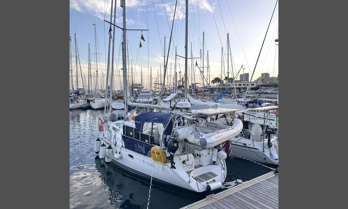 Marina de Santa Cruz: {"base": "no", "no": "fort\u00f8yning med et tau med line i bau.", "se": "f\u00f6rt\u00f6jning med ett rep med lina i f\u00f6ren.", "en": "mooring with a rope with line in the bow.", "da": "fort\u00f8jning med et tov med line i bov.", "fr": "amarrage avec une corde avec une ligne \u00e0 la proue.", "de": "Anlegen mit einem Seil mit Leine im Bug.", "es": "amarrar con una cuerda con cabo en proa.", "it": "ormeggio con una cima con una linea a prua.", "pt": "amarragem com uma corda com linha na proa.", "nl": "aanmeren met een touw met een lijn in de boeg.", "pl": "cumowanie za pomoc\u0105 liny z lin\u0105 na dziobie.", "uk": "\u0448\u0432\u0430\u0440\u0442\u0443\u0432\u0430\u043d\u043d\u044f \u0437 \u043c\u043e\u0442\u0443\u0437\u043a\u043e\u044e \u0443 \u043d\u043e\u0441\u0456.", "ro": "antrenare cu o fr\u00e2nghie cu linie la prova.", "tr": "\u00f6nden halat ile ba\u011flama.", "el": "\u03c0\u03c1\u03cc\u03c3\u03b4\u03b5\u03c3\u03b7 \u03bc\u03b5 \u03c3\u03c7\u03bf\u03b9\u03bd\u03af \u03bc\u03b5 \u03c3\u03c0\u03ac\u03b3\u03ba\u03bf \u03c3\u03c4\u03b7\u03bd \u03c0\u03bb\u03ce\u03c1\u03b7.", "cs": "uv\u00e1z\u00e1n\u00ed s lanem s \u010darou na p\u0159\u00eddi.", "hu": "Kik\u00f6t\u00e9s egy k\u00f6t\u00e9llel, orrk\u00f6t\u00e9llel.", "fi": "kiinnityminen yhdell\u00e4 k\u00f6ydell\u00e4 keulasta.", "bg": "\u0448\u0432\u0430\u0440\u0442\u043e\u0432\u0430\u043d\u0435 \u0441 \u0432\u044a\u0436\u0435 \u0441 \u043b\u0438\u043d\u0438\u044f \u043d\u0430 \u043d\u043e\u0441\u0430.", "sr": "privezivanje sa u\u017eetom sa pramcem.", "et": "kinnistamine \u00fche k\u00f6iega koos liiniga v\u00f6\u00f6ri", "lv": "enkur\u0113\u0161ana ar virvi priek\u0161gal\u0101.", "lt": "\u0161vartavimas su virve i\u0161 priekio"}
