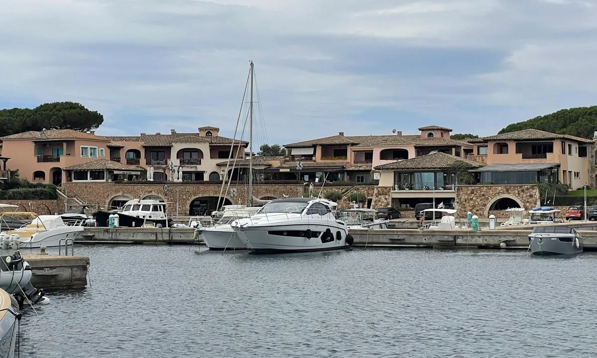 Marina di Puntaldia: {"base": "en", "no": "Restauranter direkte ved havnen", "se": "Restauranger direkt vid hamnen", "en": "Restaurants directly at the harbour", "da": "Restauranter direkte ved havnen", "fr": "Restaurants directement au port", "de": "Restaurants direkt am Hafen", "es": "Restaurantes directamente en el puerto", "it": "Ristoranti direttamente al porto", "pt": "Restaurantes diretamente no porto", "nl": "Restaurants direct aan de haven", "pl": "Restauracje bezpo\u015brednio przy porcie", "uk": "\u0420\u0435\u0441\u0442\u043e\u0440\u0430\u043d\u0438 \u0431\u0435\u0437\u043f\u043e\u0441\u0435\u0440\u0435\u0434\u043d\u044c\u043e \u0432 \u0433\u0430\u0432\u0430\u043d\u0456", "ro": "Restaurante direct \u00een port", "tr": "Restoranlar do\u011frudan limanda", "el": "\u0395\u03c3\u03c4\u03b9\u03b1\u03c4\u03cc\u03c1\u03b9\u03b1 \u03b1\u03ba\u03c1\u03b9\u03b2\u03ce\u03c2 \u03c3\u03c4\u03bf \u03bb\u03b9\u03bc\u03ac\u03bd\u03b9", "cs": "Restaurace p\u0159\u00edmo v p\u0159\u00edstavu", "hu": "\u00c9tterem k\u00f6zvetlen\u00fcl a kik\u00f6t\u0151ben", "fi": "Ravintolat suoraan satamassa", "bg": "\u0420\u0435\u0441\u0442\u043e\u0440\u0430\u043d\u0442\u0438 \u0434\u0438\u0440\u0435\u043a\u0442\u043d\u043e \u043d\u0430 \u043f\u0440\u0438\u0441\u0442\u0430\u043d\u0438\u0449\u0435\u0442\u043e", "sr": "Restorani direktno u luci", "et": "Restoranid otse sadamas", "lv": "Restor\u0101ni tie\u0161i ost\u0101", "lt": "Restoranai tiesiai uoste"}