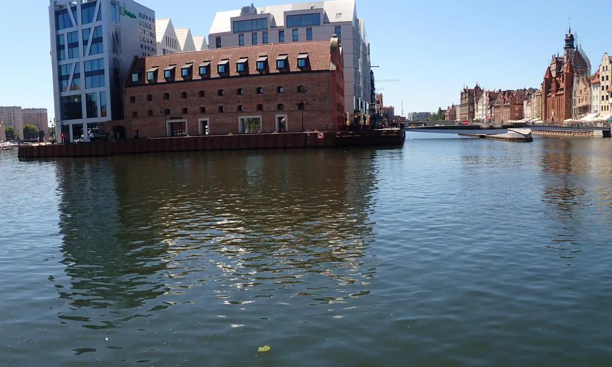 {"base": "no", "no": "Marina Gdansk til h\u00f8yre i bildet. Like etter gangbrua. Hvis man m\u00e5 vente p\u00e5 brua man fort\u00f8ye og sende en av mannskapet bort for \u00e5 se ut en ledig plass.", "se": "Marina Gdansk till h\u00f6ger p\u00e5 bilden. Strax efter g\u00e5ngbron. Om man m\u00e5ste v\u00e4nta p\u00e5 bron kan man f\u00f6rt\u00f6ja och skicka en av bes\u00e4ttningen bort f\u00f6r att se efter en ledig plats.", "en": "Marina Gdansk to the right in the picture. Just after the footbridge. If one has to wait for the bridge, one can moor and send one of the crew to look for an available spot.", "da": "Marina Gdansk til h\u00f8jre p\u00e5 billedet. Lige efter gangbroen. Hvis man skal vente p\u00e5 broen, kan man fort\u00f8je og sende et af bes\u00e6tningsmedlemmerne v\u00e6k for at kigge efter en ledig plads.", "fr": "Marina Gdansk \u00e0 droite sur la photo. Juste apr\u00e8s le pont pi\u00e9ton. Si vous devez attendre le pont, vous pouvez amarrer et envoyer un membre de l'\u00e9quipage pour trouver une place libre.", "de": "Marina Gdansk rechts im Bild. Direkt nach der Fu\u00dfg\u00e4ngerbr\u00fccke. Wenn man auf die Br\u00fccke warten muss, kann man festmachen und ein Besatzungsmitglied schicken, um einen freien Platz zu finden.", "es": "Marina Gdansk a la derecha en la imagen. Justo despu\u00e9s del puente peatonal. Si hay que esperar en el puente, se puede amarrar y enviar a uno de la tripulaci\u00f3n a buscar un lugar disponible.", "it": "Marina Gdansk a destra nell'immagine. Subito dopo il ponte pedonale. Se si deve aspettare il ponte, si pu\u00f2 ormeggiare e inviare uno dei membri dell'equipaggio per cercare un posto libero.", "pt": "Marina Gdansk \u00e0 direita na imagem. Logo ap\u00f3s a ponte para pedestres. Se voc\u00ea precisar esperar pela ponte, pode atracar e enviar um dos tripulantes para procurar um espa\u00e7o dispon\u00edvel.", "nl": "Marina Gdansk naar rechts op de foto. Direct na de voetgangersbrug. Als je moet wachten bij de brug, kun je aanleggen en een bemanningslid eropuit sturen om een vrije ligplaats te zoeken.", "pl": "Marina Gda\u0144sk po prawej stronie na zdj\u0119ciu. Zaraz za mostem dla pieszych. W przypadku, gdy trzeba czeka\u0107 na most, mo\u017cna zacumowa\u0107 i wys\u0142a\u0107 jednego z cz\u0142onk\u00f3w za\u0142ogi, aby sprawdzi\u0142 dost\u0119pne miejsce.", "uk": "Marina Gda\u0144sk \u043f\u0440\u0430\u0432\u043e\u0440\u0443\u0447 \u043d\u0430 \u0437\u043e\u0431\u0440\u0430\u0436\u0435\u043d\u043d\u0456. \u041e\u0434\u0440\u0430\u0437\u0443 \u043f\u0456\u0441\u043b\u044f \u043f\u0456\u0448\u043e\u0445\u0456\u0434\u043d\u043e\u0433\u043e \u043c\u043e\u0441\u0442\u0443. \u042f\u043a\u0449\u043e \u0434\u043e\u0432\u0435\u0434\u0435\u0442\u044c\u0441\u044f \u0447\u0435\u043a\u0430\u0442\u0438 \u043d\u0430 \u043c\u0456\u0441\u0442, \u043c\u043e\u0436\u043d\u0430 \u043f\u0440\u0438\u0448\u0432\u0430\u0440\u0442\u0443\u0432\u0430\u0442\u0438\u0441\u044c \u0456 \u0432\u0456\u0434\u043f\u0440\u0430\u0432\u0438\u0442\u0438 \u043e\u0434\u043d\u043e\u0433\u043e \u0437 \u0435\u043a\u0456\u043f\u0430\u0436\u0443 \u0442\u0443\u0434\u0438, \u0449\u043e\u0431 \u0437\u043d\u0430\u0439\u0442\u0438 \u0432\u0456\u043b\u044c\u043d\u0435 \u043c\u0456\u0441\u0446\u0435.", "ro": "Marina Gdansk este \u00een dreapta imaginii. Imediat dup\u0103 podul pietonal. Dac\u0103 trebuie s\u0103 a\u0219tep\u021bi la pod, po\u021bi ancora \u0219i trimite un membru al echipajului s\u0103 g\u0103seasc\u0103 un loc liber.", "tr": "Marina Gda\u0144sk resmin sa\u011f taraf\u0131nda. Yaya k\u00f6pr\u00fcs\u00fcnden hemen sonra. K\u00f6pr\u00fcy\u00fc beklemek gerekiyorsa, gemiyi ba\u011flay\u0131n ve m\u00fcrettebat\u0131n\u0131zdan birini bo\u015f bir yer aramak i\u00e7in g\u00f6nderin.", "el": "\u039c\u03b1\u03c1\u03af\u03bd\u03b1 \u0393\u03ba\u03bd\u03c4\u03b1\u03bd\u03c3\u03ba \u03b4\u03b5\u03be\u03b9\u03ac \u03c3\u03c4\u03b7\u03bd \u03b5\u03b9\u03ba\u03cc\u03bd\u03b1. \u0391\u03ba\u03c1\u03b9\u03b2\u03ce\u03c2 \u03bc\u03b5\u03c4\u03ac \u03c4\u03b7 \u03b3\u03ad\u03c6\u03c5\u03c1\u03b1 \u03c0\u03b5\u03b6\u03ce\u03bd. \u0395\u03ac\u03bd \u03c0\u03c1\u03ad\u03c0\u03b5\u03b9 \u03bd\u03b1 \u03c0\u03b5\u03c1\u03b9\u03bc\u03ad\u03bd\u03b5\u03c4\u03b5 \u03b3\u03b9\u03b1 \u03c4\u03b7 \u03b3\u03ad\u03c6\u03c5\u03c1\u03b1, \u03bc\u03c0\u03bf\u03c1\u03b5\u03af\u03c4\u03b5 \u03bd\u03b1 \u03b4\u03ad\u03c3\u03b5\u03c4\u03b5 \u03ba\u03b1\u03b9 \u03bd\u03b1 \u03c3\u03c4\u03b5\u03af\u03bb\u03b5\u03c4\u03b5 \u03ad\u03bd\u03b1 \u03b1\u03c0\u03cc \u03c4\u03b1 \u03c0\u03bb\u03b7\u03c1\u03ce\u03bc\u03b1\u03c4\u03b1 \u03bd\u03b1 \u03b2\u03c1\u03b5\u03b9 \u03bc\u03b9\u03b1 \u03b4\u03b9\u03b1\u03b8\u03ad\u03c3\u03b9\u03bc\u03b7 \u03b8\u03ad\u03c3\u03b7.", "cs": "Marina Gda\u0148sk napravo na obr\u00e1zku. Hned za l\u00e1vkou. Pokud mus\u00edte \u010dekat na most, m\u016f\u017eete zakotvit a poslat jednoho z pos\u00e1dky, aby se porozhl\u00e9dl po voln\u00e9m m\u00edst\u011b.", "hu": "A k\u00e9pen jobbra Gda\u0144sk kik\u00f6t\u0151je l\u00e1that\u00f3. K\u00f6zvetlen\u00fcl a gyalogh\u00edd ut\u00e1n. Ha v\u00e1rni kell a h\u00eddn\u00e1l, k\u00f6ss\u00f6n ki \u00e9s k\u00fcldj\u00f6n el egy leg\u00e9nys\u00e9gi tagot, hogy n\u00e9zzen k\u00f6r\u00fcl egy szabad hely\u00e9rt.", "fi": "Gdanskin Marinan satama oikealla kuvassa. Heti k\u00e4velysillan j\u00e4lkeen. Jos siltaa t\u00e4ytyy odottaa, voi kiinnitty\u00e4 ja l\u00e4hett\u00e4\u00e4 miehist\u00f6n j\u00e4senen etsim\u00e4\u00e4n vapaata paikkaa.", "bg": "\u041c\u0430\u0440\u0438\u043d\u0430 \u0413\u0434\u0430\u043d\u0441\u043a \u0432\u0434\u044f\u0441\u043d\u043e \u043d\u0430 \u0438\u0437\u043e\u0431\u0440\u0430\u0436\u0435\u043d\u0438\u0435\u0442\u043e. \u0412\u0435\u0434\u043d\u0430\u0433\u0430 \u0441\u043b\u0435\u0434 \u043f\u0435\u0448\u0435\u0445\u043e\u0434\u043d\u0438\u044f \u043c\u043e\u0441\u0442. \u0410\u043a\u043e \u0442\u0440\u044f\u0431\u0432\u0430 \u0434\u0430 \u0441\u0435 \u0447\u0430\u043a\u0430 \u0437\u0430 \u043c\u043e\u0441\u0442\u0430, \u043c\u043e\u0436\u0435 \u0434\u0430 \u0441\u0435 \u0430\u043a\u043e\u0441\u0442\u0438\u0440\u0430\u0442\u0435 \u0438 \u0438\u0437\u043f\u0440\u0430\u0442\u0438\u0442\u0435 \u0435\u0434\u0438\u043d \u043e\u0442 \u0435\u043a\u0438\u043f\u0430\u0436\u0430 \u0434\u0430 \u043f\u0440\u043e\u0432\u0435\u0440\u0438 \u043d\u0430\u043b\u0438\u0447\u043d\u0438\u0442\u0435 \u043c\u0435\u0441\u0442\u0430.", "sr": "Marina Gdansk desno na slici. Odmah posle pe\u0161a\u010dkog mosta. Ako morate da \u010dekate na mostu, mo\u017eete se vezati i poslati jednog od posade da pogledate slobodno mesto.", "et": "Marina Gdansk paremal pildil. Kohe p\u00e4rast jalak\u00e4ijate silda. Kui tuleb silla p\u00e4rast oodata, saab silda kinnituda ja saata \u00fcks meeskonnaliige vabale kohale vaatama.", "lv": "Marina Gda\u0146sk labaj\u0101 pus\u0113 att\u0113l\u0101. Tie\u0161i p\u0113c g\u0101j\u0113ju tilta. Ja j\u0101gaida pie tilta, iesp\u0113jams piest\u0101t un nos\u016bt\u012bt vienu no apkalpes locek\u013ciem, lai atrastu br\u012bvu vietu.", "lt": "Marina Gdanskas de\u0161in\u0117je paveikslo pus\u0117je. I\u0161kart po tiltu. Jei reikia laukti tilto, galima prisi\u0161vartuoti ir nusi\u0173sti vien\u0105 \u012fgulos nar\u012f pasi\u017ei\u016br\u0117ti laisvos vietos."}