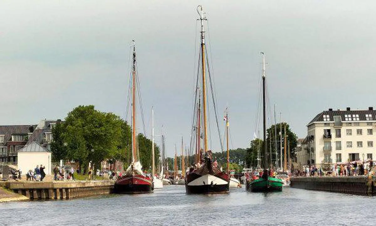 Marina Hellevoetsluis: {"base": "nl", "no": "Inngang til kommunalhavnen Hellevoetsluis (\u00d8stkade og Vestkade) fra Haringvliet.", "se": "Ing\u00e5ng Kommunhamnen Hellevoetsluis (\u00d6stra kajen och V\u00e4stra kajen) fr\u00e5n Haringvliet.", "en": "Entrance Municipal Harbour Hellevoetsluis (East Quay and West Quay) from Haringvliet.", "da": "Indgang Kommunalhavn Hellevoetsluis (\u00d8stkaj og Vestkaj) fra Haringvliet.", "fr": "Entr\u00e9e du port municipal de Hellevoetsluis (quai est et quai ouest) depuis le Haringvliet.", "de": "Einfahrt Gemeindehafen Hellevoetsluis (Ostkade und Westkade) vom Haringvliet.", "es": "Entrada al puerto municipal de Hellevoetsluis (Muelle Este y Muelle Oeste) desde Haringvliet.", "it": "Ingresso al Porto Comunale di Hellevoetsluis (East Quay e West Quay) dal Haringvliet.", "pt": "Entrada do Porto Municipal de Hellevoetsluis (Oostkade e Westkade) a partir de Haringvliet.", "nl": "Ingang Gemeentehaven Hellevoetsluis (Oostkade en Westkade) vanaf Haringvliet.", "pl": "Wej\u015bcie do Portu Gminnego Hellevoetsluis (Wschodnie Nabrze\u017ce i Zachodnie Nabrze\u017ce) od strony Haringvliet.", "uk": "\u0412\u0445\u0456\u0434 \u0434\u043e \u043c\u0443\u043d\u0456\u0446\u0438\u043f\u0430\u043b\u044c\u043d\u043e\u0457 \u0433\u0430\u0432\u0430\u043d\u0456 \u0425\u0435\u043b\u043b\u0435\u0432\u043e\u0442\u0441\u043b\u044e\u0439\u0441 (\u0421\u0445\u0456\u0434\u043d\u0438\u0439 \u043f\u0440\u0438\u0447\u0430\u043b \u0456 \u0417\u0430\u0445\u0456\u0434\u043d\u0438\u0439 \u043f\u0440\u0438\u0447\u0430\u043b) \u0437 \u0425\u0430\u0440\u0456\u043d\u0433\u0432\u043b\u0456\u0435\u0442\u0443.", "ro": "Intrarea \u00een Portul Municipal Hellevoetsluis (Cheiul de Est \u0219i Cheiul de Vest) de pe Haringvliet.", "tr": "Haringvliet'ten Gemeentehaven Hellevoetsluis'in giri\u015fi (Oostkade ve Westkade).", "el": "\u0395\u03af\u03c3\u03bf\u03b4\u03bf\u03c2 \u03c3\u03c4\u03bf \u0394\u03b7\u03bc\u03bf\u03c4\u03b9\u03ba\u03cc \u039b\u03b9\u03bc\u03ac\u03bd\u03b9 Hellevoetsluis (\u0391\u03bd\u03b1\u03c4\u03bf\u03bb\u03b9\u03ba\u03ae \u03c0\u03c1\u03bf\u03b2\u03bb\u03ae\u03c4\u03b1 \u03ba\u03b1\u03b9 \u0394\u03c5\u03c4\u03b9\u03ba\u03ae \u03c0\u03c1\u03bf\u03b2\u03bb\u03ae\u03c4\u03b1) \u03b1\u03c0\u03cc \u03c4\u03bf Haringvliet.", "cs": "Vstup do obecn\u00edho p\u0159\u00edstavu Hellevoetsluis (v\u00fdchodn\u00ed molo a z\u00e1padn\u00ed molo) z Haringvliet.", "hu": "Bej\u00e1rat Gemeentehaven Hellevoetsluis (Keleti rakpart \u00e9s Nyugati rakpart) a Haringvliet fel\u0151l.", "fi": "Sis\u00e4\u00e4nk\u00e4ynti Hellevoetsluisin kunnansatamaan (It\u00e4laituri ja L\u00e4nsilaituri) Haringvlietist\u00e4.", "bg": "\u0412\u0445\u043e\u0434 \u041e\u0431\u0449\u0438\u043d\u0441\u043a\u043e \u043f\u0440\u0438\u0441\u0442\u0430\u043d\u0438\u0449\u0435 \u0425\u0435\u043b\u0435\u0432\u043e\u0435\u0442\u0441\u043b\u0430\u0439\u0441 (\u0418\u0437\u0442\u043e\u0447\u0435\u043d \u043a\u0435\u0439 \u0438 \u0417\u0430\u043f\u0430\u0434\u0435\u043d \u043a\u0435\u0439) \u043e\u0442 \u0425\u0430\u0440\u0438\u043d\u0433\u0432\u043b\u0438\u0442.", "sr": "\u0423\u043b\u0430\u0437 \u0443 \u041e\u043f\u0448\u0442\u0438\u043d\u0441\u043a\u0443 \u043b\u0443\u043a\u0443 \u0425\u0435\u043b\u0435\u0432\u0443\u0442\u0441\u043b\u0443\u0438\u0441 (\u0418\u0441\u0442\u043e\u0447\u043d\u0438 \u043a\u0435\u0458 \u0438 \u0417\u0430\u043f\u0430\u0434\u043d\u0438 \u043a\u0435\u0458) \u0441\u0430 \u0425\u0430\u0440\u0438\u043d\u0433\u0432\u043b\u0438\u0442\u0430.", "et": "Sisses\u00f5it Hellevoetsluis'i munitsipaalisadamasse (Oostkade ja Westkade) Haringvliet'ist.", "lv": "Ieie\u0161ana Gemeentehaven Hellevoetsluis (Oostkade un Westkade) no Haringvliet.", "lt": "\u012eplaukimas \u012f Hellevoetsluis savivaldyb\u0117s uost\u0105 (Oostkade ir Westkade) nuo Haringvliet."}