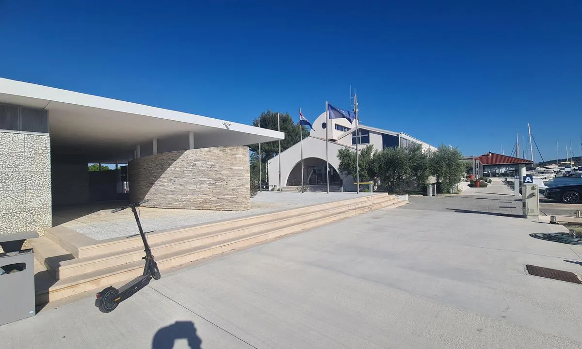 {"base": "en", "no": "<p>Venstre bygning: dusjer og toaletter, h\u00f8yre: marina kontor og restaurant</p>", "se": "<p>v\u00e4nster byggnad duschar och toaletter, h\u00f6ger marinakontor och restaurang</p>", "en": "left building showers and toilettes, right marina office and restaurant", "da": "venstre bygning brusere og toiletter, h\u00f8jre marina kontor og restaurant", "fr": "\u00e0 gauche b\u00e2timent avec douches et toilettes, \u00e0 droite bureau de la marina et restaurant", "de": "linkes Geb\u00e4ude Duschen und Toiletten, rechtes Marina-B\u00fcro und Restaurant", "es": "edificio de la izquierda con duchas y toilettes, derecha oficina de la marina y restaurante", "it": "edificio a sinistra con docce e servizi igienici, a destra ufficio della marina e ristorante", "pt": "pr\u00e9dio \u00e0 esquerda: chuveiros e sanit\u00e1rios, \u00e0 direita: escrit\u00f3rio da marina e restaurante", "nl": "linker gebouw douches en toiletten, rechter jachthavenkantoor en restaurant", "pl": "po lewej prysznice i toalety, po prawej biuro mariny i restauracja", "uk": "\u0437\u043b\u0456\u0432\u0430 \u0431\u0443\u0434\u0456\u0432\u043b\u044f \u0437 \u0434\u0443\u0448\u043e\u0432\u0438\u043c\u0438 \u0442\u0430 \u0442\u0443\u0430\u043b\u0435\u0442\u0430\u043c\u0438, \u0441\u043f\u0440\u0430\u0432\u0430 \u043e\u0444\u0456\u0441 \u043c\u0430\u0440\u0438\u043d\u0438 \u0442\u0430 \u0440\u0435\u0441\u0442\u043e\u0440\u0430\u043d", "ro": "cl\u0103direa din st\u00e2nga: du\u0219uri \u0219i toalete, cl\u0103direa din dreapta: biroul marinei \u0219i restaurant", "tr": "sol bina du\u015flar ve tuvaletler, sa\u011f marina ofisi ve restoran", "el": "\u03b1\u03c1\u03b9\u03c3\u03c4\u03b5\u03c1\u03ac \u03ba\u03c4\u03af\u03c1\u03b9\u03bf \u03bc\u03b5 \u03bd\u03c4\u03bf\u03c5\u03c2 \u03ba\u03b1\u03b9 \u03c4\u03bf\u03c5\u03b1\u03bb\u03ad\u03c4\u03b5\u03c2, \u03b4\u03b5\u03be\u03b9\u03ac \u03c4\u03bf \u03b3\u03c1\u03b1\u03c6\u03b5\u03af\u03bf \u03c4\u03b7\u03c2 \u03bc\u03b1\u03c1\u03af\u03bd\u03b1\u03c2 \u03ba\u03b1\u03b9 \u03c4\u03bf \u03b5\u03c3\u03c4\u03b9\u03b1\u03c4\u03cc\u03c1\u03b9\u03bf", "cs": "vlevo budova se sprchami a toaletami, vpravo kancel\u00e1\u0159 mariny a restaurace", "hu": "bal oldalon \u00e9p\u00fclet zuhanyz\u00f3kkal \u00e9s WC-kel, jobb oldalon a kik\u00f6t\u0151 irod\u00e1ja \u00e9s \u00e9tterem", "fi": "vasemmalla rakennuksessa suihkut ja WC:t, oikealla satamatoimisto ja ravintola", "bg": "\u043b\u044f\u0432\u0430 \u0441\u0433\u0440\u0430\u0434\u0430 \u0434\u0443\u0448\u043e\u0432\u0435 \u0438 \u0442\u043e\u0430\u043b\u0435\u0442\u043d\u0438, \u0434\u044f\u0441\u043d\u043e \u043e\u0444\u0438\u0441 \u043d\u0430 \u043c\u0430\u0440\u0438\u043d\u0430\u0442\u0430 \u0438 \u0440\u0435\u0441\u0442\u043e\u0440\u0430\u043d\u0442", "sr": "levo zgrada sa tu\u0161evima i toaletima, desno marina kancelarija i restoran", "et": "vasakul hoones du\u0161id ja tualetid, paremal jahisadama kontor ja restoran", "lv": "kreisaj\u0101 pus\u0113 \u0113ka ar du\u0161\u0101m un tualet\u0113m, labaj\u0101 pus\u0113 jahtu ostas birojs un restor\u0101ns", "lt": "kair\u0117je pastate du\u0161ai ir tualetai, de\u0161in\u0117je marina biuras ir restoranas"}