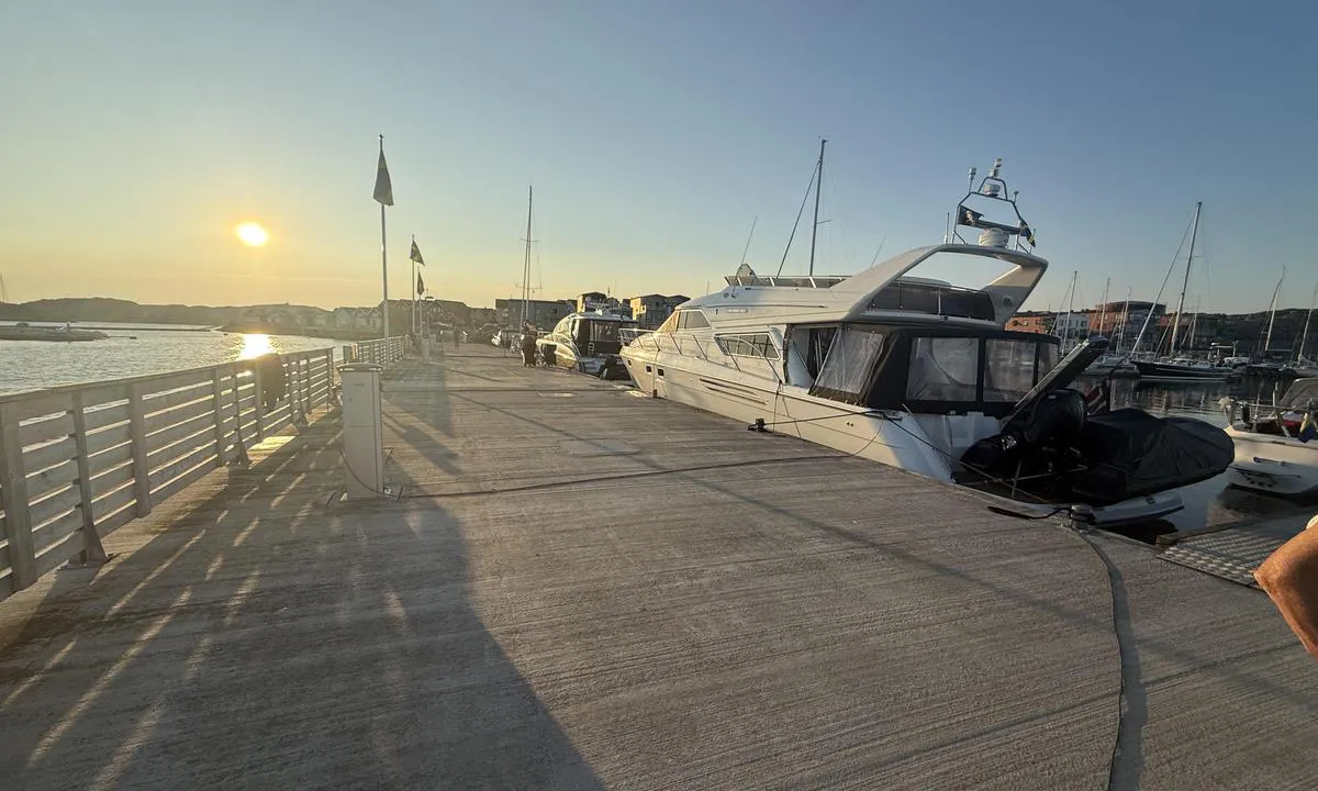 Marina kajen Skärhamn: {"base": "no", "no": "B\u00f8lgebryter/brygge med fort\u00f8yning p\u00e5 innsiden", "se": "V\u00e5gbrytare/brygga med f\u00f6rt\u00f6jning p\u00e5 insidan", "en": "Breakwater/pier with mooring on the inside", "da": "B\u00f8lgebryder/bro med fort\u00f8jning p\u00e5 indersiden", "fr": "Brise-lames/quai avec amarrage \u00e0 l'int\u00e9rieur", "de": "Wellenbrecher/Anlegesteg mit Festmachern auf der Innenseite", "es": "Rompedor de olas/muelle con amarre en el interior", "it": "Frangiflutti/pontile con ormeggio all'interno", "pt": "Quebra-mar/p\u00eder com amarra\u00e7\u00e3o no interior", "nl": "Golfbreker/kade met afmeer mogelijkheid aan de binnenzijde", "pl": "Falochron/keja z zacumowaniem od wewn\u0105trz", "uk": "\u0425\u0432\u0438\u043b\u0435\u0440\u0456\u0437/\u043f\u0440\u0438\u0447\u0430\u043b \u0437 \u043a\u0440\u0456\u043f\u043b\u0435\u043d\u043d\u044f\u043c \u0437 \u0432\u043d\u0443\u0442\u0440\u0456\u0448\u043d\u044c\u043e\u0433\u043e \u0431\u043e\u043a\u0443", "ro": "Dig/chei cu andocare pe partea interioar\u0103", "tr": "Dalgak\u0131ran/iskelenin i\u00e7 taraf\u0131nda ba\u011flanma", "el": "\u039a\u03c5\u03bc\u03b1\u03c4\u03bf\u03b8\u03c1\u03b1\u03cd\u03c3\u03c4\u03b7\u03c2/\u03c0\u03c1\u03bf\u03b2\u03bb\u03ae\u03c4\u03b1 \u03bc\u03b5 \u03c0\u03c1\u03cc\u03c3\u03b4\u03b5\u03c3\u03b7 \u03c3\u03c4\u03b7\u03bd \u03b5\u03c3\u03c9\u03c4\u03b5\u03c1\u03b9\u03ba\u03ae \u03c0\u03bb\u03b5\u03c5\u03c1\u03ac", "cs": "Vlnolam/l\u00e1vka s kotven\u00edm na vnit\u0159n\u00ed stran\u011b", "hu": "<p><b>Hull\u00e1mt\u00f6r\u0151/b\u00e1rka</b>, bel\u00fcl kik\u00f6t\u00e9ssel</p>", "fi": "Aallonmurtaja/laituri kiinnittymisell\u00e4 sis\u00e4puolella", "bg": "\u0412\u044a\u043b\u043d\u043e\u043b\u043e\u043c/\u043a\u0435\u0439 \u0441 \u043f\u0440\u0438\u0441\u0442\u0430\u0432\u0430\u043d\u0435 \u043e\u0442 \u0432\u044a\u0442\u0440\u0435\u0448\u043d\u0430\u0442\u0430 \u0441\u0442\u0440\u0430\u043d\u0430", "sr": "\u0420\u0435\u043a\u0430 \u0437\u0430 \u0437\u0430\u0448\u0442\u0438\u0442\u0443 \u043e\u0434 \u0442\u0430\u043b\u0430\u0441\u0430/\u043f\u0440\u0438\u0441\u0442\u0430\u043d \u0441\u0430 \u043f\u0440\u0438\u0441\u0442\u0430\u0458\u0430\u045a\u0435\u043c \u0441\u0430 \u0443\u043d\u0443\u0442\u0440\u0430\u0448\u045a\u0435 \u0441\u0442\u0440\u0430\u043d\u0435", "et": "Lainekatkestaja/kaim kinnitumisega seespool", "lv": "Vilnis \u0161\u0137\u0113rslis/pietauvota piest\u0101tne ar iek\u0161\u0113ju enkuru", "lt": "Bangolau\u017eis/prieplauka su tvirtinimu vidin\u0117je pus\u0117je"}