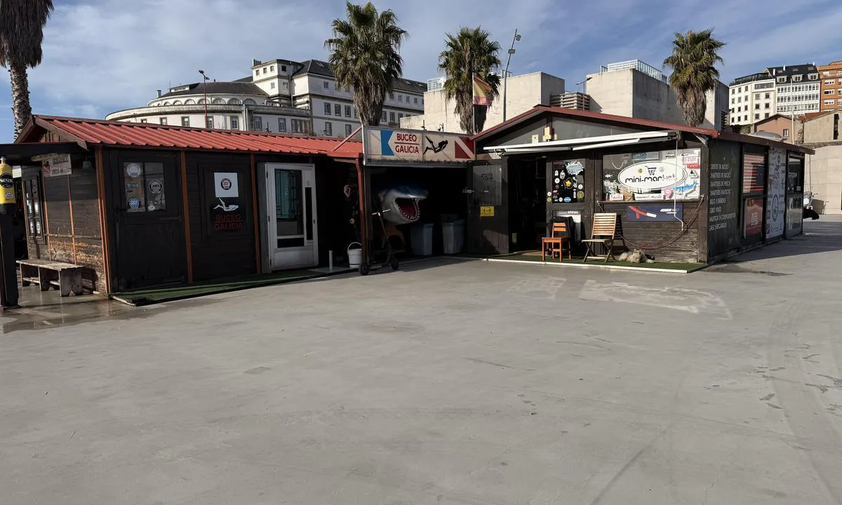 Marina La Coruna: {"base": "no", "no": "Mini marked for b\u00e5tutstyr og dykking.", "se": "Mini marknad f\u00f6r b\u00e5tutrustning och dykning.", "en": "Mini market for boat equipment and diving.", "da": "Mini marked for b\u00e5dudstyr og dykning.", "fr": "Mini march\u00e9 pour \u00e9quipements de bateau et plong\u00e9e.", "de": "Mini-Markt f\u00fcr Bootszubeh\u00f6r und Tauchen.", "es": "Mini mercado de equipos para barcos y buceo.", "it": "Mini mercato per attrezzature nautiche e immersioni.", "pt": "Mini mercado para equipamentos de barco e mergulho.", "nl": "Mini-markt voor bootuitrusting en duiken.", "pl": "Mini market dla sprz\u0119tu \u017ceglarskiego i nurkowego.", "uk": "\u041c\u0456\u043d\u0456-\u043c\u0430\u0440\u043a\u0435\u0442 \u0434\u043b\u044f \u0447\u043e\u0432\u043d\u043e\u0432\u043e\u0433\u043e \u0441\u043f\u043e\u0440\u044f\u0434\u0436\u0435\u043d\u043d\u044f \u0442\u0430 \u0434\u0430\u0439\u0432\u0456\u043d\u0433\u0443.", "ro": "Mini pia\u021b\u0103 pentru echipamente de barc\u0103 \u0219i scufund\u0103ri.", "tr": "Dal\u0131\u015f ve tekne ekipmanlar\u0131 i\u00e7in mini market.", "el": "\u039c\u03af\u03bd\u03b9 \u03bc\u03ac\u03c1\u03ba\u03b5\u03c4 \u03b3\u03b9\u03b1 \u03bd\u03b1\u03c5\u03c4\u03b9\u03bb\u03b9\u03b1\u03ba\u03ac \u03b5\u03be\u03b1\u03c1\u03c4\u03ae\u03bc\u03b1\u03c4\u03b1 \u03ba\u03b1\u03b9 \u03ba\u03b1\u03c4\u03b1\u03b4\u03cd\u03c3\u03b5\u03b9\u03c2.", "cs": "Mini trh s pot\u0159ebami pro lod\u011b a pot\u00e1p\u011bn\u00ed.", "hu": "Mini piac haj\u00f3s felszerel\u00e9seknek \u00e9s b\u00fav\u00e1rkod\u00e1snak.", "fi": "Mini marketti venevarusteille ja sukellukselle.", "bg": "\u041c\u0438\u043d\u0438 \u043f\u0430\u0437\u0430\u0440 \u0437\u0430 \u043a\u043e\u0440\u0430\u0431\u043d\u043e \u043e\u0431\u043e\u0440\u0443\u0434\u0432\u0430\u043d\u0435 \u0438 \u0433\u043c\u0443\u0440\u043a\u0430\u043d\u0435.", "sr": "\u041c\u0438\u043d\u0438 \u0442\u0440\u0436\u043d\u0438\u0446\u0430 \u0437\u0430 \u043e\u043f\u0440\u0435\u043c\u0443 \u0437\u0430 \u0431\u0440\u043e\u0434\u043e\u0432\u0435 \u0438 \u0440\u043e\u045a\u0435\u045a\u0435.", "et": "Mini-turg paadivarustuse ja sukeldumise jaoks.", "lv": "Mini tirgus laivu apr\u012bkojumam un nir\u0161anai.", "lt": "Mini rinka su laiv\u0173 \u012franga ir nardymo reikmenimis."}