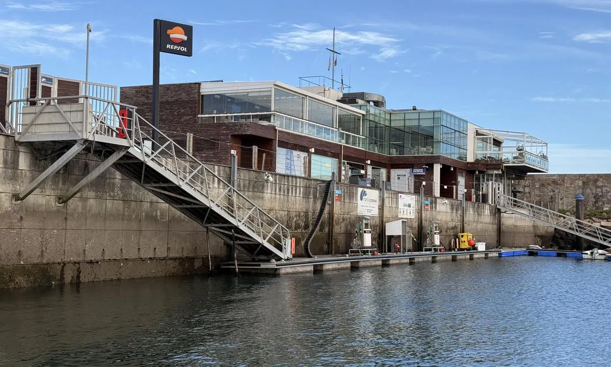 Marina La Coruna: {"base": "no", "no": "Havnekontor, og serviceanlegg.\r\n Dieselfyllingskaien.\r\nDet er ogs\u00e5 ein restaurant her.", "se": "Hamnkontor och serviceanl\u00e4ggning.<br>Dieselp\u00e5fyllningskajen.<br>Det finns ocks\u00e5 en restaurang h\u00e4r.", "en": "Harbour office, and service facilities. Diesel filling quay. There is also a restaurant here.", "da": "Havnekontor og serviceanl\u00e6g.<br>Dieselp\u00e5fyldningskajen.<br>Der er ogs\u00e5 en restaurant her.", "fr": "Bureau du port et installations de service. Quai de ravitaillement en diesel. Il y a aussi un restaurant ici.", "de": "Hafenb\u00fcro und Serviceeinrichtung.<br/>Dieseltankstelle.<br/>Es gibt auch ein Restaurant hier.", "es": "Oficina del puerto y instalaciones de servicio.<br>Muelles de carga de di\u00e9sel.<br>Tambi\u00e9n hay un restaurante aqu\u00ed.", "it": "Ufficio del porto e impianto di servizio.<br>Banchina di rifornimento diesel.<br>C'\u00e8 anche un ristorante qui.", "pt": "Escrit\u00f3rio do porto e instala\u00e7\u00f5es de servi\u00e7o.<br>O cais de reabastecimento de diesel.<br>Tamb\u00e9m h\u00e1 um restaurante aqui.", "nl": "Havenkantoor en servicefaciliteit. <br/>Dieselvulpier. <br/>Er is hier ook een restaurant.", "pl": "Biuro portowe i zaplecze serwisowe.<br>Keja do tankowania paliwa diesel.<br>Jest tu tak\u017ce restauracja.", "uk": "\u0413\u0430\u0432\u0430\u043d\u043e\u0432\u0438\u0439 \u043e\u0444\u0456\u0441 \u0442\u0430 \u0441\u0435\u0440\u0432\u0456\u0441\u043d\u0438\u0439 \u0446\u0435\u043d\u0442\u0440. <br/> \u041f\u0456\u0440\u0441 \u0434\u043b\u044f \u0437\u0430\u043f\u0440\u0430\u0432\u043a\u0438 \u0434\u0438\u0437\u0435\u043b\u044c\u043d\u0438\u043c \u043f\u0430\u043b\u0438\u0432\u043e\u043c. <br/> \u0422\u0443\u0442 \u0442\u0430\u043a\u043e\u0436 \u0454 \u0440\u0435\u0441\u0442\u043e\u0440\u0430\u043d.", "ro": "Biroul portului \u0219i facilit\u0103\u021bi de servicii. Debarcader pentru alimentarea cu motorin\u0103. Aici se afl\u0103 \u0219i un restaurant.", "tr": "Liman ofisi ve hizmet tesisi. <br> Dizel dolum iskelesi. <br> Burada ayr\u0131ca bir restoran var.", "el": "<p>\u039b\u03b9\u03bc\u03b5\u03bd\u03b9\u03ba\u03cc \u03b3\u03c1\u03b1\u03c6\u03b5\u03af\u03bf \u03ba\u03b1\u03b9 \u03b5\u03b3\u03ba\u03b1\u03c4\u03b1\u03c3\u03c4\u03ac\u03c3\u03b5\u03b9\u03c2 \u03b5\u03be\u03c5\u03c0\u03b7\u03c1\u03ad\u03c4\u03b7\u03c3\u03b7\u03c2.<br />\u0397 \u03b1\u03c0\u03bf\u03b2\u03ac\u03b8\u03c1\u03b1 \u03c0\u03bb\u03ae\u03c1\u03c9\u03c3\u03b7\u03c2 \u03bd\u03c4\u03ae\u03b6\u03b5\u03bb.<br />\u03a5\u03c0\u03ac\u03c1\u03c7\u03b5\u03b9 \u03b5\u03c0\u03af\u03c3\u03b7\u03c2 \u03ad\u03bd\u03b1 \u03b5\u03c3\u03c4\u03b9\u03b1\u03c4\u03cc\u03c1\u03b9\u03bf \u03b5\u03b4\u03ce.</p>", "cs": "P\u0159\u00edstavn\u00ed kancel\u00e1\u0159 a servisn\u00ed za\u0159\u00edzen\u00ed.<br> Dok \u010derp\u00e1n\u00ed nafty.<br> Je zde tak\u00e9 restaurace.", "hu": "Kik\u00f6t\u0151iroda \u00e9s szolg\u00e1ltat\u00e1si l\u00e9tes\u00edtm\u00e9nyek. D\u00edzel t\u00f6lt\u0151 m\u00f3l\u00f3. Van itt egy \u00e9tterem is.", "fi": "Satamatoimisto ja huoltorakennus. Dieselit\u00e4ytt\u00f6laituri. T\u00e4\u00e4ll\u00e4 on my\u00f6s ravintola.", "bg": "\u0425\u0430\u0440\u0431\u043e\u0440 \u043e\u0444\u0438\u0441 \u0438 \u0441\u044a\u043e\u0440\u044a\u0436\u0435\u043d\u0438\u0435 \u0437\u0430 \u043e\u0431\u0441\u043b\u0443\u0436\u0432\u0430\u043d\u0435.<br>\u041a\u0435\u044f\u0442 \u0437\u0430 \u0437\u0430\u0440\u0435\u0436\u0434\u0430\u043d\u0435 \u0441 \u0434\u0438\u0437\u0435\u043b.<br>\u0422\u0443\u043a \u0438\u043c\u0430 \u0438 \u0440\u0435\u0441\u0442\u043e\u0440\u0430\u043d\u0442.", "sr": "\u041b\u0443\u043a\u0430 \u043a\u0430\u043d\u0446\u0435\u043b\u0430\u0440\u0438\u0458\u0430, \u0438 \u0441\u0435\u0440\u0432\u0438\u0441\u043d\u0438 \u043e\u0431\u0458\u0435\u043a\u0442\u0438.<br>\u041f\u0440\u0438\u0441\u0442\u0430\u043d\u0438\u0448\u0442\u0435 \u0437\u0430 \u0442\u043e\u0447\u0435\u045a\u0435 \u0434\u0438\u0437\u0435\u043b\u0430.<br>\u041e\u0432\u0434\u0435 \u0441\u0435 \u0442\u0430\u043a\u043e\u0452\u0435 \u043d\u0430\u043b\u0430\u0437\u0438 \u0440\u0435\u0441\u0442\u043e\u0440\u0430\u043d.", "et": "Sadamab\u00fcroo ja teenindushoone.<br>Diislik\u00fctuse tankimiskaid.<br>Siin on ka restoran.", "lv": "Ostas administr\u0101cija un pakalpojumu \u0113ka. D\u012bze\u013cdegvielas uzpildes piest\u0101tne. \u0160eit ir ar\u012b restor\u0101ns.", "lt": "Uosto biuras ir aptarnavimo \u012frenginiai.<br> Dyzelinio kuro u\u017epildymo prieplauka.<br> \u010cia taip pat yra restoranas."}